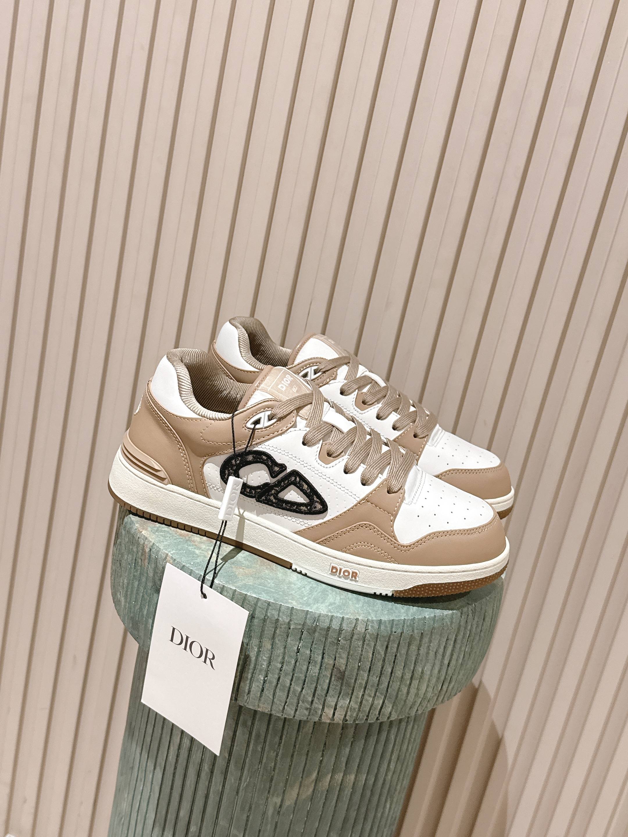 NO:482964,Top version of the new Dongguan men's style. DIOR AND KAWS B57 Dribble low-top sneakers - Limited numbered version (same as star Jay Chou) Original 42, buy Ceiling level quality After more than 5 months of debugging, a small detail also keeps up. The foot is very comfortable and versatile. My home vs original version, from shoe shape to accessories packaging, all 1.1 original version, unblocked and private molded, this B57 Dribble sneakers come from DIOR AND KAWS exclusive limited series. Only with the upper is imported cowhide + matte leather, matched with white suede leather, and the side is decorated with DIOR AND KAWS  The logo enhances the style and reinterprets the brand logo in a colorful snake shape. The tongue, sole and rear side are decorated with various classic details, while the eyelet details, surface threads and rubber inserts highlight the dynamic charm of its sporty style. With a two-color rubber sole, it can be matched with various clothing to create a delicate shape. Main body: cowhide leather lining, mesh fabric, three-color DIOR AND KAWS logo tongue is decorated with Dior B57 logo heel, CD logo low top, plus padded upper White lace-up, paired with two-color CD logo eye toe eye details, insole is decorated with DIOR AND KAWS logo two-color rubber outsole is paired with Dior logo side stitching splicing structure, foot pads are made of original consistent pu injection molding process (the original consistent shoes have chip sensing on the left and right feet)  A pair of white cotton shoelaces (with original uniform luxury airplane box packaging) Size 39-45 (currently available for men.), casual shoes/sports shoes, dior, sneakers, cowhide19860909顶级版本新播色东莞男款.DIOR AND KAWS B57 Dribble低帮运动鞋 -限量编号版（明星周杰伦同款） 原版42,买入 天花板级别质量 经历5个多月调试,一个小细节也跟上,上脚非常非常舒服、百搭. 我家vs原版大到鞋型小到配件包装都是1.1原版一致开私模开对上 这款 B57 Dribble 运动鞋来自DIOR AND KAWS 尊享限定系列.采用鞋面才有进口牛皮+磨砂皮,搭配白色绒面皮,侧面饰以 DIOR AND KAWS 标志提升格调,以彩色蛇形重新诠释品牌标志.鞋舌、鞋底和后侧饰以各种经典细节提升格调,而孔眼细节、缉面线和橡胶镶片则突显其运动风格的动感魅力.带有双色橡胶鞋底,可搭配各式服饰,打造精致造型. 主体:牛皮革里料 网眼织物 侧面饰以三色 DIOR AND KAWS 标志鞋舌饰以 Dior B57 标志鞋跟饰以CD 标志低帮 加垫鞋帮 白色系带开合搭配双色CD标志孔眼鞋头孔眼细节 内底饰以 DIOR AND KAWS 标志双色橡胶外底搭配Dior 标志侧面缝线拼接结构 垫脚采用原版一致pu注塑一体工艺（原版一致鞋子左右脚都有芯片感应） 另附 白色棉质鞋带一副（配原版一致豪华飞机盒包装） 码数39-45(目前出男款.）,休闲鞋/运动鞋,dior,sneakers,cowhide,Women's Shoes