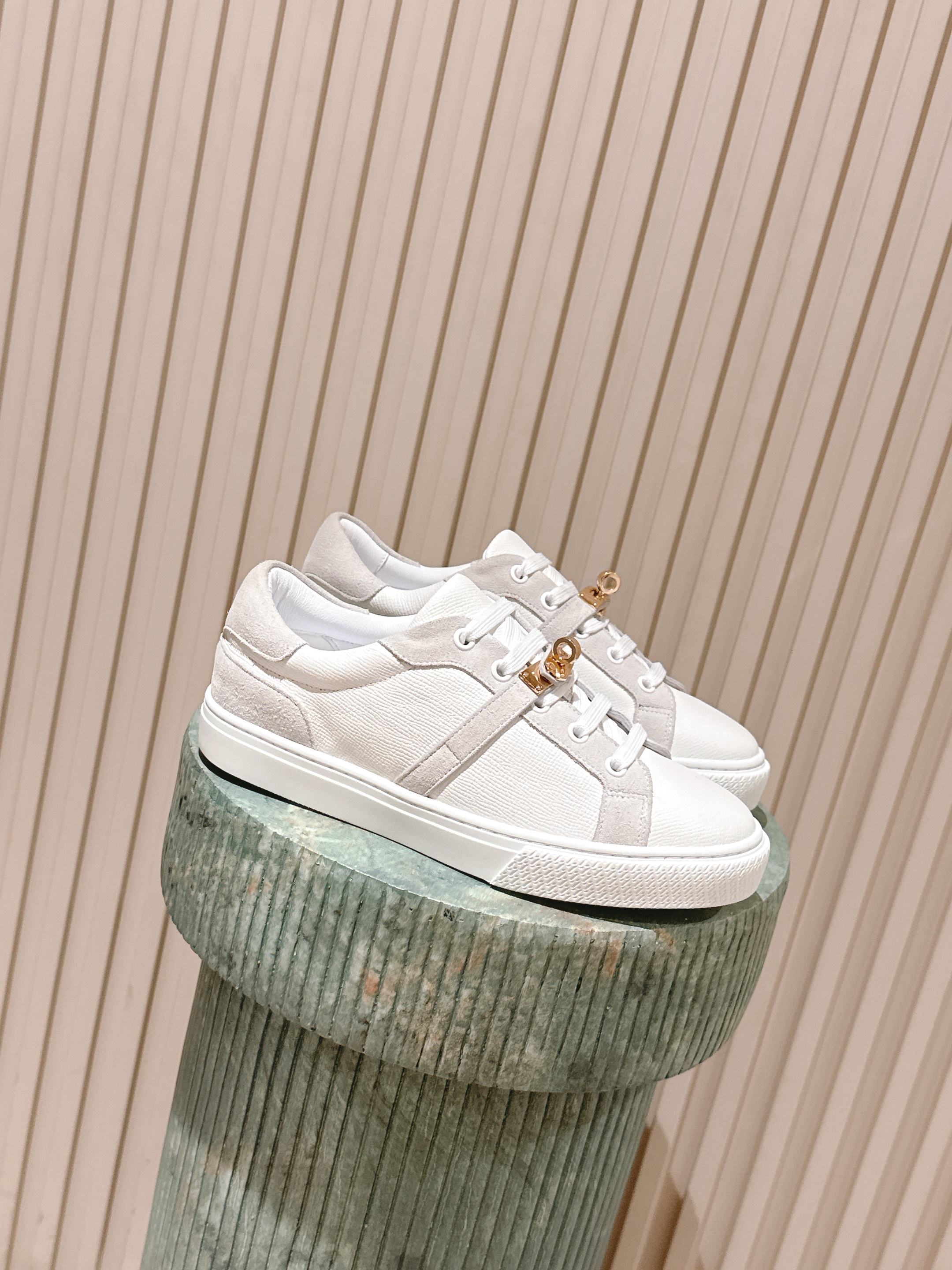 NO:482980,Top version of couples model women's model P men's model hermes ss 25new arrival~ H family couples model loafers new products h family round toe style muller strokes are the first one, with stronger wrapping feel on the feet and heeling when walking imported suede inner sheepskin, sole original molded rubber sole Size#35-45 (45 custom made without return or exchange), casual shoes/sports shoes, hermes, loafers, sneakers, sheepskin, chamois leather19860909顶级版本情侣款女款P男款 hermes ss 25new arrival～ H家 情侣款 乐福鞋新品 h家圆头造型的穆勒拖 还是第一款,上脚包裹感更强,走路更跟脚 进口麂皮 内里羊皮,鞋底原版开模橡胶大底 Size#35-45（45定做不退换）,休闲鞋/运动鞋,hermes,loafers,sneakers,sheepskin,chamois leather,Women's Shoes