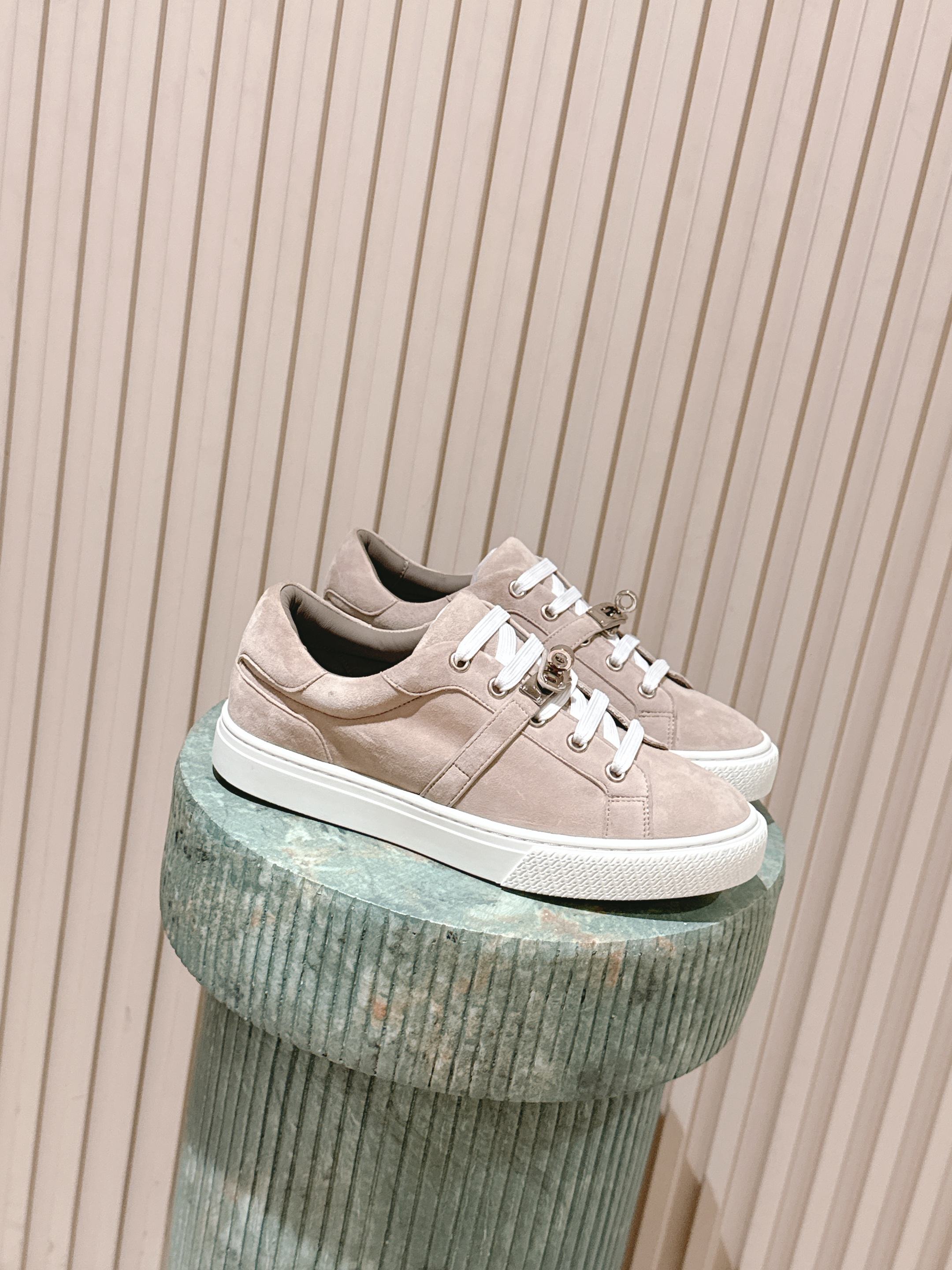 NO:482988,Top version of women: men's hermes ss 25new arrival~ H family couples loafers new products H family round toe Muller trails are the first one, with stronger wrapping feel on the feet and heeling when walking. Imported suede inner sheepskin, original open molded rubber sole Size#35-45 (45 custom made without return or exchange), casual shoes/sports shoes, hermes, loafers, sneakers, sheepskin, chamois leather19860909顶级版本女款:男款 hermes ss 25new arrival～ H家 情侣款 乐福鞋新品 h家圆头造型的穆勒拖 还是第一款,上脚包裹感更强,走路更跟脚 进口麂皮 内里羊皮,鞋底原版开模橡胶大底 Size#35-45（45定做不退换）,休闲鞋/运动鞋,hermes,loafers,sneakers,sheepskin,chamois leather,Women's Shoes