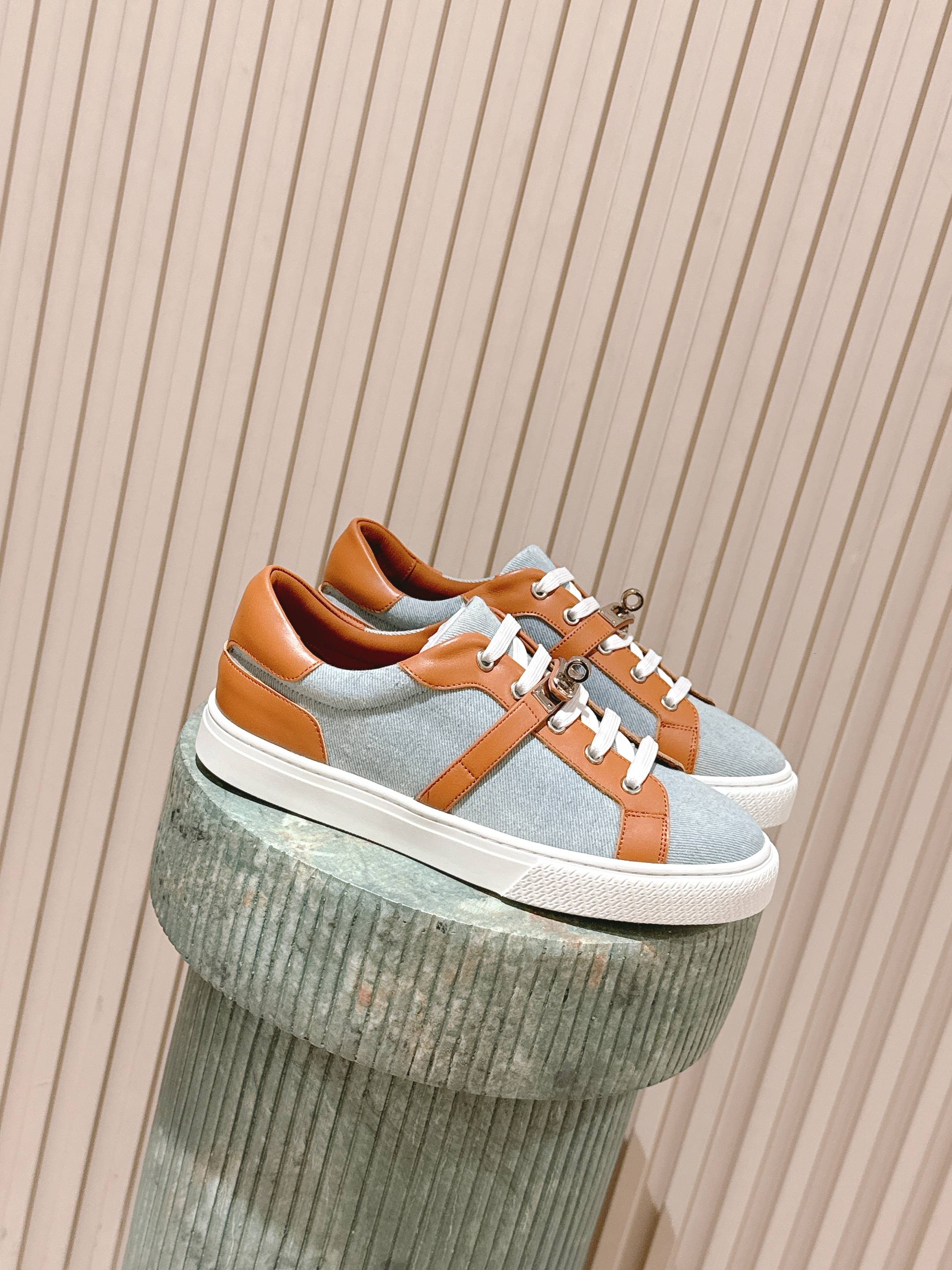 NO:483003,Top version of women: men's hermes ss 25new arrival~ H family couples loafers new products H family round toe Muller trails are the first one, with stronger wrapping feel on the feet and heeling when walking. Imported suede inner sheepskin, original open molded rubber sole Size#35-45 (45 custom made without return or exchange), casual shoes/sports shoes, hermes, loafers, sneakers, sheepskin, chamois leather19860909顶级版本女款:男款 hermes ss 25new arrival～ H家 情侣款 乐福鞋新品 h家圆头造型的穆勒拖 还是第一款,上脚包裹感更强,走路更跟脚 进口麂皮 内里羊皮,鞋底原版开模橡胶大底 Size#35-45（45定做不退换）,休闲鞋/运动鞋,hermes,loafers,sneakers,sheepskin,chamois leather,Women's Shoes