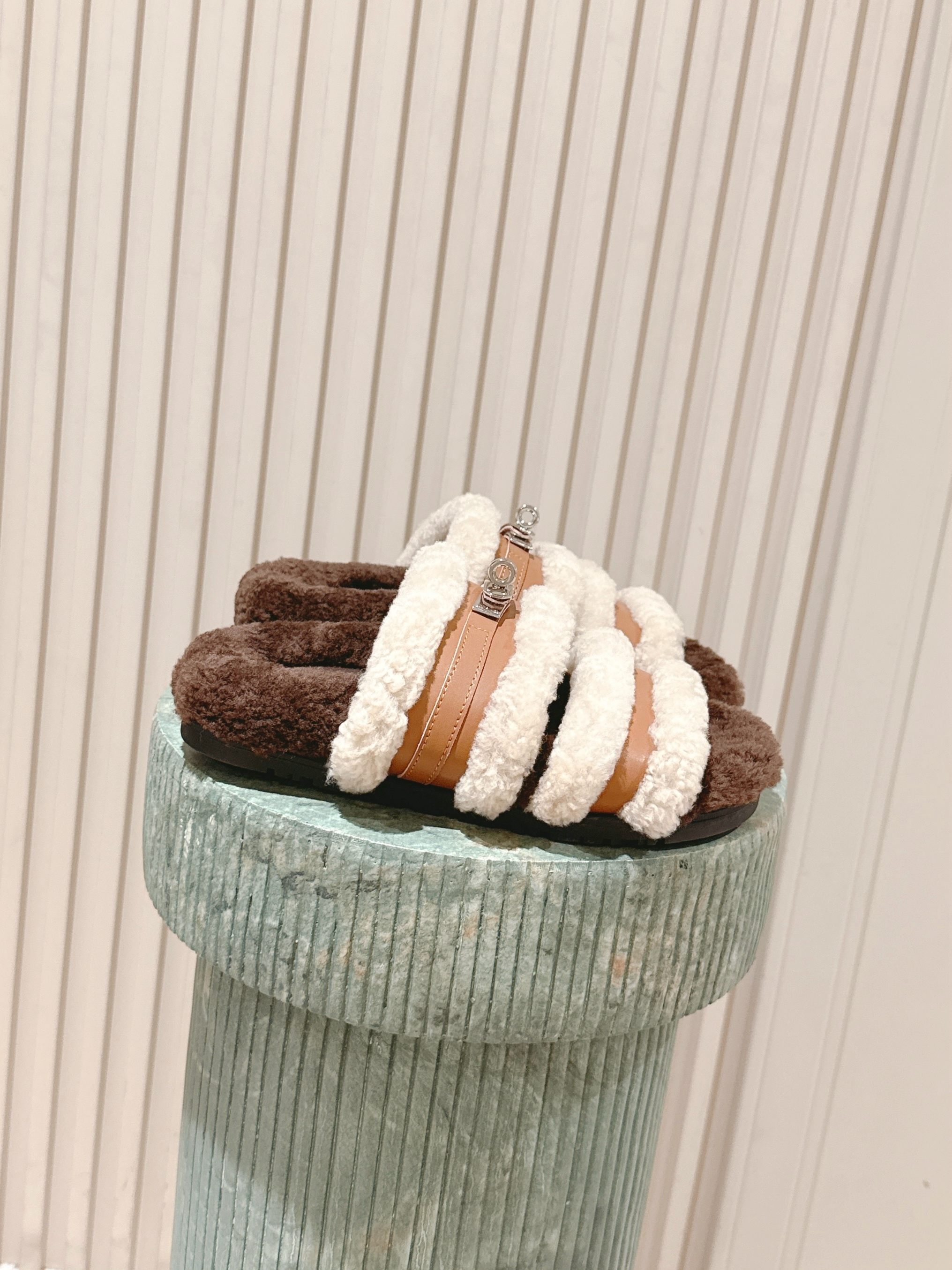 NO:482962,Top version * Hermes fur integrated roll cake with ervous tray. This year, all fabrics are made of A+ fur integrated roll cake with fuzzy hair. Cute, with cloud-like feel, barefoot or paired with socks, all fashionable. Original material of fabric, inner wool, original sole, size 35-39 (customized for 40.41) No return or replacement, fur shoes and slippers, hermes, slippers, socks19860909顶级版本*爱马仕皮毛一体卷糕毛二舅拖 今年面料均选用A+皮毛一体卷糕毛 毛茸茸的 敲可爱的,踩云脚感,光脚或者搭配个袜子穿,都时髦的不行哦 面料原版材质 内里羊毛 鞋底原版鞋底 尺码35-39（40.41定制）不退不换,毛毛鞋拖鞋,hermes,slippers,socks,Women's Shoes