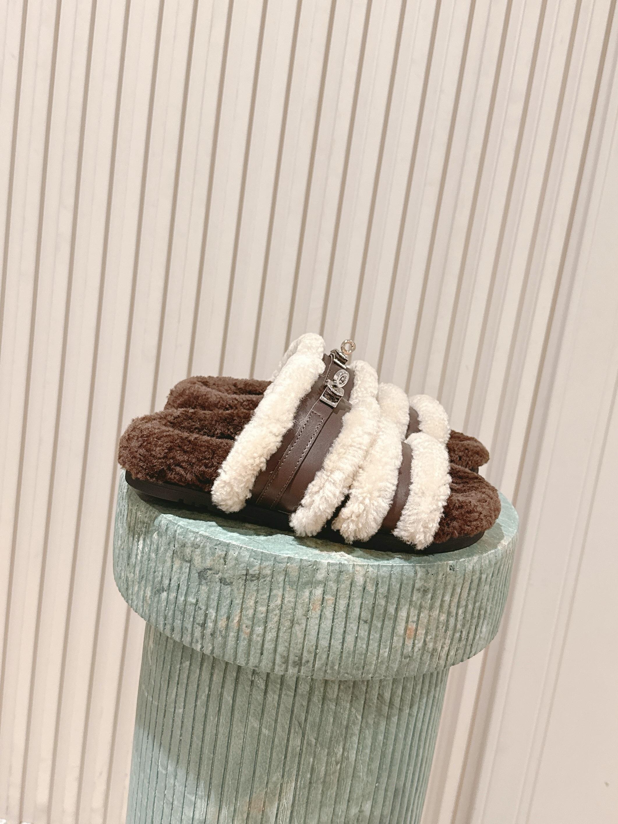 NO:482971,Top version: * Hermes fur integrated roll cake, Erjiu drag. This year, all fabrics are made of A+ fur integrated roll cake. Furry. Cute, with cloud-like feel, barefoot or paired with socks. They are all fashionable. Original material of fabric, inner wool, original sole, size 35-39 (customized for 40.41) No return or replacement, fur shoes and slippers, hermes, slippers, socks19860909顶级版本:*爱马仕皮毛一体卷糕毛二舅拖 今年面料均选用A+皮毛一体卷糕毛 毛茸茸的 敲可爱的,踩云脚感,光脚或者搭配个袜子穿,都时髦的不行哦 面料原版材质 内里羊毛 鞋底原版鞋底 尺码35-39（40.41定制）不退不换,毛毛鞋拖鞋,hermes,slippers,socks,Women's Shoes