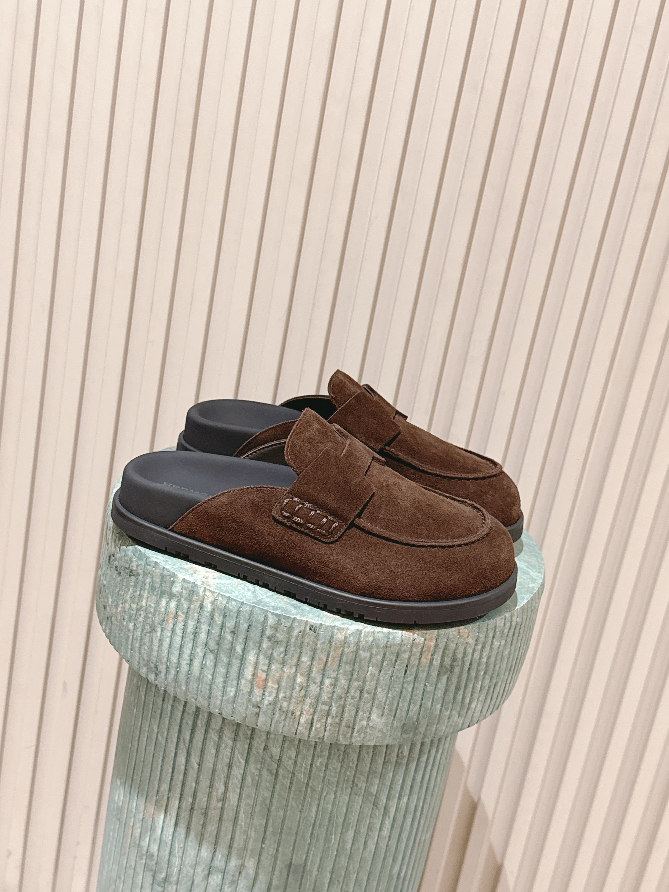 NO:482961,Top version of couples model for women P men 10: Hermes 25ss Boken half-drag. Trendy outfits must be Birken half-drag. Classic decoration is completely my dish. It seems to have a kind of magic. The more you look, the better you look. Extremely retro design. A strong exotic style. It is full of fashionable and has a tone for your feet. Simple styles are good with a sense of luxury. It is hard not to love the versatile color and smooth lines!  Fabric buckle, inner cowhide, large bottom original mold opening and large bottom Size women's size 35-41 (40 41 custom made without return) Men's size 39-45 (45 custom made without return, semi-drag, hermes, hermes, cowhide19860909顶级版本情侣款女款P男款10:Herme* 爱马仕 25ss 博肯半拖 潮流穿搭必入勃肯半拖 h经典装饰完全是我的菜 仿佛是有一种魔力 越看越好看 极约复古的设计 浓厚的异域风情 时髦感十足、随便上脚都很有腔调 简简单单的款式随便搭配一下高级感就很棒 百搭的颜色流畅的线条很难不爱！ 面料牛反绒 内里牛皮 大底原版开模大底 Size女码35-41（40 41订做不退换）男码39-45（45定制不退,半拖,hermes,hermes,cowhide,Women's Shoes