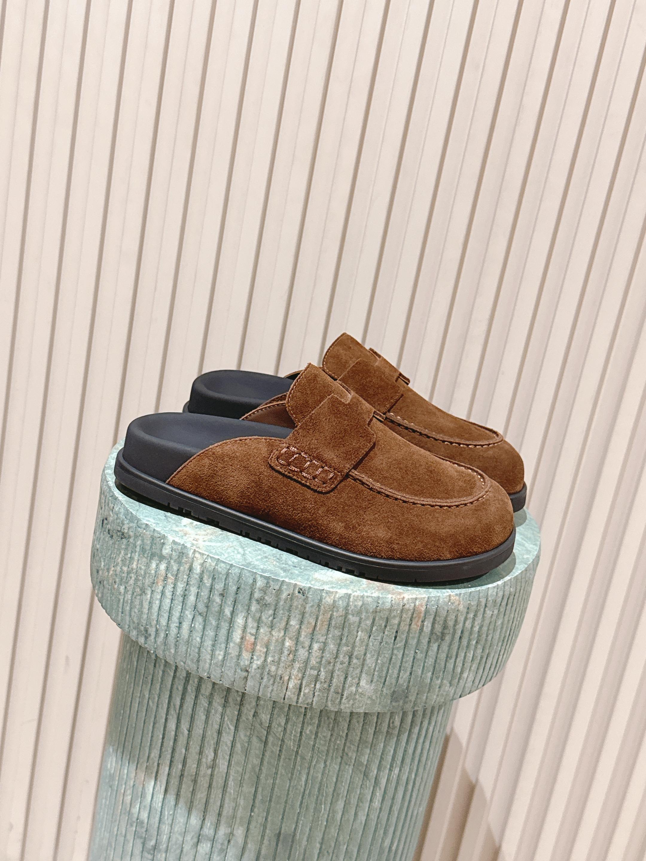 NO:482970,Top version of couples model, women's model, P men's model, 10 (plus white airplane box): Hermes 25ss Boken semi-drag, trendy outfits must be included in Birken semi-drag h Classic decoration is completely my dish, as if it has a magic, the more you look, the better it looks. Extremely retro design, strong exotic style, full of fashionable feeling, and a tone for your feet. Simple styles are good with a sense of luxury. It is hard not to love the versatile color and smooth lines!  Fabric buckle, inner cowhide, large bottom original mold opening and large bottom Size women's size 35-41 (40 41 custom made without return) Men's size 39-45 (45 custom made without return, semi-drag, hermes, hermes, cowhide19860909顶级版本情侣款女款P男款10（加白色飞机盒）:Herme* 爱马仕 25ss 博肯半拖 潮流穿搭必入勃肯半拖 h经典装饰完全是我的菜 仿佛是有一种魔力 越看越好看 极约复古的设计 浓厚的异域风情 时髦感十足、随便上脚都很有腔调 简简单单的款式随便搭配一下高级感就很棒 百搭的颜色流畅的线条很难不爱！ 面料牛反绒 内里牛皮 大底原版开模大底 Size女码35-41（40 41订做不退换）男码39-45（45定制不退,半拖,hermes,hermes,cowhide,Women's Shoes