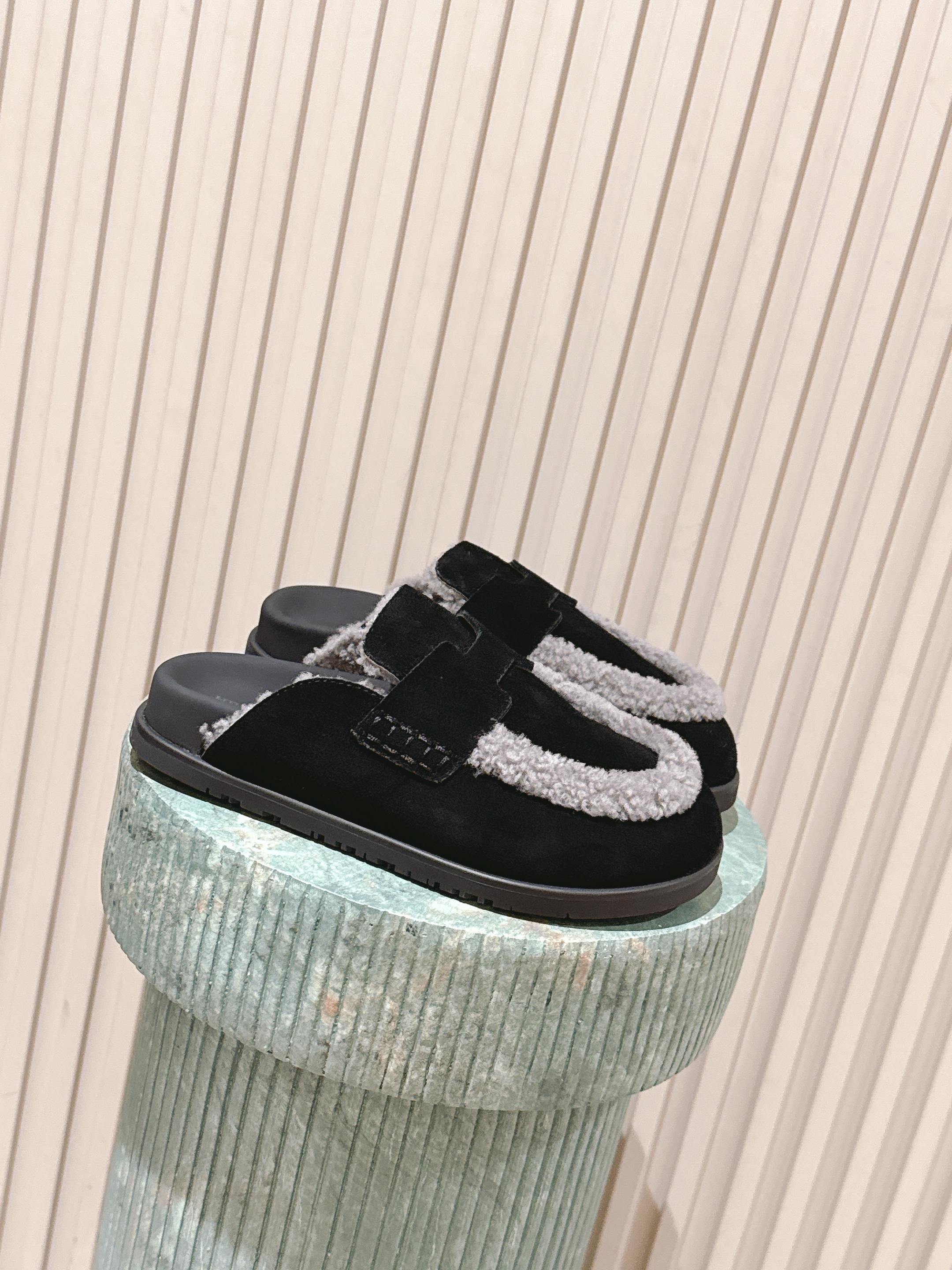 NO:482943,Top version of couples, women, men's, 10 plus (plus airplane box): Hermes 25ss, Boken plush semi-drag, Birken half-drag, autumn and winter outfits must be included in Birken half-drag h classic decoration is completely my dish, as if it has a magic, the more you look, the better it looks. Extremely retro design, strong exotic style, full of fashionable feeling, and a tone for your feet. Simple styles are good with a sense of luxury. It is hard not to love the versatile color and smooth lines!  Fabric velvet/wool inner cowhide, large bottom original mold opening large bottom Size women's size 35-41 (40 41 custom made no return or exchange) men's size 39-45 (45 custom made no return or exchange), semi-drag, hermes, hermes, cowhide19860909顶级版本情侣款女款男款10加（加飞机盒）:Herme* 爱马仕 25ss 博肯毛绒半拖 秋冬穿搭必入勃肯半拖 h经典装饰完全是我的菜 仿佛是有一种魔力 越看越好看 极约复古的设计 浓厚的异域风情 时髦感十足、随便上脚都很有腔调 简简单单的款式随便搭配一下高级感就很棒 百搭的颜色流畅的线条很难不爱！ 面料牛反绒/羊毛 内里牛皮 大底原版开模大底 Size女码35-41（40 41订做不退换）男码39-45（45定制不退换）,半拖,hermes,hermes,cowhide,Women's Shoes