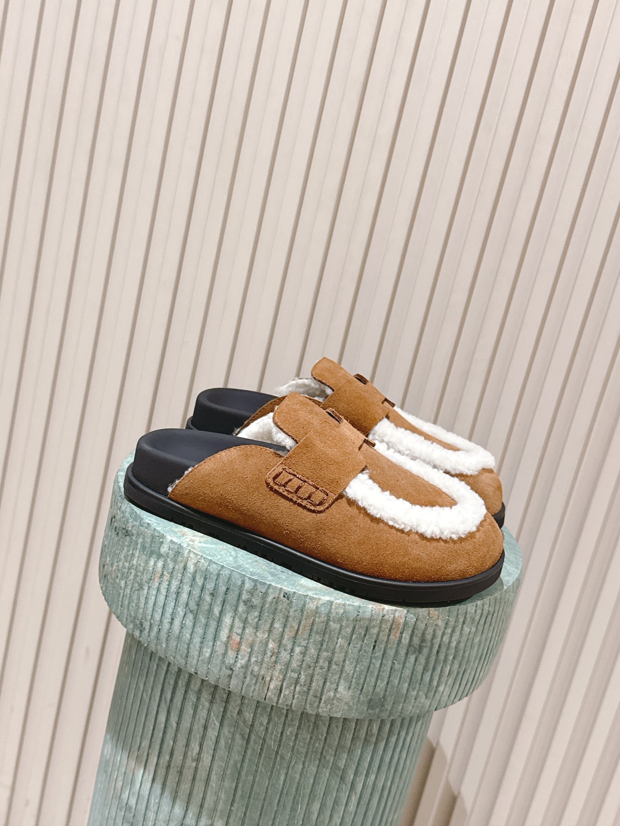 NO:482947,Top version of couples model for men 10 (plus airplane box): Hermes 25ss Boken plush semi-drag. Berken half-drag. A classic decoration is completely my dish. It seems to have a magic. The more you look, the better it looks. Extremely retro design. A strong exotic style. It is full of fashionable and has a tone for your feet. A simple style is very good with a sense of luxury. It is very difficult not to love the versatile color and smooth lines!  Fabric velvet/wool inner cowhide, large bottom original mold opening large bottom Size women's size 35-41 (40 41 custom made no return or exchange) men's size 39-45 (45 custom made no return or exchange), semi-drag, hermes, hermes, cowhide19860909顶级版本情侣款女款男款10（加飞机盒）:Herme* 爱马仕 25ss 博肯毛绒半拖 秋冬穿搭必入勃肯半拖 h经典装饰完全是我的菜 仿佛是有一种魔力 越看越好看 极约复古的设计 浓厚的异域风情 时髦感十足、随便上脚都很有腔调 简简单单的款式随便搭配一下高级感就很棒 百搭的颜色流畅的线条很难不爱！ 面料牛反绒/羊毛 内里牛皮 大底原版开模大底 Size女码35-41（40 41订做不退换）男码39-45（45定制不退换）,半拖,hermes,hermes,cowhide,Women's Shoes