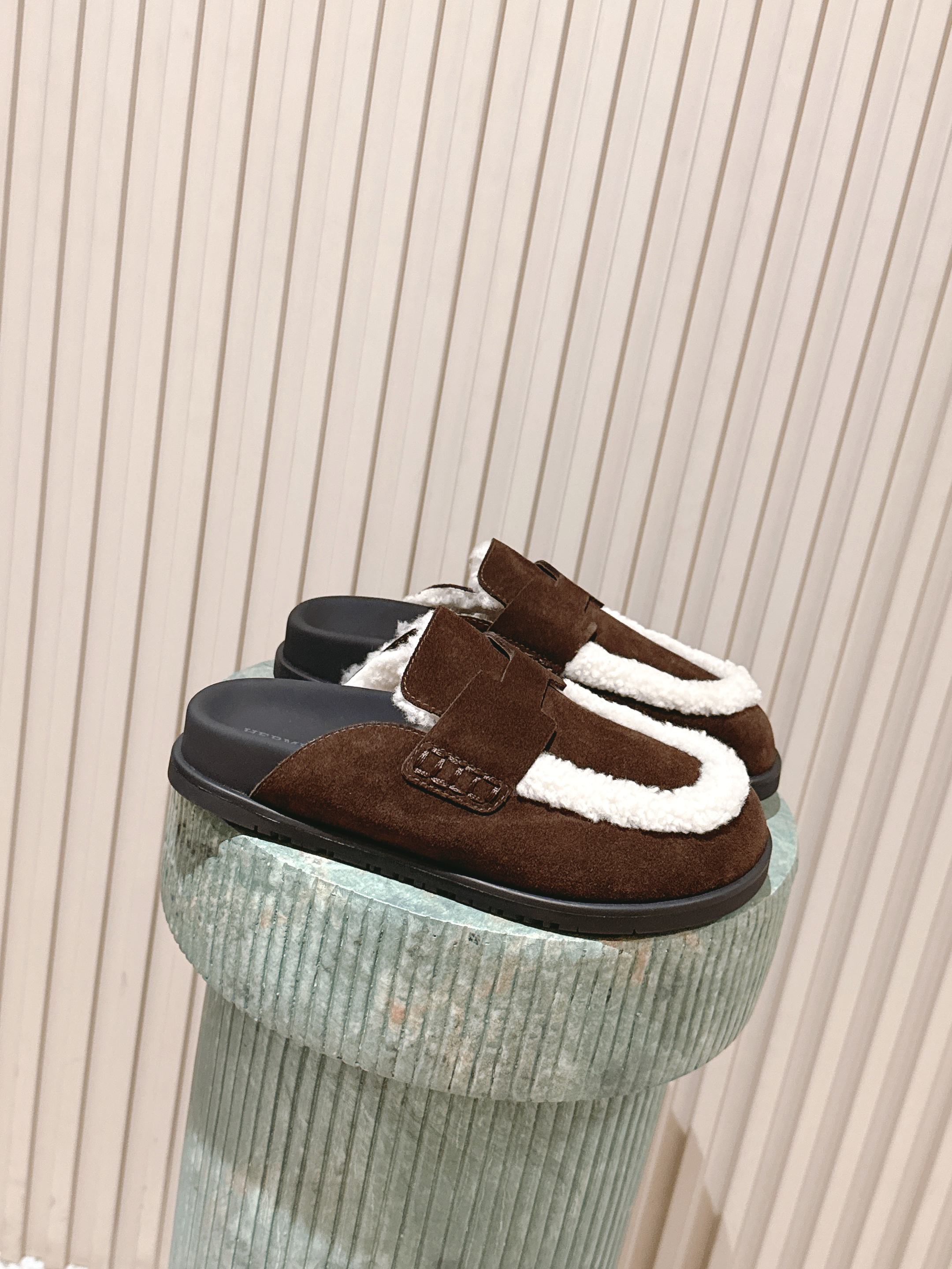 NO:482951,Top version of couples model for men: hermes ss 25new arrival~ H family couples model loafers new product H family round toe style Muller trailer is the first model, with stronger wrapping feel on the feet and heeling when walking. Imported suede inner sheepskin, original open molded rubber sole Size#35-45 (45 custom made without return or exchange), semi-drag, hermes, loafers, sheepskin, chamois leather19860909顶级版本情侣款女款男款: hermes ss 25new arrival～ H家 情侣款 乐福鞋新品 h家圆头造型的穆勒拖 还是第一款,上脚包裹感更强,走路更跟脚 进口麂皮 内里羊皮,鞋底原版开模橡胶大底 Size#35-45（45定做不退换）,半拖,hermes,loafers,sheepskin,chamois leather,Women's Shoes