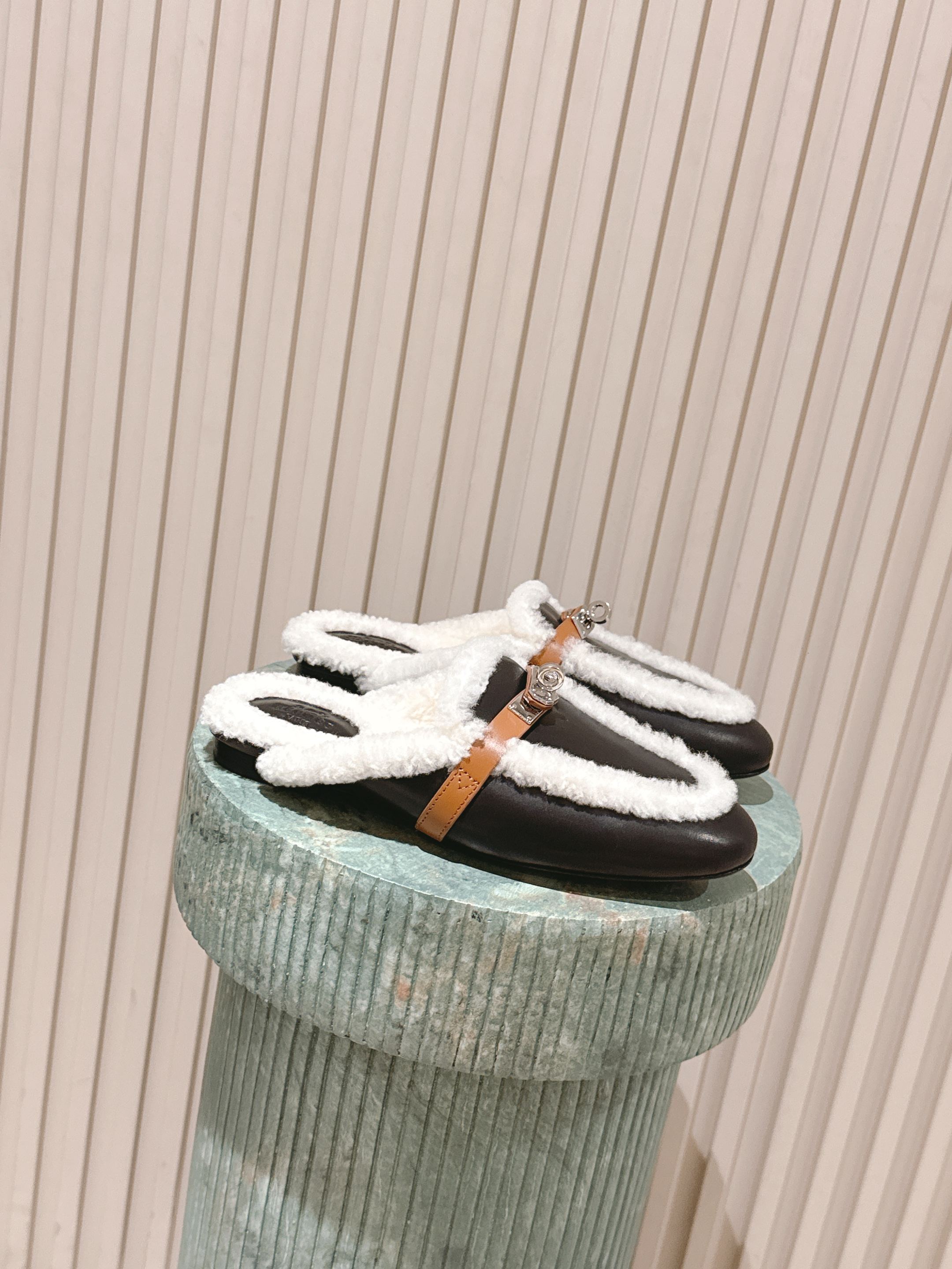 NO:483004,Top version::HERME* 25 Autumn and Winter Hermes popular half-slippers There is no doubt that Hermes is the best among luxury goods. Every single item is very deeply rooted in people's hearts. Without complex decorations, it looks very high-end if it is simple!  There are not many Hermes shoes, but they are better because of their exquisiteness and classicism. They are never outdated. They are a brand that preserves and appreciates value. It is rare to truly make such a reputation among consumer products!  This year, Hermes is simply cheating and is popular on the Internet. This loafer is suitable for the feet, making it easier to wear and not picky about the feet!  It feels super comfortable to wear!  You can not have basic leather shoes, but you must have basic leather shoes!  Upper cowhide/beef velvet/wool inner sheepskin outsole Italian leather outsole Size35-41 (40 41 custom made without return or exchange), semi-drag, hermes, hermes, loafers, slippers, cowhide, sheepskin, Leather soles19860909顶级版本::HERME* 25秋冬 爱马仕爆款半拖鞋 毋庸置疑爱马仕是奢侈品中的翘楚,每个单品出来都是非常深入人心,没有复杂的装饰,简简单单就显得很高级了！ 爱马仕鞋子款式出的不算多但是胜在精,胜在经典,从来不会过时,属于保值升值的品牌 在消费品里面真心作出这样的口碑来也是实属难得！ 今年爱马仕简直开挂,火爆全网,这款乐福鞋贴合脚部,更加好穿,不挑脚型！穿起来脚感超级舒适！你可以不要基础款的人生,但基础款的皮鞋一定要有！ 鞋面牛皮/牛反绒/羊毛 内里羊皮 大底意大利真皮大底 Size35-41（40 41订做不退换）,半拖,hermes,hermes,loafers,slippers,cowhide,sheepskin,Leather soles,Women's Shoes