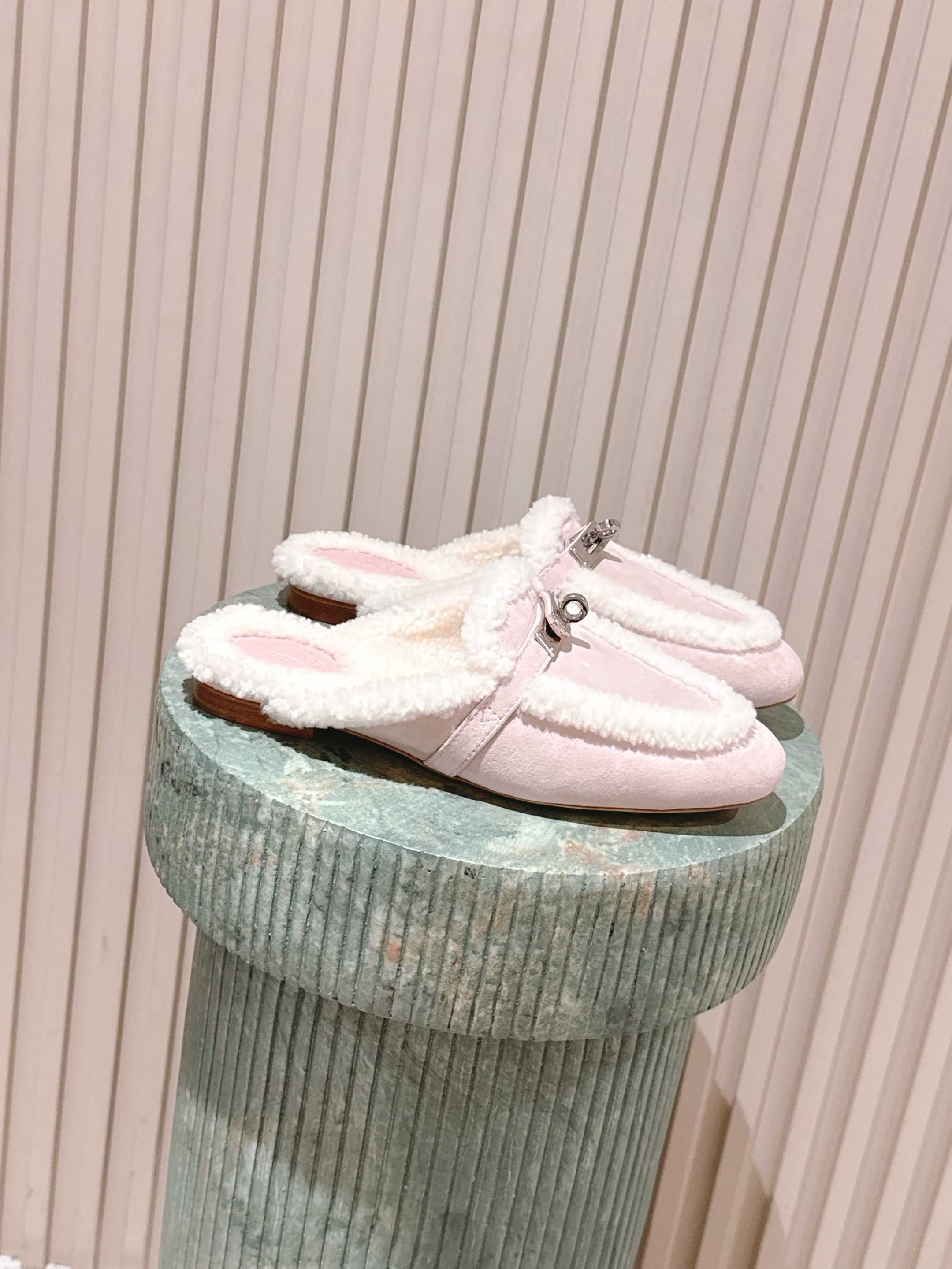 NO:483012,Top version (with airplane box) HERME* 25 Autumn and Winter Hermes popular half-slippers There is no doubt that Hermes is the best among luxury goods. Every single item is very deeply rooted in people's hearts. Without complex decorations, it looks very high-end if it is simple!  There are not many Hermes shoes, but they are better because of their exquisiteness and classicism. They are never outdated. They are a brand that preserves and appreciates value. It is rare to truly make such a reputation among consumer products!  This year, Hermes is simply cheating and is popular on the Internet. This loafer is suitable for the feet, making it easier to wear and not picky about the feet!  It feels super comfortable to wear!  You can not have basic leather shoes, but you must have basic leather shoes!  Upper cowhide/beef velvet/wool inner sheepskin outsole Italian leather outsole Size35-41 (40 41 custom made without return or exchange), semi-drag, hermes, hermes, loafers, slippers, cowhide, sheepskin, Leather soles19860909顶级版本（带飞机盒）HERME* 25秋冬 爱马仕爆款半拖鞋 毋庸置疑爱马仕是奢侈品中的翘楚,每个单品出来都是非常深入人心,没有复杂的装饰,简简单单就显得很高级了！ 爱马仕鞋子款式出的不算多但是胜在精,胜在经典,从来不会过时,属于保值升值的品牌 在消费品里面真心作出这样的口碑来也是实属难得！ 今年爱马仕简直开挂,火爆全网,这款乐福鞋贴合脚部,更加好穿,不挑脚型！穿起来脚感超级舒适！你可以不要基础款的人生,但基础款的皮鞋一定要有！ 鞋面牛皮/牛反绒/羊毛 内里羊皮 大底意大利真皮大底 Size35-41（40 41订做不退换）,半拖,hermes,hermes,loafers,slippers,cowhide,sheepskin,Leather soles,Women's Shoes