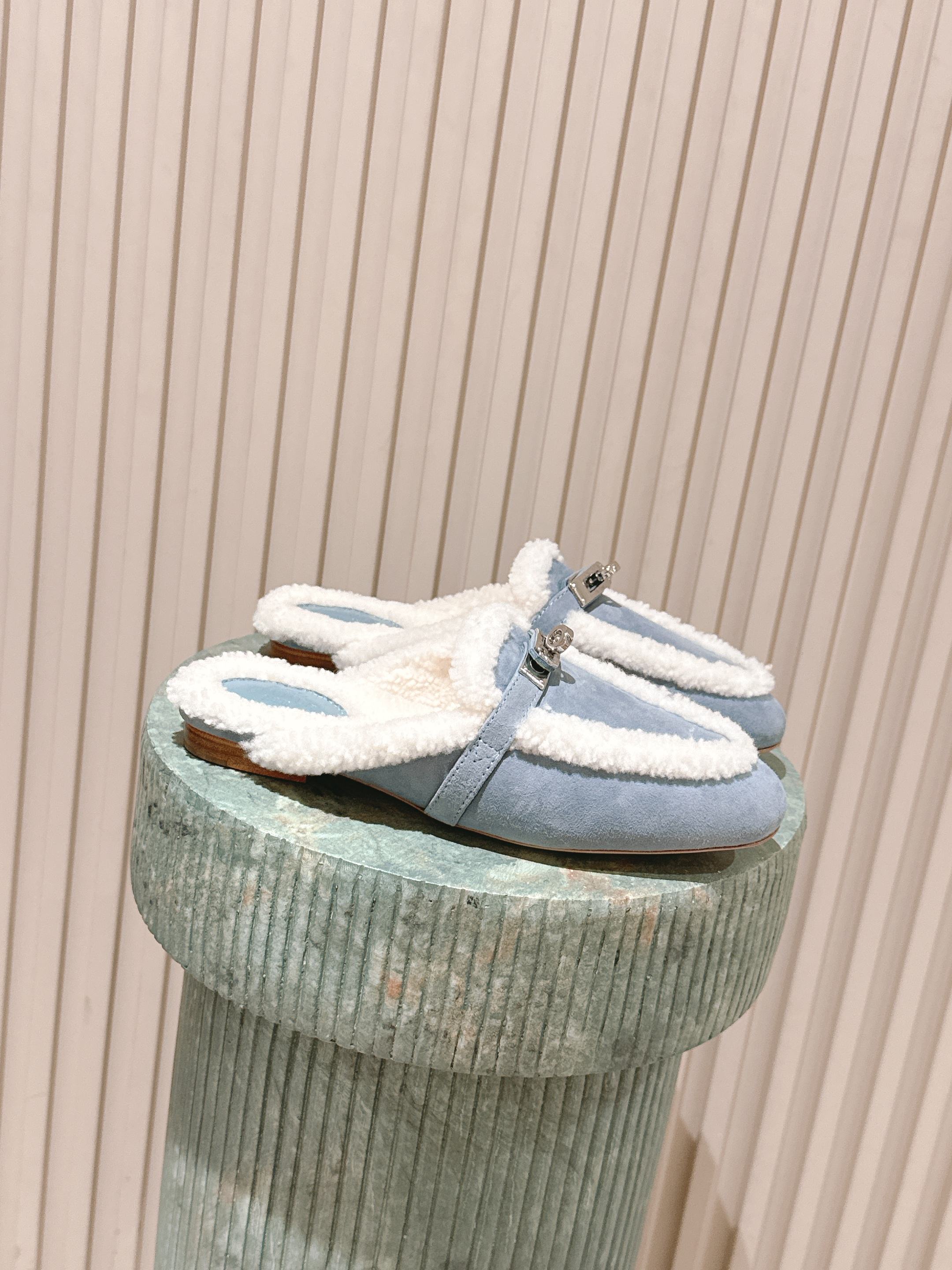 NO:483019,Top version (with plane): HERME* 25 Autumn and Winter Hermes popular half-slippers There is no doubt that Hermes is the best among luxury goods. Every single item is very deeply rooted in people's hearts. Without complex decorations, it looks very high-end if it is simple!  There are not many Hermes shoes, but they are better because of their exquisiteness and classicism. They are never outdated. They are a brand that preserves and appreciates value. It is rare to truly make such a reputation among consumer products!  This year, Hermes is simply cheating and is popular on the Internet. This loafer is suitable for the feet, making it easier to wear and not picky about the feet!  It feels super comfortable to wear!  You can not have basic leather shoes, but you must have basic leather shoes!  Upper cowhide/beef velvet/wool inner sheepskin outsole Italian leather outsole Size35-41 (40 41 custom made without return or exchange), semi-drag, hermes, hermes, loafers, slippers, cowhide, sheepskin, Leather soles19860909顶级版本（带飞机）:HERME* 25秋冬 爱马仕爆款半拖鞋 毋庸置疑爱马仕是奢侈品中的翘楚,每个单品出来都是非常深入人心,没有复杂的装饰,简简单单就显得很高级了！ 爱马仕鞋子款式出的不算多但是胜在精,胜在经典,从来不会过时,属于保值升值的品牌 在消费品里面真心作出这样的口碑来也是实属难得！ 今年爱马仕简直开挂,火爆全网,这款乐福鞋贴合脚部,更加好穿,不挑脚型！穿起来脚感超级舒适！你可以不要基础款的人生,但基础款的皮鞋一定要有！ 鞋面牛皮/牛反绒/羊毛 内里羊皮 大底意大利真皮大底 Size35-41（40 41订做不退换）,半拖,hermes,hermes,loafers,slippers,cowhide,sheepskin,Leather soles,Women's Shoes