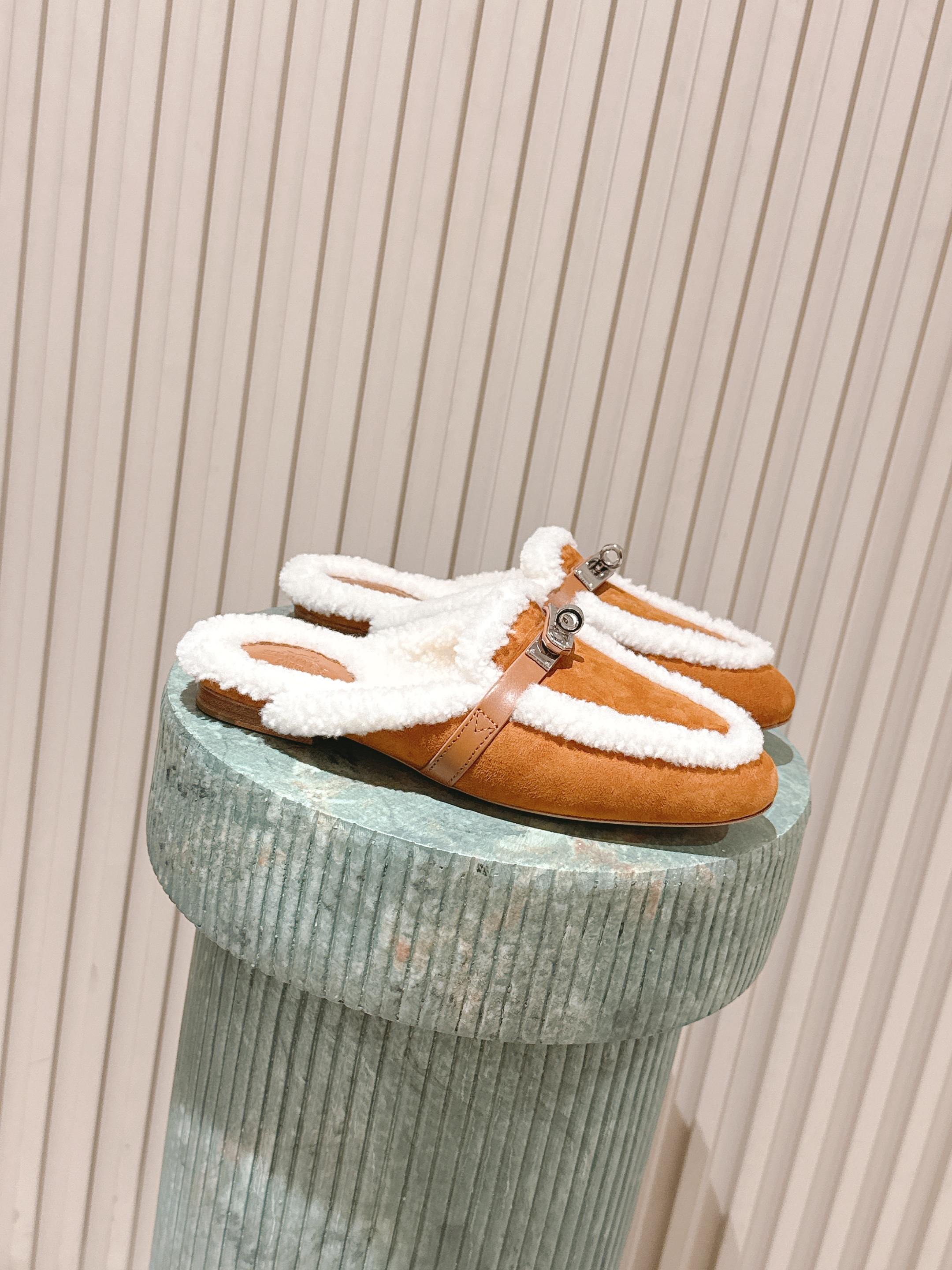 NO:483027,Top version (added airplane): HERME* 25 autumn and winter Hermes popular half-slippers There is no doubt that Hermes is the best among luxury goods. Every single item is very deeply rooted in people's hearts. Without complex decorations, it looks very high-end if it is simple!  There are not many Hermes shoes, but they are better because of their exquisiteness and classicism. They are never outdated. They are a brand that preserves and appreciates value. It is rare to truly make such a reputation among consumer products!  This year, Hermes is simply cheating and is popular on the Internet. This loafer is suitable for the feet, making it easier to wear and not picky about the feet!  It feels super comfortable to wear!  You can not have basic leather shoes, but you must have basic leather shoes!  Upper cowhide/beef velvet/wool inner sheepskin outsole Italian leather outsole Size35-41 (40 41 custom made without return or exchange), semi-drag, hermes, hermes, loafers, slippers, cowhide, sheepskin, Leather soles19860909顶级版本（加飞机）:HERME* 25秋冬 爱马仕爆款半拖鞋 毋庸置疑爱马仕是奢侈品中的翘楚,每个单品出来都是非常深入人心,没有复杂的装饰,简简单单就显得很高级了！ 爱马仕鞋子款式出的不算多但是胜在精,胜在经典,从来不会过时,属于保值升值的品牌 在消费品里面真心作出这样的口碑来也是实属难得！ 今年爱马仕简直开挂,火爆全网,这款乐福鞋贴合脚部,更加好穿,不挑脚型！穿起来脚感超级舒适！你可以不要基础款的人生,但基础款的皮鞋一定要有！ 鞋面牛皮/牛反绒/羊毛 内里羊皮 大底意大利真皮大底 Size35-41（40 41订做不退换）,半拖,hermes,hermes,loafers,slippers,cowhide,sheepskin,Leather soles,Women's Shoes