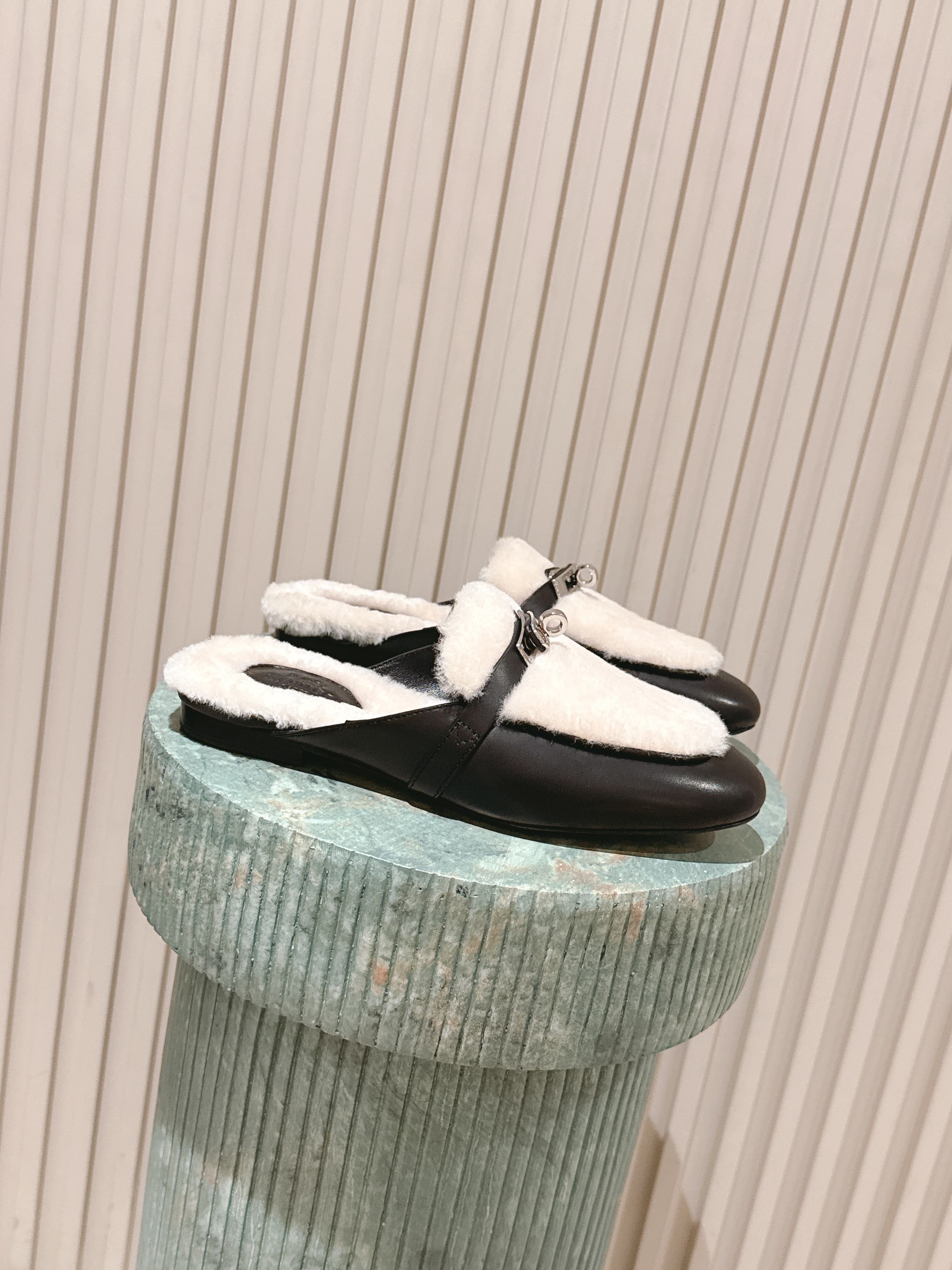 NO:482987,Top version (added airplane): HERME* 25 autumn and winter Hermes popular half-slippers There is no doubt that Hermes is the best among luxury goods. Every single item is very deeply rooted in people's hearts. Without complex decorations, it looks very high-end if it is simple!  There are not many Hermes shoes, but they are better because of their exquisiteness and classicism. They are never outdated. They are a brand that preserves and appreciates value. It is rare to truly make such a reputation among consumer products!  This year, Hermes is simply cheating and is popular on the Internet. This loafer is suitable for the feet, making it easier to wear and not picky about the feet!  It feels super comfortable to wear!  You can not have basic leather shoes, but you must have basic leather shoes!  Upper cowhide/beef velvet/wool inner sheepskin outsole Italian leather outsole Size35-41 (40 41 custom made without return or exchange), semi-drag, hermes, hermes, loafers, slippers, cowhide, sheepskin, Leather soles19860909顶级版本（加飞机）:HERME* 25秋冬 爱马仕爆款半拖鞋 毋庸置疑爱马仕是奢侈品中的翘楚,每个单品出来都是非常深入人心,没有复杂的装饰,简简单单就显得很高级了！ 爱马仕鞋子款式出的不算多但是胜在精,胜在经典,从来不会过时,属于保值升值的品牌 在消费品里面真心作出这样的口碑来也是实属难得！ 今年爱马仕简直开挂,火爆全网,这款乐福鞋贴合脚部,更加好穿,不挑脚型！穿起来脚感超级舒适！你可以不要基础款的人生,但基础款的皮鞋一定要有！ 鞋面牛皮/牛反绒/羊毛 内里羊皮 大底意大利真皮大底 Size35-41（40 41订做不退换）,半拖,hermes,hermes,loafers,slippers,cowhide,sheepskin,Leather soles,Women's Shoes