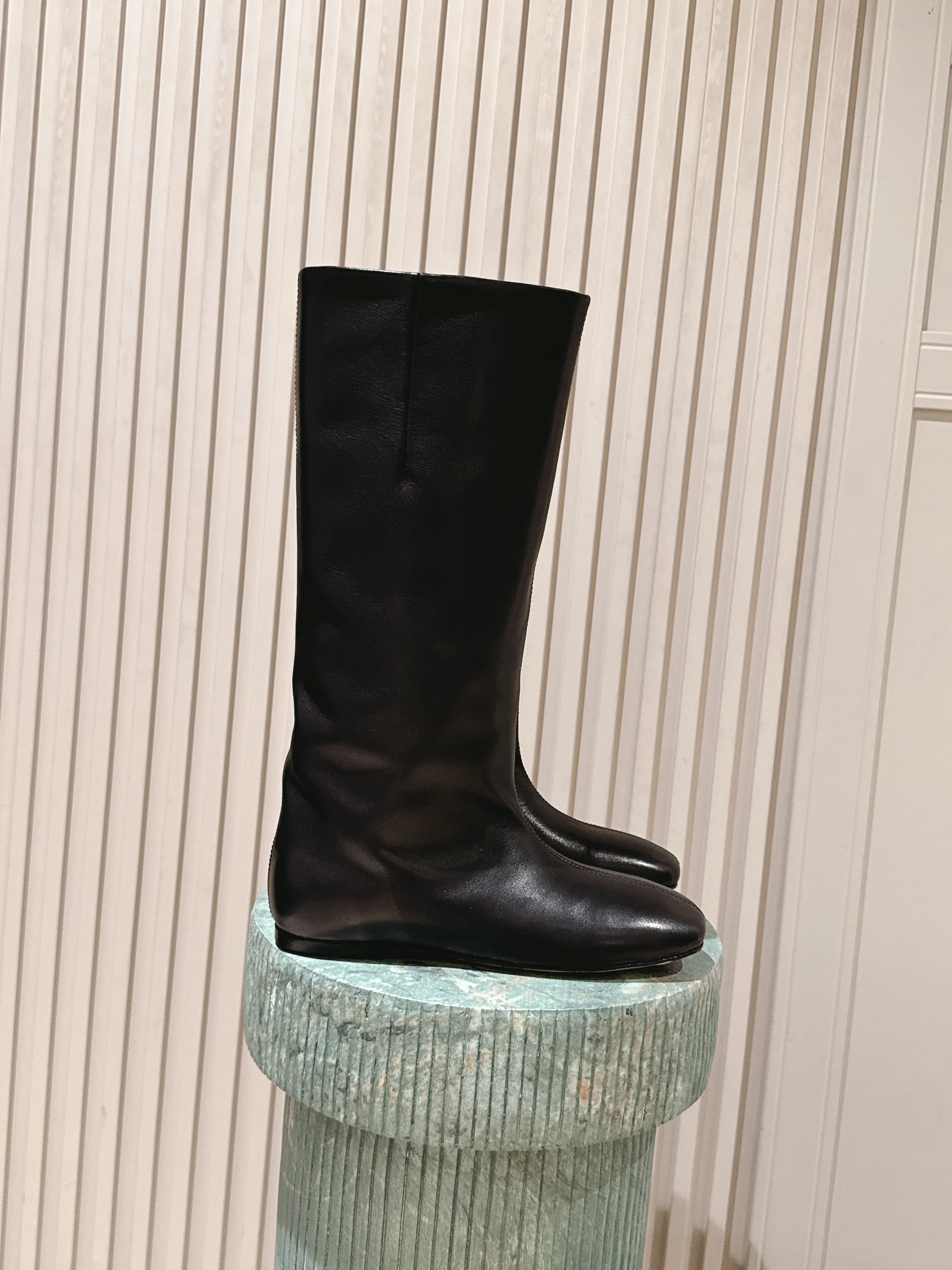 NO:559644,Top version: Ouyang Nana’s same miista boots are often seen on her feet. These two models she chose are fashionable and everyday. She likes them. They have a lot of sense and don’t feel exaggerated. They are made of calfskin and have a good texture. The height is not picky and easy to control!  Let’s get her beauty together. Fabric: Imported calfskin, calfskin lining, size 35-41, boots, cowhide19860909顶级版本:欧阳娜娜同款miista靴 经常看到她上脚,她选的这两款时髦又日常,喜欢住了 不乏这几感也不会觉得夸张,小牛皮材质的,质感很好这个高度也是不挑身高,很好驾驭！一起get她的美吧 面料:进口小牛皮 内里小牛皮 size 35-41,靴子,boots,cowhide,Women's Shoes