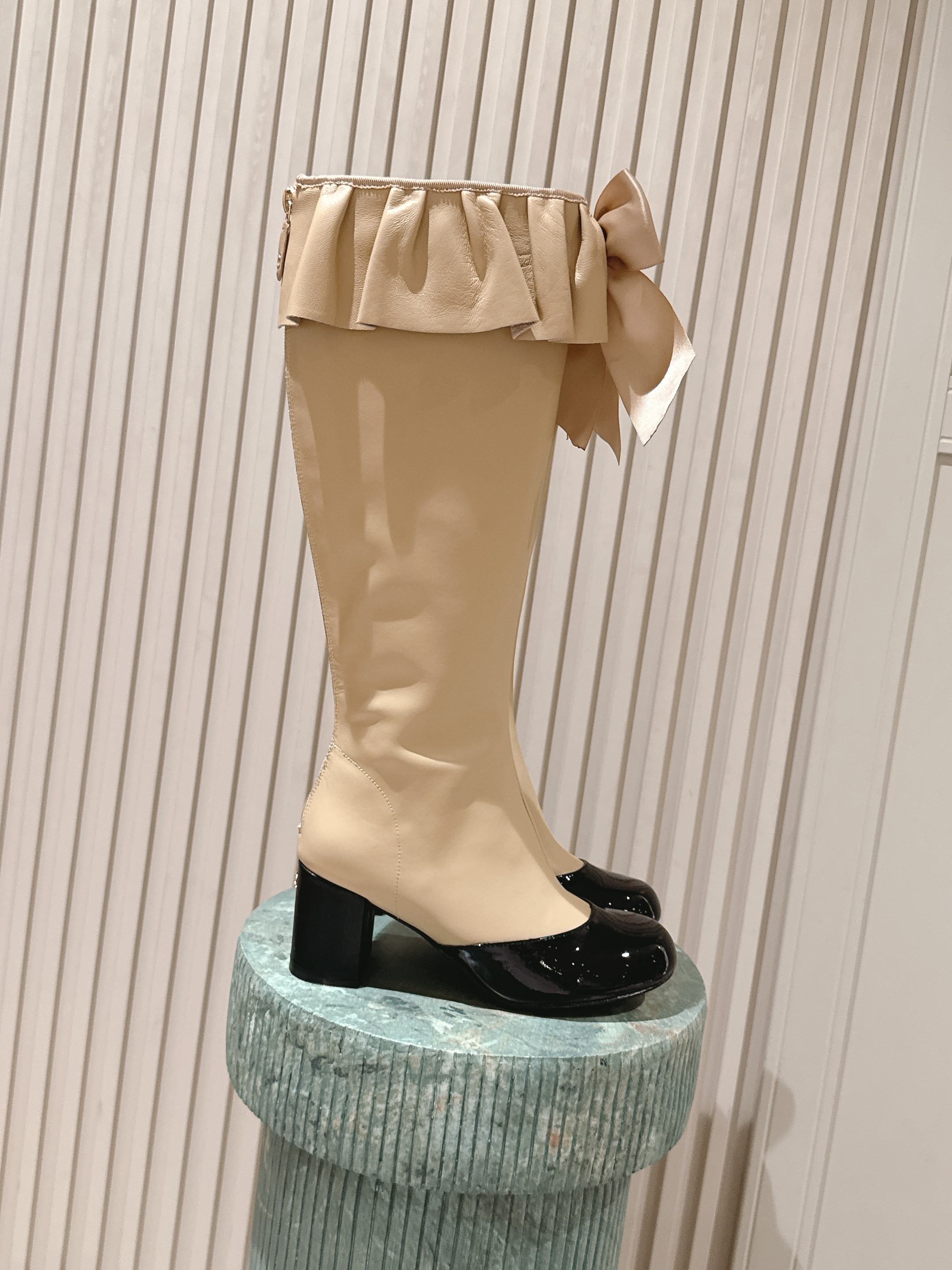 NO:498756,Purchase grade Chanel Chanel's latest autumn and winter 25B mesh bow boots. Many celebrity fashion bloggers plant grass. The main colors are sweet colors. It hits my heart. This show of mesh boots is really not a heart-warming feeling when they are shown, but when I tried it on today, I got into the trap again. The white princess style of the mesh boots is also a series that cannot be missed in this season. The upper elastic sheepskin inner sheepskin heel height 6CM sole Italian leather sole size35-41 (40.41 custom-made without return and exchange), boots, chanel, chanel, boots, sheepskin, Leather soles19860909代购级 Chanel香奈儿最新秋冬款25B网纱蝴蝶结靴 超多明星时尚博主种草 主打都是甜甜的颜色 直击我心 这秀款的网靴看秀是确实没心动的感觉,但今天试穿上 我又入坑了合网靴白色偏公主风～ 山茶花调节扣也是这季不能错过的系列 鞋面弹力羊皮 内里羊皮里 跟高6CM 鞋底意大利真皮大底 size35-41（40.41定制不退换）,靴子,chanel,chanel,boots,sheepskin,Leather soles,Women's Shoes