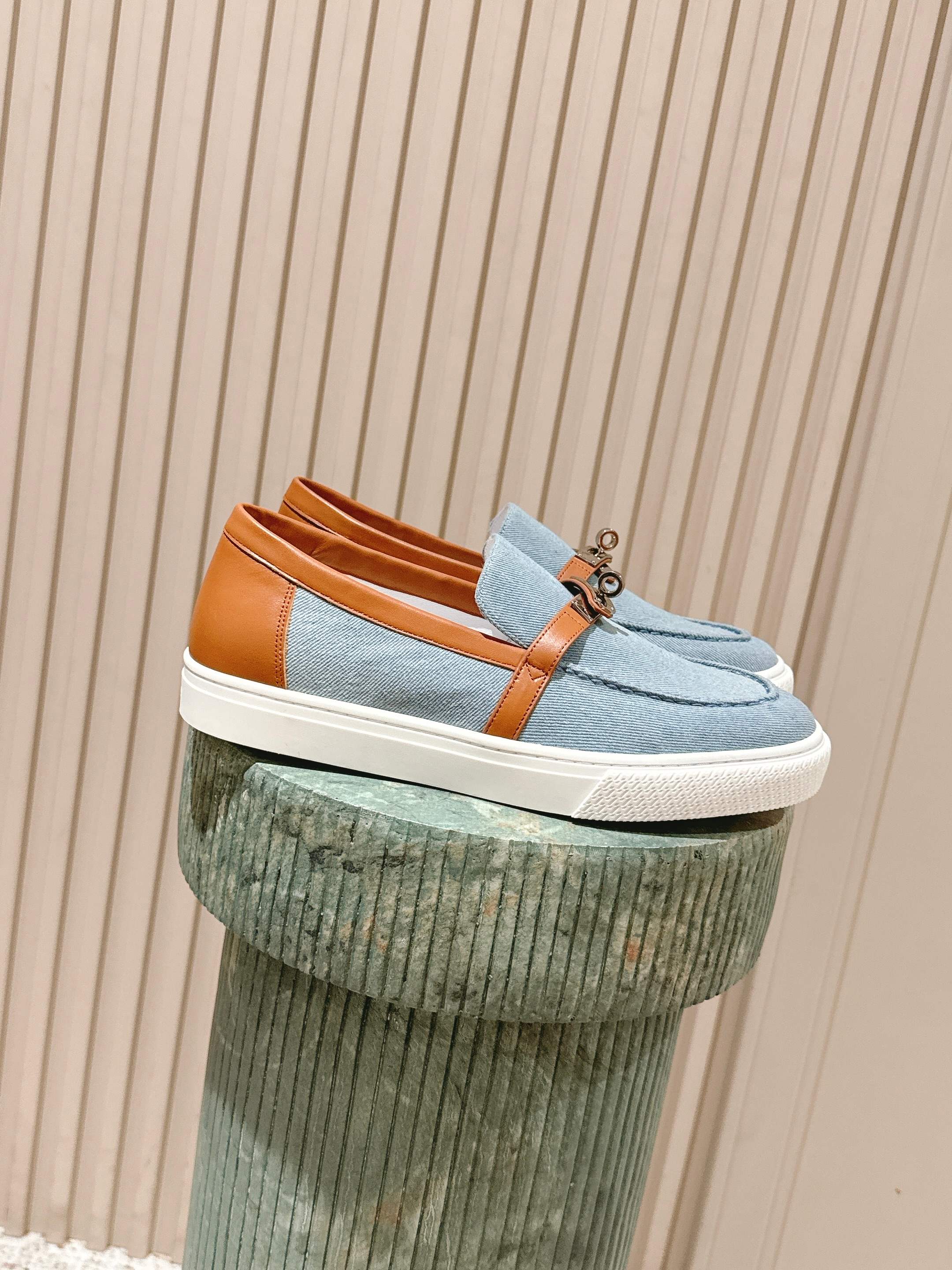 NO:559641,Top version of women's model: men's model hermes ss 25 new arrival～ H family couple's model new loafers h family's round-toe Mule slippers are still the first, with a stronger sense of wrapping around the foot, and better walking. Imported suede, sheepskin lining, original molded rubber outsole Size #35-45 (custom-made for 45, non-returnable), loafers, hermes, loafers, sheepskin, chamois leather19860909顶级版本女款:男款 hermes ss 25new arrival～ H家 情侣款 乐福鞋新品 h家圆头造型的穆勒拖 还是第一款,上脚包裹感更强,走路更跟脚 进口麂皮 内里羊皮,鞋底原版开模橡胶大底 Size#35-45（45定做不退换）,乐福鞋,hermes,loafers,sheepskin,chamois leather,Women's Shoes