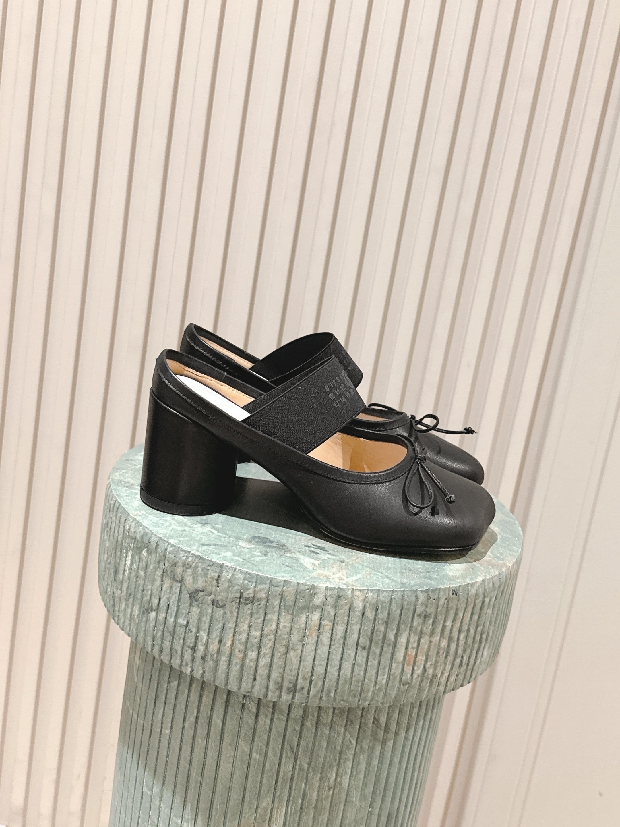NO:559656,The top version of silk cowhide: 2025 Maison Margie* Margie split toe thick heel flat sole retro Mary Jane doll head apple toe ballet shoes. A great version, very difficult to make!  Margiela split-toe shoes have been pushed into the limelight again, and Xiaohongshu’s posts have exploded one after another!  A must-have for sexy and cool girls. Fried chicken looks good on your feet. You can feel free to wear it and you will be the most unique existence in that group. The fabric is imported cowhide. The lining is cowhide. Outsole. Genuine leather bottom imported from Italy. Size: 35-39/40. Customized, non-returnable, non-refundable, Mary Jane, masion margiela, mary jane, cowhide, real silk.19860909顶级版本真丝牛皮:2025Maison Margie*马吉拉分趾粗跟平底复古玛丽珍娃娃头苹果头芭蕾舞单鞋 太棒了的版本 非常不好做！马吉拉分趾鞋又被推到风口啦 小红书发一个爆一个！性感酷辣女孩必备 上脚炒鸡好看 大家放心冲穿上它你就是那个人群中最独特的存在 面料进口牛皮 内里垫脚牛皮 大底 意大利进口真皮底 码数:35-39/40.定制不退不换,玛丽珍,masion margiela,mary jane,cowhide,real silk,Women's Shoes