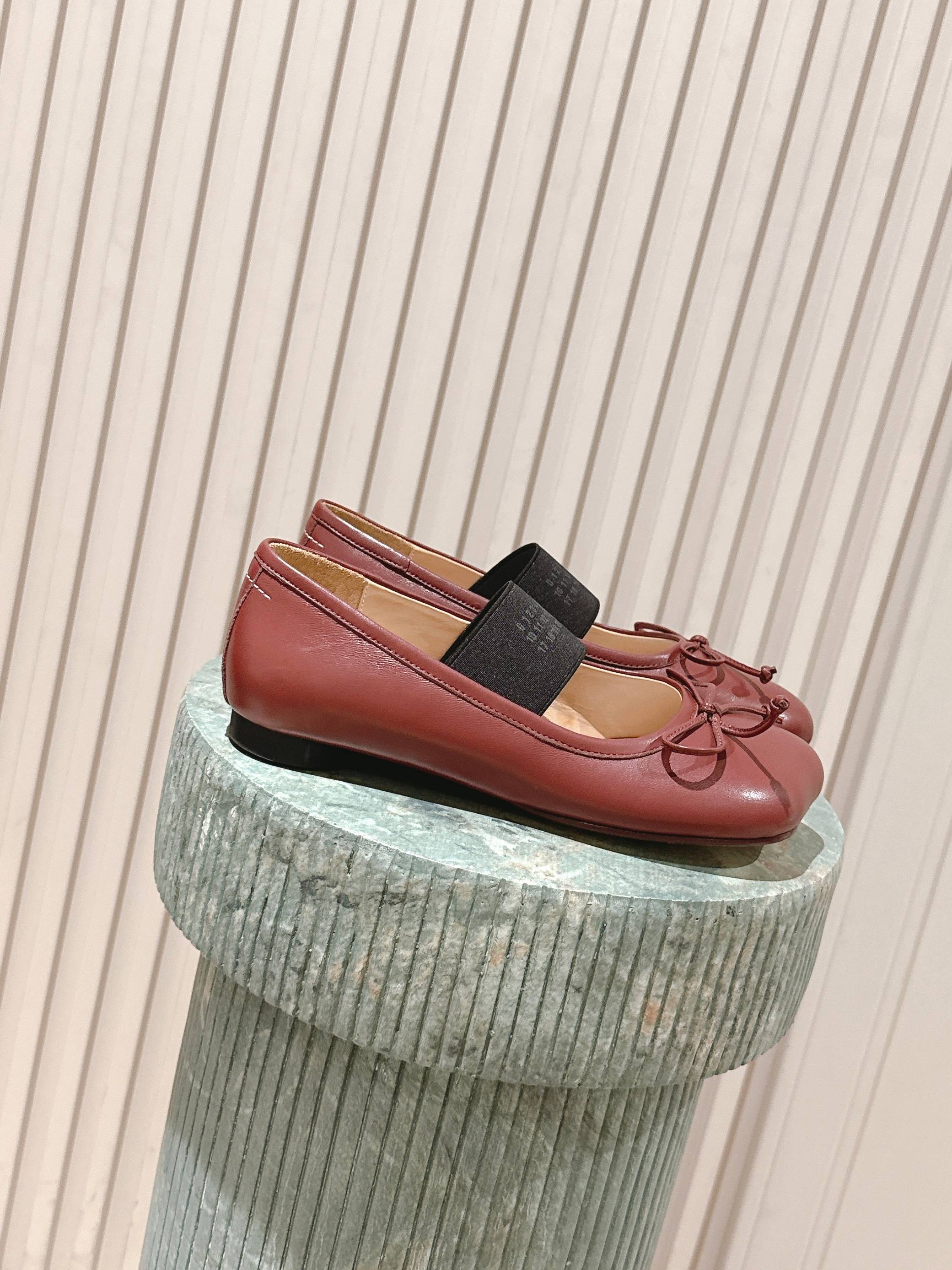 NO:559652,Top: 2025 Maison Margie* Margie split toe thick heel flat sole retro Mary Jane doll head apple toe ballet shoes. A great version, very difficult to make!  Margiela split-toe shoes have been pushed into the limelight again, and Xiaohongshu’s posts have exploded one after another!  A must-have for sexy and cool girls. Fried chicken looks good on your feet. You can feel free to wear it and you will be the most unique existence in that group. The fabric is imported cowhide. The lining is cowhide. Outsole. Genuine leather sole imported from Italy. Size: 35-39/40. Customized, non-returnable, non-refundable, Mary Jane, masion margiela, mary jane, cowhide19860909顶级:2025Maison Margie*马吉拉分趾粗跟平底复古玛丽珍娃娃头苹果头芭蕾舞单鞋 太棒了的版本 非常不好做！马吉拉分趾鞋又被推到风口啦 小红书发一个爆一个！性感酷辣女孩必备 上脚炒鸡好看 大家放心冲穿上它你就是那个人群中最独特的存在 面料进口牛皮 内里垫脚牛皮 大底 意大利进口真皮底 码数:35-39/40.定制不退不换,玛丽珍,masion margiela,mary jane,cowhide,Women's Shoes