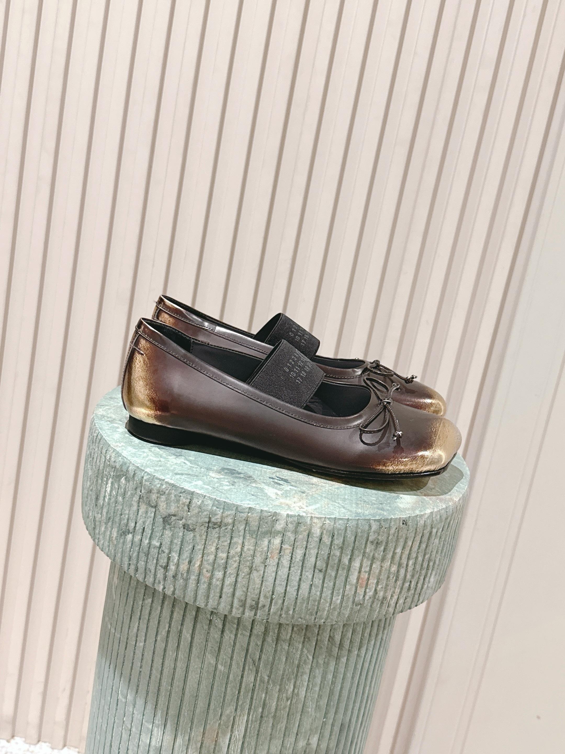 NO:559654,Top version: 2025 Maison Margie* Margie split toe thick heel flat sole retro Mary Jane doll head apple toe ballet shoes. A great version, very difficult to make!  Margiela split-toe shoes have been pushed into the limelight again, and Xiaohongshu’s posts have exploded one after another!  A must-have for sexy and cool girls. Fried chicken looks good on your feet. You can feel free to wear it and you will be the most unique existence in that group. The fabric is imported cowhide. The lining is cowhide. Outsole. Genuine leather sole imported from Italy. Size: 35-39/40. Customized, non-returnable, non-refundable, Mary Jane, masion margiela, mary jane, cowhide19860909顶级版本:2025Maison Margie*马吉拉分趾粗跟平底复古玛丽珍娃娃头苹果头芭蕾舞单鞋 太棒了的版本 非常不好做！马吉拉分趾鞋又被推到风口啦 小红书发一个爆一个！性感酷辣女孩必备 上脚炒鸡好看 大家放心冲穿上它你就是那个人群中最独特的存在 面料进口牛皮 内里垫脚牛皮 大底 意大利进口真皮底 码数:35-39/40.定制不退不换,玛丽珍,masion margiela,mary jane,cowhide,Women's Shoes