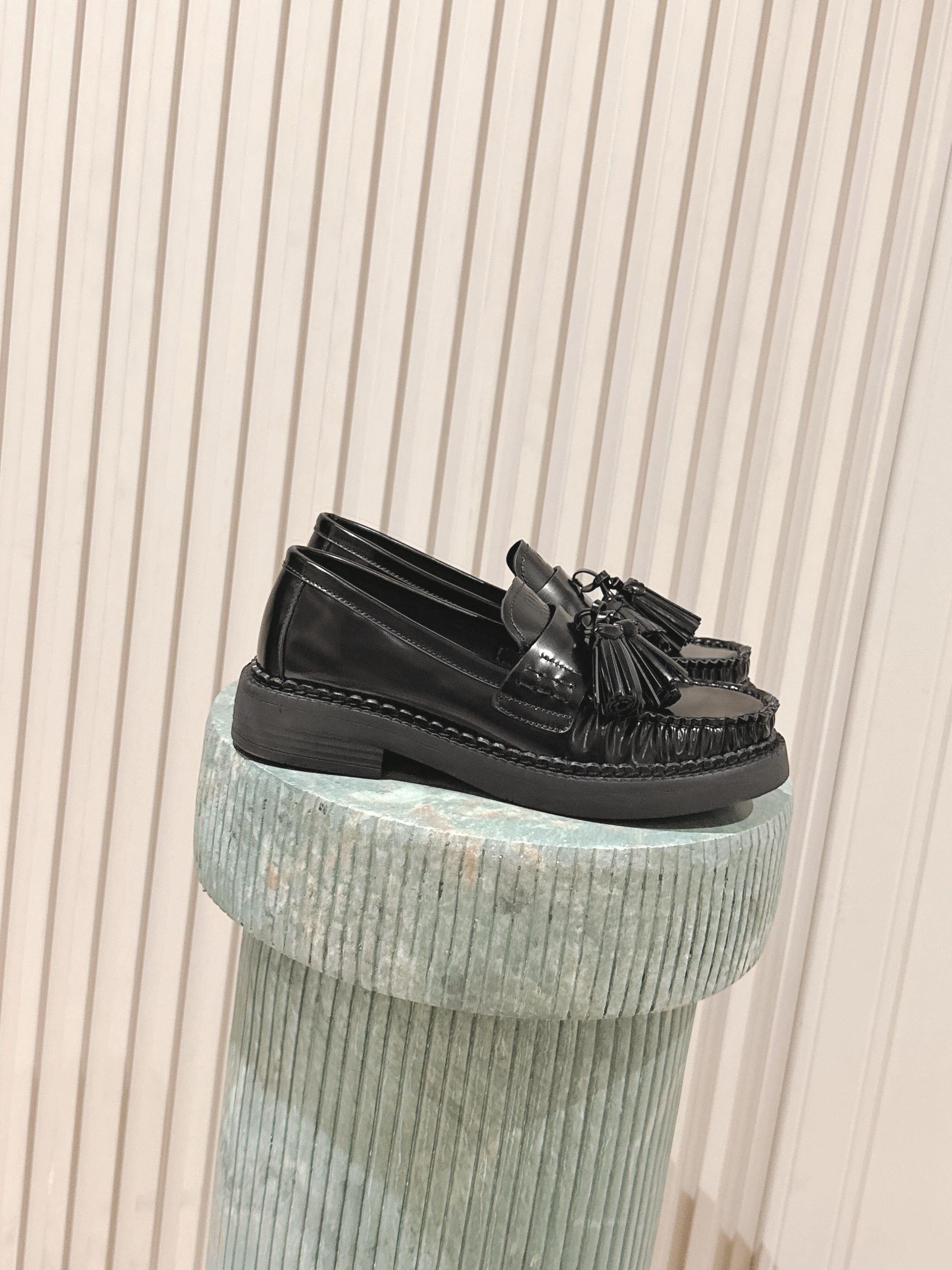 NO:559646,Top version: Miu Miu 25ss autumn and winter model, exclusive hot style, tassel style, loafers. Miu this season is simply amazing. The whole series is starting to be new. The whole series is purchased and developed. Imported fetal cow open-edge beaded cowhide. Inner sheepskin/original exclusive open mold outsole. Size#35-40 (40 orders are not returned or exchanged), loafers, miumiu, loafers, cowhide, sheepskin.19860909顶级版本:Miu Miu 25ss秋冬款 独家爆款 流苏款 乐福鞋 这季度的miu简直都太绝了 全系列陆续开始上新 全系列原版购入开发 进口胎牛开边珠牛皮 内里羊皮/原版独家开模大底 Size#35-40（40订做不退换）,乐福鞋,miumiu,loafers,cowhide,sheepskin,Women's Shoes