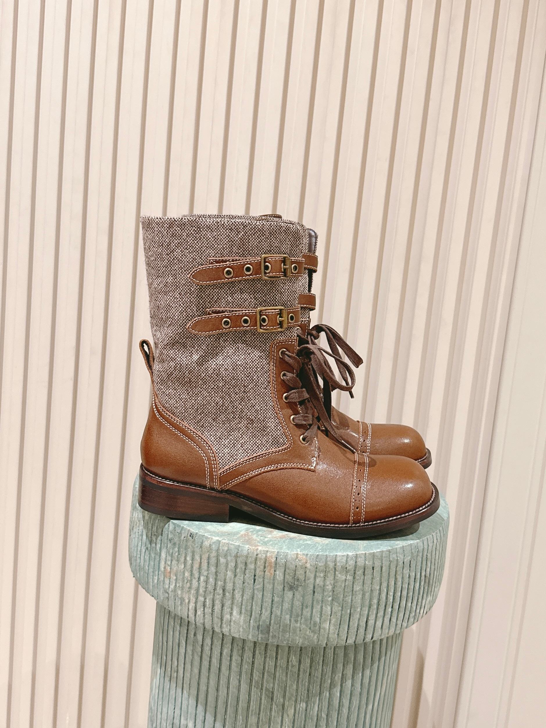 NO:559643,Purchasing agent level Mengke lace-up boots Zhuang Dafei in unfolio Retro splicing Mengke shoes unfolio boutique strap design Niche designer 25 new launch conference Fabric selection Brown plant-rubbed calfskin Comfortable sheepskin lining Original recyclable material waist streamlined rubber outsole Size35-41 (40 41 custom-made non-returnable), boots, boots, cowhide, sheepskin19860909代购级 孟克绑带靴 庄达菲 in unfolio 复古拼接孟克鞋 unfolio精品 绑带设计 小众设计师25发布会新款 面料选用 棕色 植揉 小牛皮 内里舒适羊皮里 原版可回收材质收腰流线型橡胶大底 Size35-41（40 41订做不退换）,靴子,boots,cowhide,sheepskin,Women's Shoes