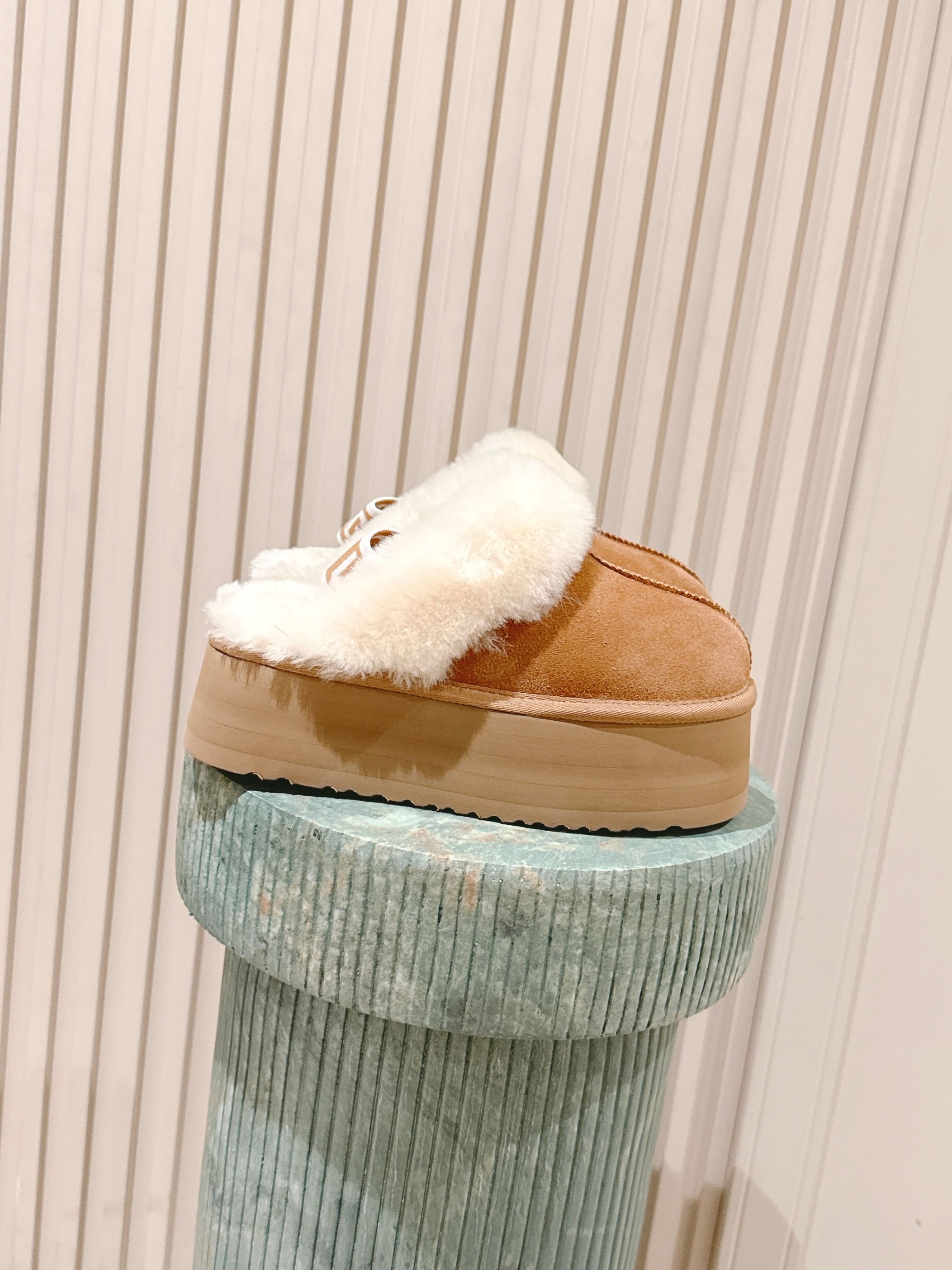 NO:559657,Top version: Youjiji two-wear toe-toe fur slippers 5CM bottom model. The fur slippers are made of high-mercerized cow suede and are designed with fur integrated fur slippers. They are equipped with insole logo to highlight the brand image. The textured upper is easy to care for, and the inside still has the same brand characteristics. The shoe quality is made of Longfeng’s old channel to provide Australian sheep fur integrated upper and cow suede. Compared with various high-end materials on the market, you can compare them by yourself. They are comfortable and skin-friendly to keep you warm in the winter.  The large low-end uses a high-density three-layer high-elastic EVA foam composite sole. It has strong resilience, is not easy to collapse and is wear-resistant. It feels comfortable when stepping on the ground. The bottom curvature design effectively achieves cushioning, shock absorption and good elasticity when walking. All materials are synchronized with the cabinets, so you are not afraid of everyone getting them to compare. Innovative design. Wear them when walking on the street and walk in the crowd. Show off a pair in the cold winter.   Warm and floating U-jiji fur mops. Your feet are as soft and warm as stepping on clouds. The mini fur mops are simply a perfect match. I must recommend Amway to all my sisters. Size 35/36/37/38/39/40 (non-refundable for 40), snow boots, boots, slippers, sheepskin19860909顶级版本:油叽叽两穿包头毛拖5CM底款 毛毛拖鞋面用料高丝光牛反绒搭配皮毛一体毛拖设计,并配以鞋垫logo彰显品牌形象,优选质感鞋面易打理,内里照旧品牌特色,鞋质采用隆丰老渠道提供澳洲羊皮毛一体鞋面贴合牛反毛,相对于市面上各路高端用料大家可自行对比,舒适亲肤 伴你温暖过冬 大低选用高密度三层高弹EVA发泡组合底,回弹力强,不易塌陷且耐磨,上脚踩地感舒适,底型弧度设计,在步行时有效的达到缓冲,减震和良好的弹性,所有用料均与柜柜同步,不怕大家到手对比. 创新设计 穿上出街走在人群中格外炫酷 寒风凛冽的冬日里炫上一双 暖浮浮的U叽叽毛毛拖 双脚就像踩在云朵上一样柔软温暖 迷你毛毛拖简直就是搭配神器 一定要安利给各位姐妹推荐 尺码35/36/37/38/39/40（40不退换）,雪地靴,boots,slippers,sheepskin,Women's Shoes