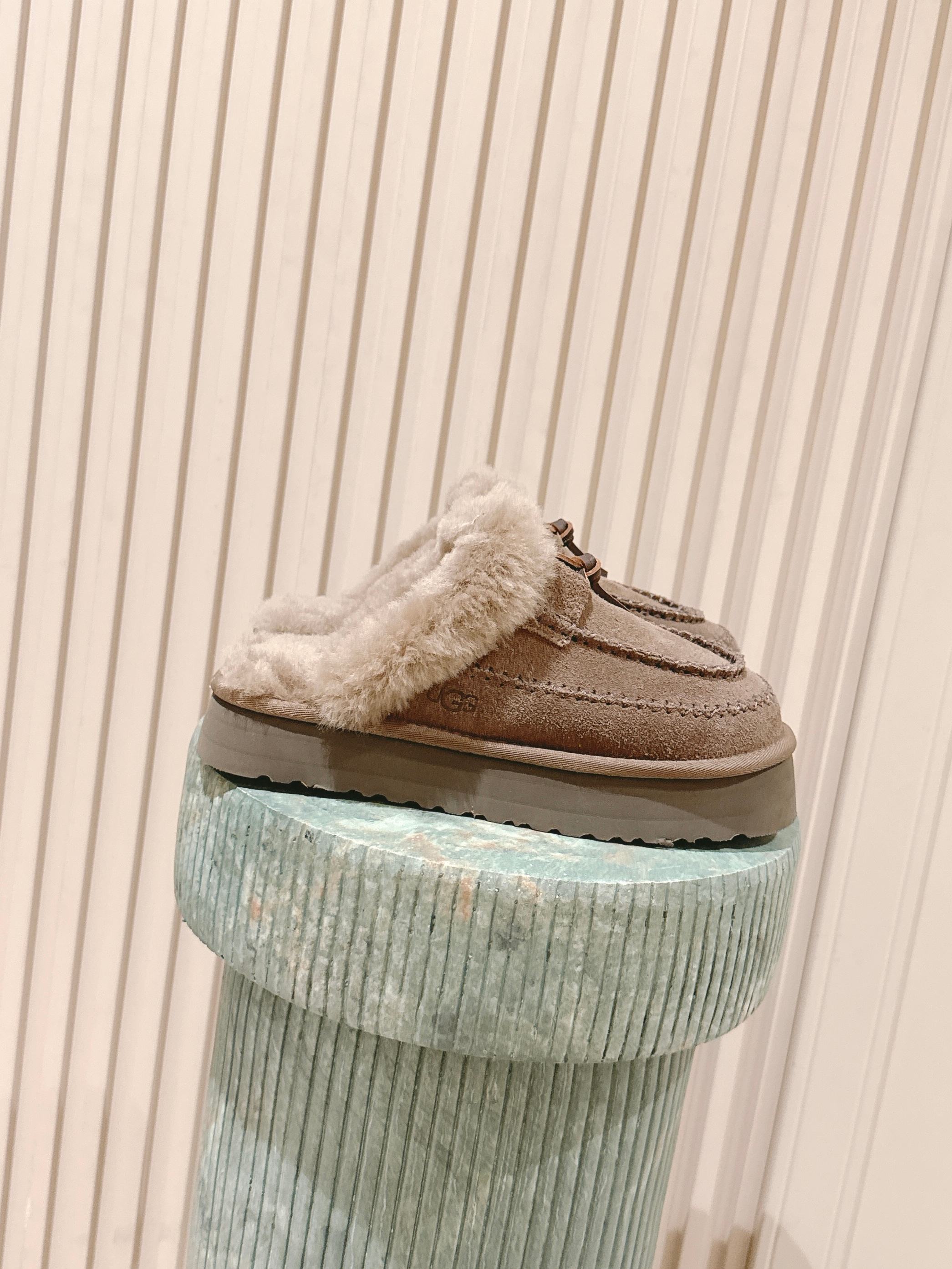 NO:559659,#Alpine series of sheepskin and fur all-in-one slippers, the perfect combination of comfort and classics. The newly launched Alpine series of sheepskin and fur all-in-one slippers have become the best choice for home and leisure time with their excellent design and extraordinary comfort.  The upper is made of high-quality suede leather, with exquisite tassel details, providing a dual visual and tactile enjoyment. The beautiful appearance and delicate workmanship are combined to highlight the luxurious style. The cowhide laces and stitching decoration of the slippers not only add a sense of fashion, but also improve the durability of the shoes. Every detail is refined!  The interior is made of sheepskin, which brings a warm wrapping feeling, as if you are in the clouds. The EVA three-layer outsole design is up to 4 cm thick, which not only enhances the cushioning effect, but also makes every step full of confidence and calmness. Size 35/36/37/38/39/40 (40 non-returnable), snow boots, boots, slippers, cowhide, sheepskin19860909#阿尔派系列羊皮毛一体拖鞋,舒适与经典的完美结合 全新上架的阿尔派系列羊皮毛一体拖鞋,以其卓越的设计和非凡的舒适感,成为居家和外出休闲的不二之选. 选用优质翻毛皮鞋面,搭配精致的穗带细节,提供视觉与触觉的双重享受.靓丽外观与细腻做工相结合,彰显奢华风范.拖鞋的牛皮系带和缝线装饰,不仅增添了时尚感,更提高了鞋子的耐用性.每一处细节都精益求精！ 内里采用羊皮一体材质,带来暖融融的包裹感,仿佛置身云端.EVA三层贴合大底设计,高达4厘米的厚度,不仅增强了缓震效果,更让每一步行走都充满自信与从容. 尺码35/36/37/38/39/40（40不退换）,雪地靴,boots,slippers,cowhide,sheepskin,Women's Shoes