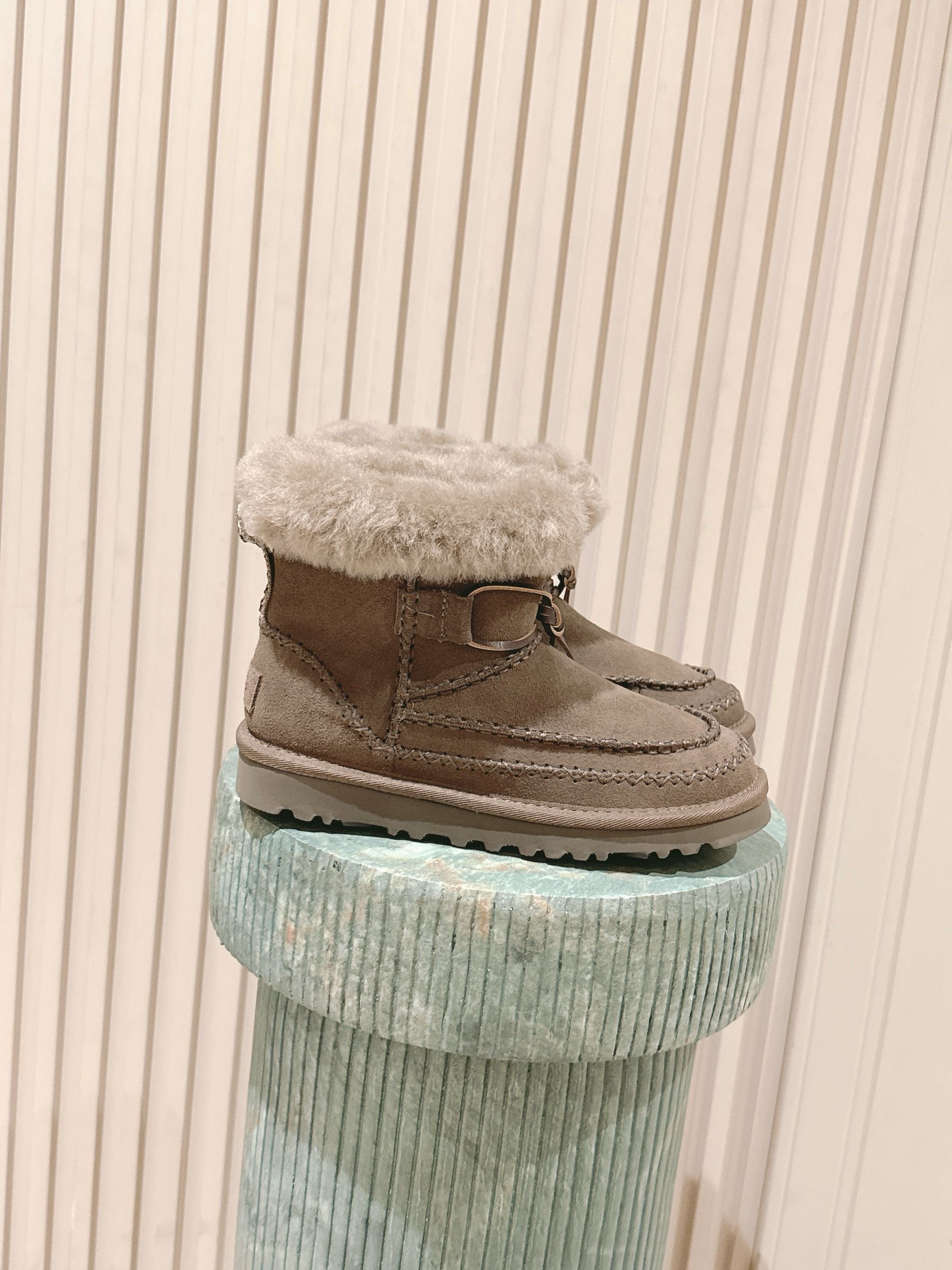 NO:559640,Top version: Alpine series sheepskin and fur all-in-one slippers, the perfect combination of comfort and classics. The newly launched Alpine series of sheepskin and fur all-in-one slippers have become the best choice for home and leisure time with their excellent design and extraordinary comfort.  The upper is made of high-quality suede leather, with exquisite tassel details, providing a dual visual and tactile enjoyment. The beautiful appearance and delicate workmanship are combined to highlight the luxurious style. The cowhide laces and stitching decoration of the slippers not only add a sense of fashion, but also improve the durability of the shoes. Every detail is refined!  The interior is made of sheepskin, which brings a warm wrapping feeling, as if you are in the clouds. The EVA three-layer outsole design is up to 4 cm thick, which not only enhances the cushioning effect, but also makes every step full of confidence and calmness. Size 35/36/37/38/39/40 (40 non-returnable), snow boots, boots, slippers, cowhide, sheepskin19860909顶级版本:阿尔派系列羊皮毛一体拖鞋,舒适与经典的完美结合 全新上架的阿尔派系列羊皮毛一体拖鞋,以其卓越的设计和非凡的舒适感,成为居家和外出休闲的不二之选. 选用优质翻毛皮鞋面,搭配精致的穗带细节,提供视觉与触觉的双重享受.靓丽外观与细腻做工相结合,彰显奢华风范.拖鞋的牛皮系带和缝线装饰,不仅增添了时尚感,更提高了鞋子的耐用性.每一处细节都精益求精！ 内里采用羊皮一体材质,带来暖融融的包裹感,仿佛置身云端.EVA三层贴合大底设计,高达4厘米的厚度,不仅增强了缓震效果,更让每一步行走都充满自信与从容. 尺码35/36/37/38/39/40（40不退换）,雪地靴,boots,slippers,cowhide,sheepskin,Women's Shoes