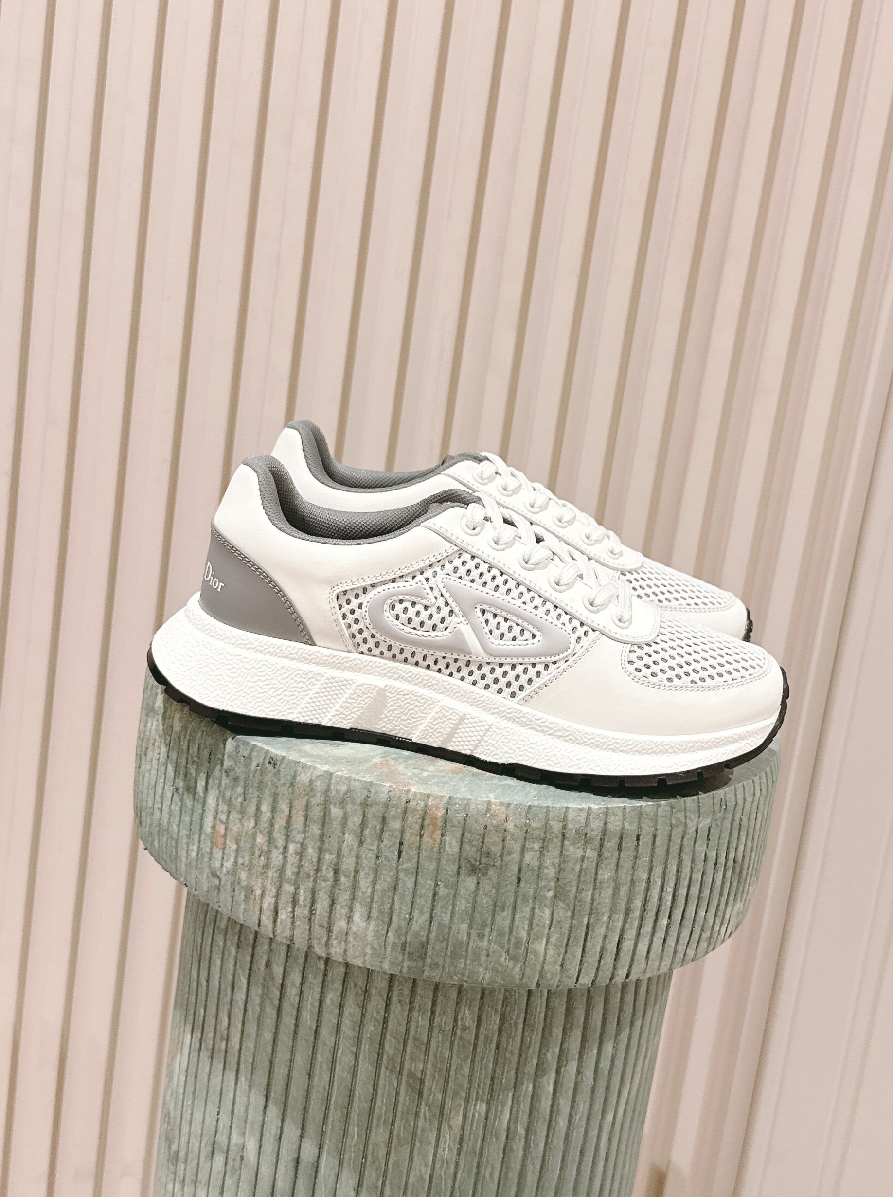 NO:559655,Top version of women's/men's Dior Latest Run'n'Dior series Couple's style Thick sole Casual sneakers Original purchase, development and production This Run'n'Dior sneaker is a new product of the 2025 autumn series, reinterpreting the sports style with an elegant and fashionable shape. The upper is carefully made of white mesh fabric, and the laces and heels are decorated with the Christian Dior Paris logo. The exquisite two-color sole is light and soft, which can add a high-end temperament to all kinds of casual looks.  Exquisitely packaged at the delivery counter. Fabric: Original customized imported first-layer cowhide. Lining: Imported soft sheepskin lining. Sole: Original molded non-slip rubber material. Bottom thickness 4CM. Size: Women's 35-41 /   Men's 39-45 (41/45 customized, casual shoes/sports shoes, dior, dior, sneakers, cowhide, sheepskin19860909顶级版本女款 /男款 Dior迪奥 最新Run'n'Dior 系列 情侣款 厚底 休闲 运动鞋 原版购入开发 做货 这款 Run'n'Dior 运动鞋是二零二五秋季系列新品,以优雅时尚的造型重新演绎运动风格.鞋面采用白色网眼织物精心制作,鞋带和鞋跟饰以 Christian Dior Paris 标志.精致的双色鞋底轻盈柔软,可为各式休闲造型增添高订气质 配送专柜精美包装 面料 : 原版定制进口头层牛皮 内里 : 进口柔软羊皮里 鞋底 : 原版开模防滑橡胶材质 底厚 4CM Size : 女款35-41 / 男款39-45（41/45定制,休闲鞋/运动鞋,dior,dior,sneakers,cowhide,sheepskin,Women's Shoes