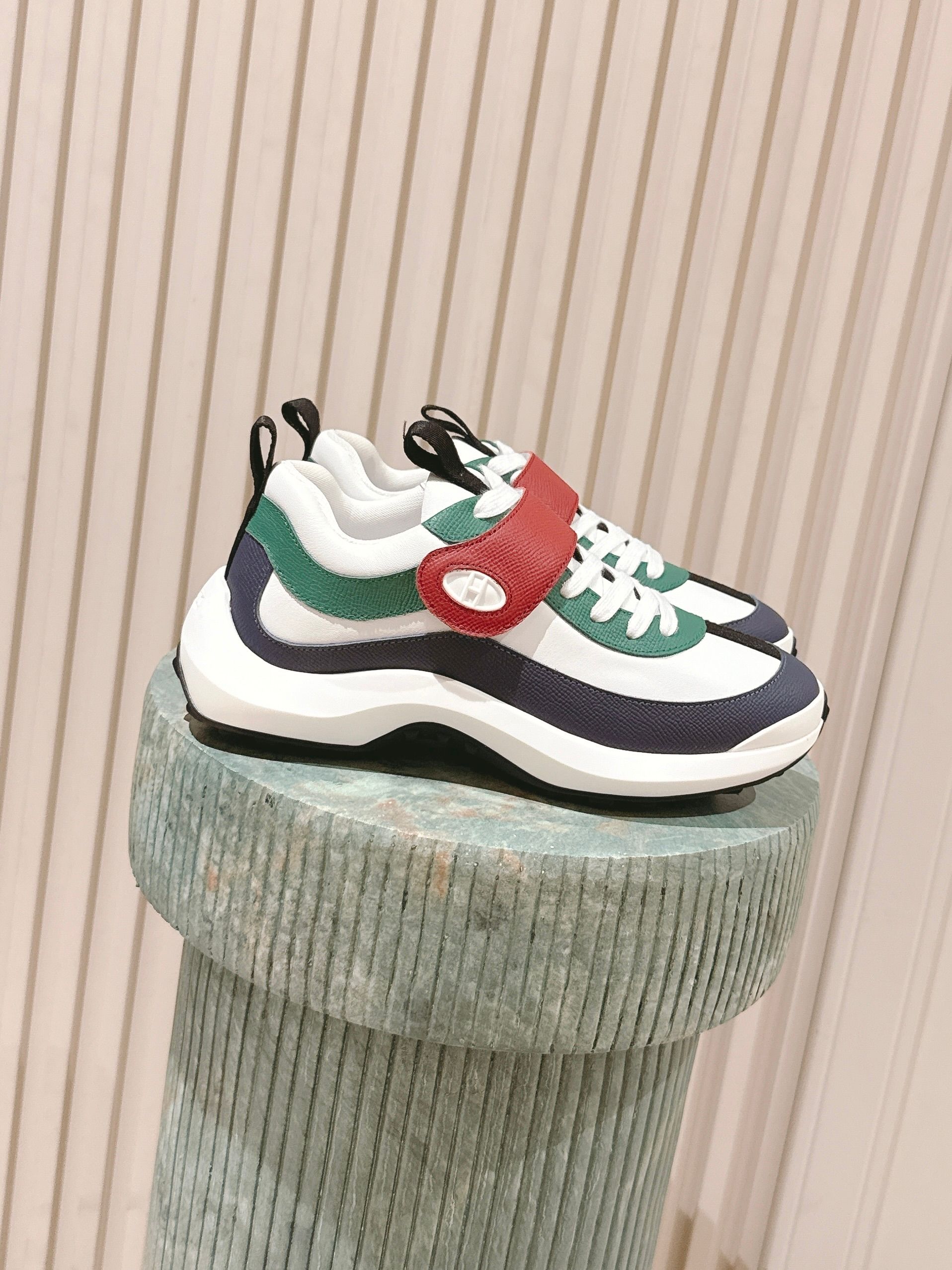 NO:559647,The top version of the couple's model for women and men plus 10: Hermes 25/ New Loop Thick sole increased casual sports shoes Made of imported cowhide, imported suede hollow, sports fashionable upper, full circle first layer calfskin without disconnection, luxurious and luxurious, customized double lifting ring design, the outsole adopts a foam shock-absorbing midsole + TPU bottom sheet double-layer combination, casual sports, fashionable and versatile, super comfortable on the feet  Size#35-45,casual shoes/sports shoes,hermes,hermes,sneakers,cowhide,chamois leather19860909顶级版本情侣款女款男款加10:Hermes 爱马仕 25/ 新品 Loop 厚底增高 休闲 运动鞋 采用进口牛皮 进口麂皮镂空 运动时尚鞋面整圈头层小牛皮无断接大气奢华 定制 双提环设计 大底采用发泡减震中底+TPU底片双层组合 休闲运动 时尚百搭 上脚超级舒适 Size#35-45,休闲鞋/运动鞋,hermes,hermes,sneakers,cowhide,chamois leather,Women's Shoes