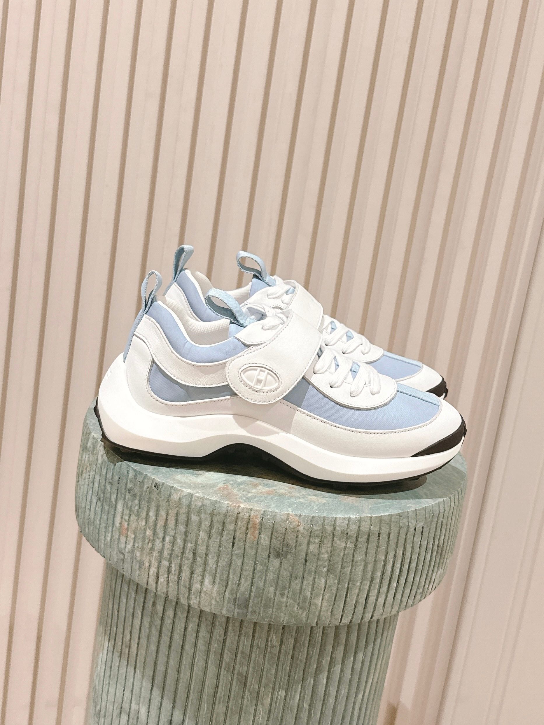 NO:559649,The top version of the couple's model for women and men 350: Hermès 25/ New Loop Thick sole increased casual sports shoes Made of imported cowhide, imported suede hollow, sports fashionable upper full circle first layer calfskin without disconnection, luxurious and luxurious, customized double lifting ring design, the outsole adopts a foam shock-absorbing midsole + TPU bottom sheet double-layer combination, casual sports, fashionable and versatile, super comfortable on the feet  Size#35-45,casual shoes/sports shoes,hermes,sneakers,cowhide,chamois leather19860909顶级版本情侣款女款男款350: 爱马仕 25/ 新品 Loop 厚底增高 休闲 运动鞋 采用进口牛皮 进口麂皮镂空 运动时尚鞋面整圈头层小牛皮无断接大气奢华 定制 双提环设计 大底采用发泡减震中底+TPU底片双层组合 休闲运动 时尚百搭 上脚超级舒适 Size#35-45,休闲鞋/运动鞋,hermes,sneakers,cowhide,chamois leather,Women's Shoes