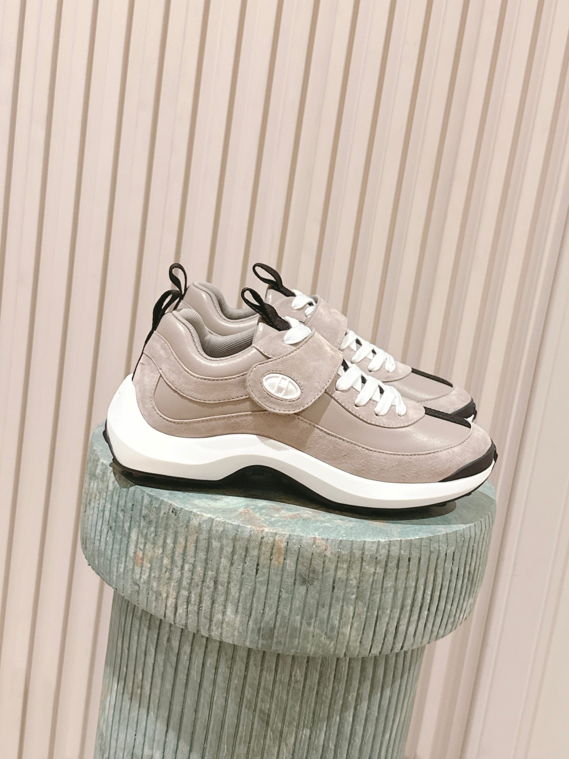 NO:559651,Top version of couple's model for women and men 350 Hermès 25/ New product Loop Thick sole increased casual sports shoes Made of imported cowhide, imported suede hollow, sports fashionable upper, full circle top layer of calfskin without disconnection, luxurious and luxurious, customized double lifting ring design, outsole adopts foam shock-absorbing midsole + TPU bottom sheet double-layer combination, casual sports, fashionable and versatile, super comfortable on the feet  Size#35-45,casual shoes/sports shoes,hermes,sneakers,cowhide,chamois leather19860909顶级版本情侣款女款男款350爱马仕 25/ 新品 Loop 厚底增高 休闲 运动鞋 采用进口牛皮 进口麂皮镂空 运动时尚鞋面整圈头层小牛皮无断接大气奢华 定制 双提环设计 大底采用发泡减震中底+TPU底片双层组合 休闲运动 时尚百搭 上脚超级舒适 Size#35-45,休闲鞋/运动鞋,hermes,sneakers,cowhide,chamois leather,Women's Shoes