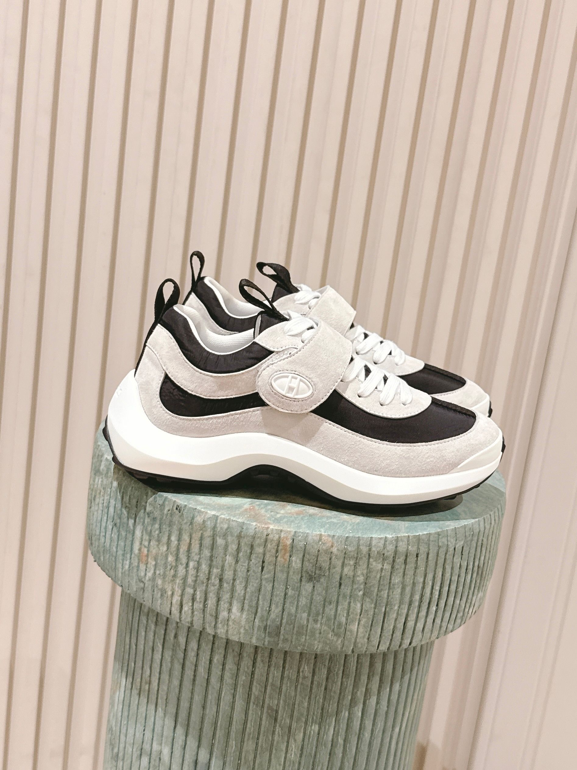 NO:559653,The top version of the couple's model for women and men 350: Hermès 25/ New Loop Thick sole increased casual sports shoes Made of imported cowhide, imported suede hollow, sports fashionable upper full circle first layer calfskin without disconnection, luxurious and luxurious, customized double lifting ring design, the outsole adopts a foam shock-absorbing midsole + TPU bottom sheet double-layer combination, casual sports, fashionable and versatile, super comfortable on the feet  Size#35-45,casual shoes/sports shoes,hermes,sneakers,cowhide,chamois leather19860909顶级版本情侣款女款男款350: 爱马仕 25/ 新品 Loop 厚底增高 休闲 运动鞋 采用进口牛皮 进口麂皮镂空 运动时尚鞋面整圈头层小牛皮无断接大气奢华 定制 双提环设计 大底采用发泡减震中底+TPU底片双层组合 休闲运动 时尚百搭 上脚超级舒适 Size#35-45,休闲鞋/运动鞋,hermes,sneakers,cowhide,chamois leather,Women's Shoes