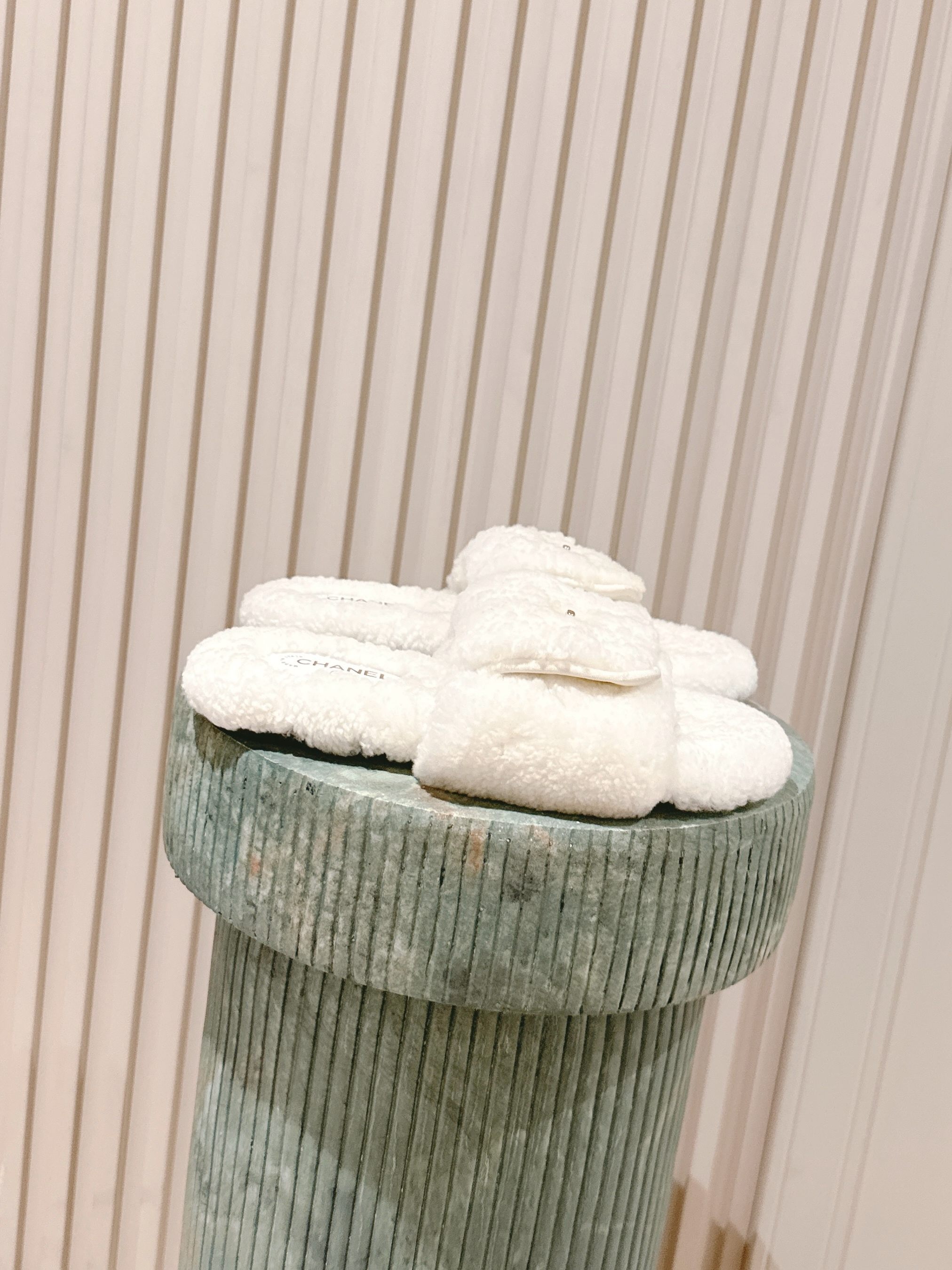 NO:498737,Top version: High-end CHANE*25s Little Chanel autumn and winter locks butterfly, it is a real model to keep!  !  It's much more comfortable than the classic Slingback!  Every color looks white, the first choice is gold powder, pink and tender whitening tool! So cute! It is also a popular little fragrant wool material imported wool, inner original material, outsole original sole Size: 35-39/40/41/Customized, no return or replacement, fur shoes, chanel, chanel, slippers19860909顶级版本:高版CHANE*25s小香奈儿秋冬锁扣爆品蝴妥妥的自留款！！比经典款Slingback舒服太多啦！每个颜色上脚都很显白 首选金粉 粉嫩粉嫩的显白利器!好嗲啊!又是火爆的小香毛拖 材质原版进口羊毛 内里原版材质 大底原版鞋底 码数:35-39/40/41/定制不退不换,毛毛鞋拖鞋,chanel,chanel,slippers,Women's Shoes