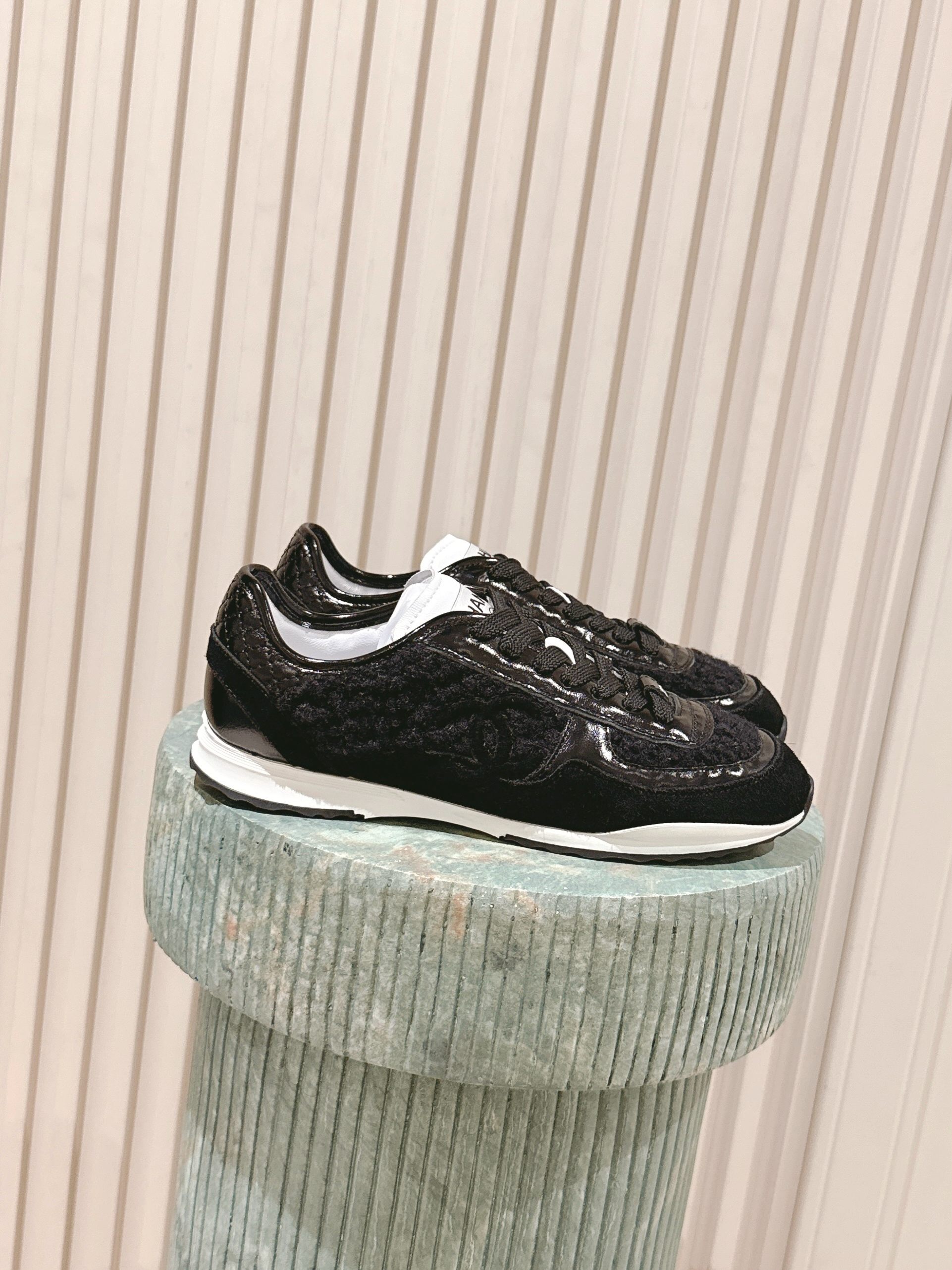 NO:559645,Purchasing agent level CHANEL Chanel 25/ New Panda sneakers and casual shoes. Counter synchronization. The counters are very popular. A shoe that is very difficult to buy. The most popular thick-soled panda shoes on the Internet. It can be imagined that Xiaoxiang control cannot miss it. It has both good looks and comfort. Simple and versatile white shoes. Super versatile. Whoever wears them looks better. Imported calfskin upper/imported suede on the upper. Imported sheepskin lining on the inside.  Outsole TPU original outsole Size#35-41 (40.41 custom-made, non-refundable), casual shoes/sports shoes, chanel, chanel, sneakers, cowhide, sheepskin, chamois leather19860909代购级 CHANEL香奈儿 25/ 新款熊猫 板鞋 休闲鞋 专柜同步 专柜非常火爆 非常难买的一款鞋 全网最火的厚底熊猫鞋 ,可想而知小香控不可错过的 颜值与舒适并存的 简约百搭小白鞋 超级百搭,闭眼入 谁穿谁好看  鞋面进口小牛皮/进口麂皮 内里进口羊皮里 大底TPU原版大底 Size#35-41（40.41订做不退换）,休闲鞋/运动鞋,chanel,chanel,sneakers,cowhide,sheepskin,chamois leather,Women's Shoes