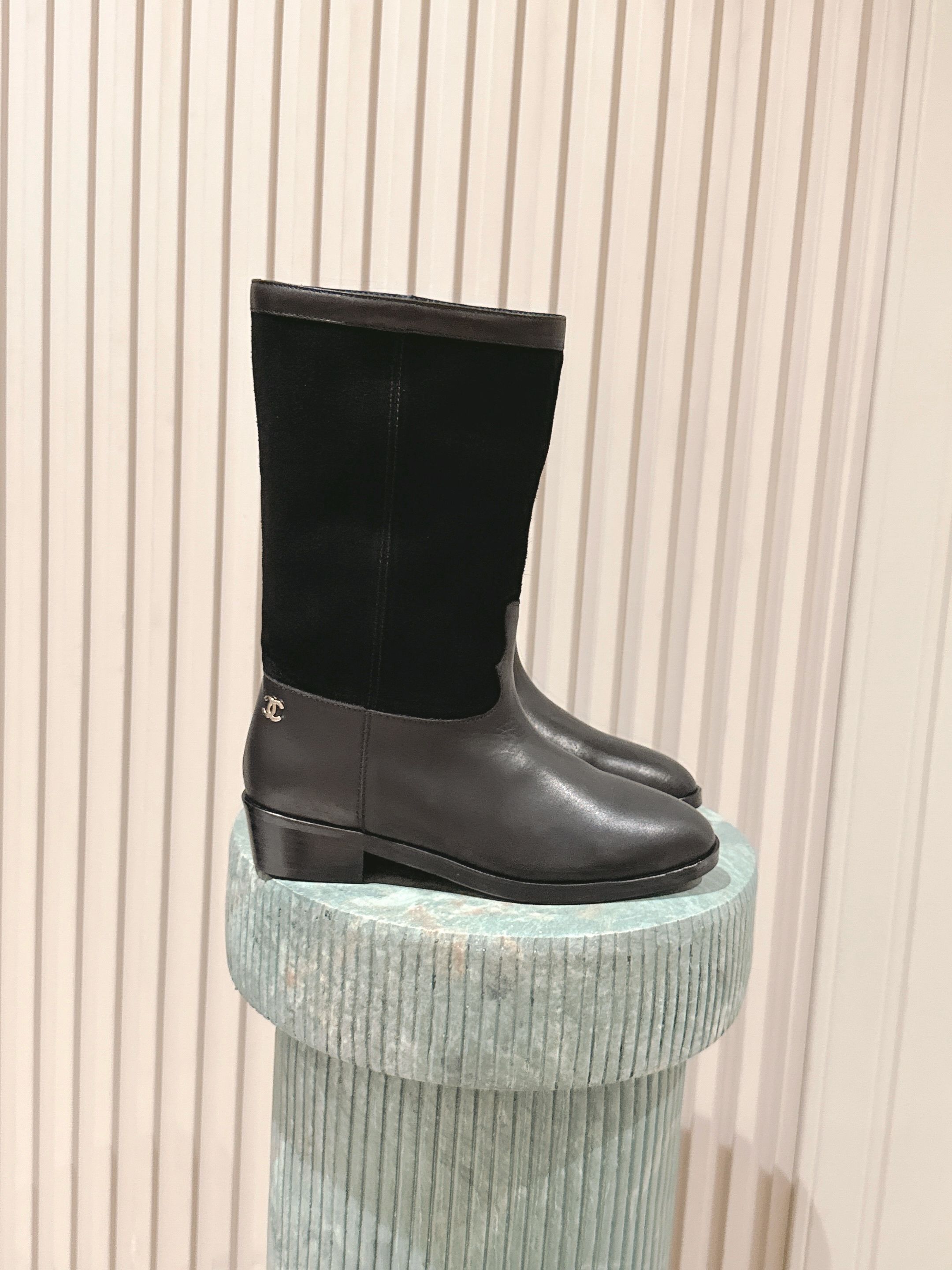 NO:498749,Top version: | 5 CHANE' Xiaoxiangjia deer leather boots are newly released, completely original one-to-one replica, super positive style, latest and fashionable design, boots that are popular all over the Internet, the feet are cool and fashionable, the unique design at the boots are the most eye-catching, the legs are also very well decorated, and the legs are slimming. The upper material is made of original cowhide deer leather spliced ​​back zipper design is easy to put on and off, the inner material is pure sheepskin, Italian leather soles! Size 35-40 40 Customized, a full set of counter packaging!, boots, chanel, chanel, boots, cowhide, sheepskin, Leather soles19860909顶级版本: | 5  CHANE' 小香家鹿皮靴上新 完全原版一比一复刻打造 版型超级正 最新时尚的设计 火遍全网的靴子,上脚又酷又时髦 靴筒处独特设计最为抢眼吸晴 上脚还很好的修饰腿型显瘦 鞋面材质采用原版牛皮拼接鹿皮后拉链设计方便穿脱,内里材质纯羊皮,意大利真皮大底！ 尺码35-40 40 定制  全套专柜包装！,靴子,chanel,chanel,boots,cowhide,sheepskin,Leather soles,Women's Shoes