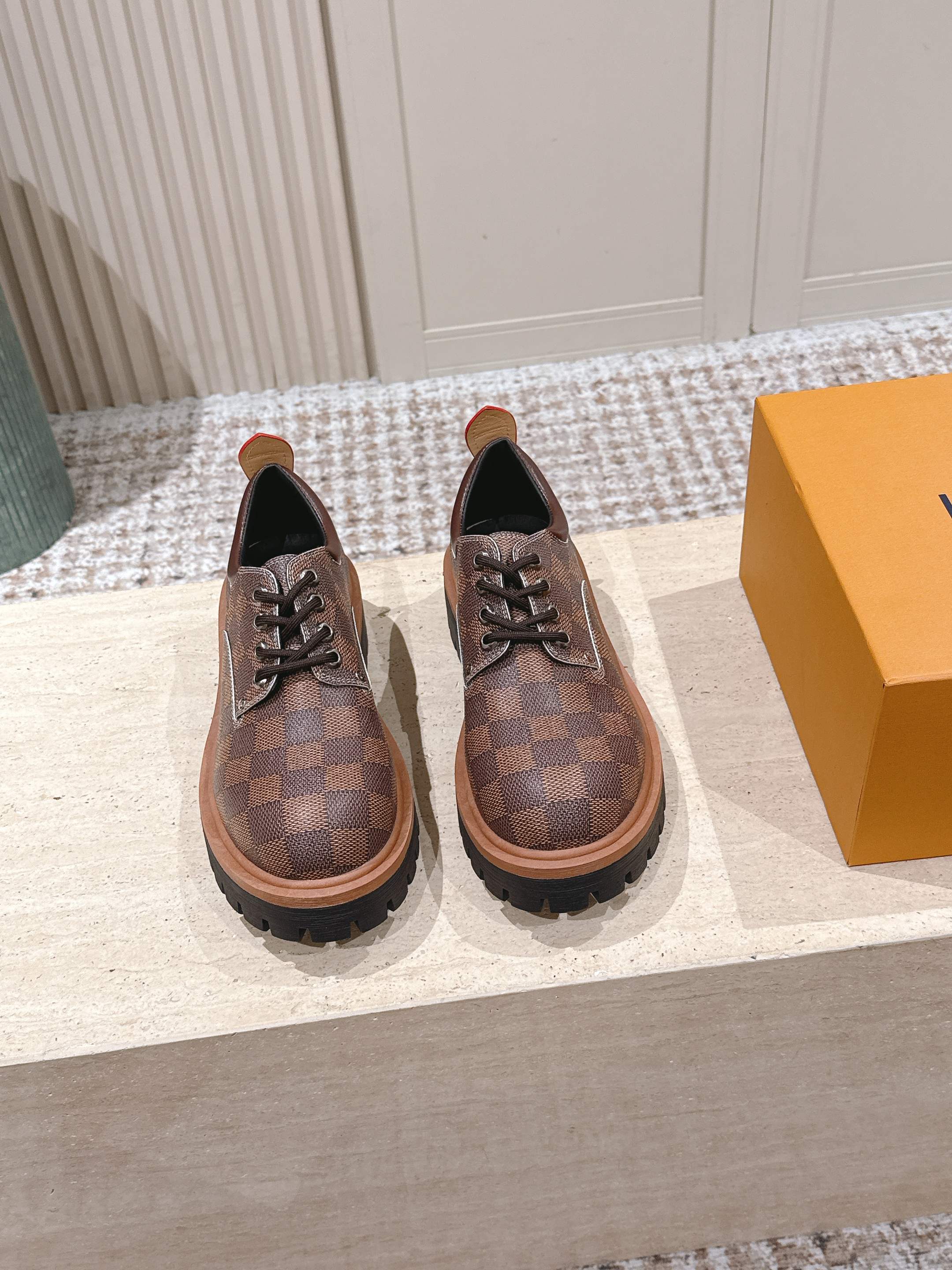 NO:559642,Top Quality::LV Louis Vuitton Runway Styles Thick Soles This collection ranges from minimalist style sneakers to eye-catching running shoes. LV stands out with its signature thick soles and modern aesthetics, while other styles use luxurious materials such as suede, leather and canvas. Some sneaker designs are futuristic, emphasizing functionality and comfort, and moving towards sports-style luxury footwear. Fabric: Cowhide Lining: Mesh Sole: Rubber combination outsole Size:  39-46(46 customized,loafers,louis vuitton,louis vuitton,loafers,sneakers,cowhide,chamois leather19860909顶级品质::LV路易威登 走秀款 厚底 此次系列包括从简约风格的运动鞋到引人注目的跑鞋.LV以其标志性的厚底和现代美学脱颖而出,而其他款式则采用了奢华的麂皮、皮革和帆布等材质.一些运动鞋设计富有未来感,强调功能性与舒适性,并向运动风格的奢华鞋履迈进 面料 : 牛皮 内里 : 网布 鞋底 : 橡胶组合大底 Size : 39-46(46定制,乐福鞋,louis vuitton,louis vuitton,loafers,sneakers,cowhide,chamois leather,Women's Shoes