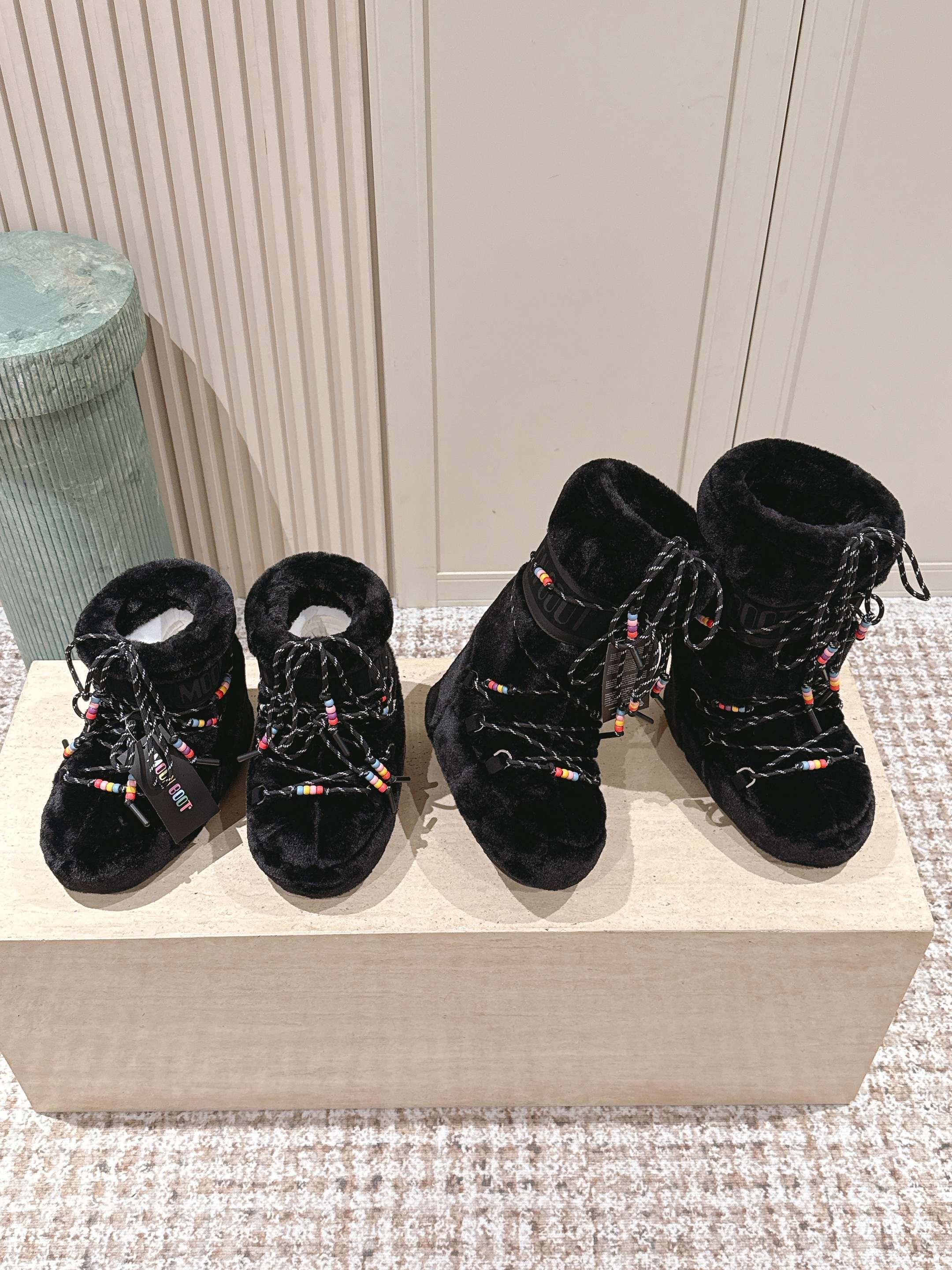 NO:559636,Purchasing agent level: Moon Boot 2025 vs the latest snow boots series for autumn and winter... Ugly snow short boots. Forget UGG, fashionable people are wearing Moon Boot snow boots. If you find it difficult to accept the revival of UGG, then there is a more alternative snow boot that is back. It is 4 cm taller. That is the Moon Boot. It was already very popular in the millennium. Paris Hilton, Victoria Beckham and other celebrities often wore it, and now the Y2K trend is popular again.  The same QQ show outfit worn by young children. The ugly snow boots that have been shown by thousands of people have become popular again. No matter whether they are men or women, they look slim and warm and easy to wear. Fabric: 70 cotton and 30 plastic. Lining: Silk cotton liner. Feet: Silk cotton liner. Outsole: Thermoplastic rubber. Sole thickness: 4cm.   Size#35-43 (41 42 43 customization is not returnable), snow boots, boots19860909代购级: Moon Boot2025vs秋冬最新款雪地靴系列……丑萌雪地短靴 忘了UGG吧,时髦人都在穿Moon Boot雪地靴 如果你难以接受UGG的复兴 那现在有一款更另类的雪地靴又杀回来了 内增高4 cm那就是Moon Boot月亮靴 在千禧年就已经非常火了 当年paris hilton、victoria beckham 等名人经常穿它,如今Y2K风潮再次流行 痞幼同款QQ秀穿搭 万人大秀的丑萌雪地靴重新翻红 不分男女不分左右 看着巨无霸巨显瘦还暖和好穿 面料: 70棉纶30塑料 内里: 丝绵内胆 垫脚: 丝绵内胆 大底: 热塑性橡胶 底厚:4cm Size#35-43（41 42 43定制不退换）,雪地靴,boots,Women's Shoes