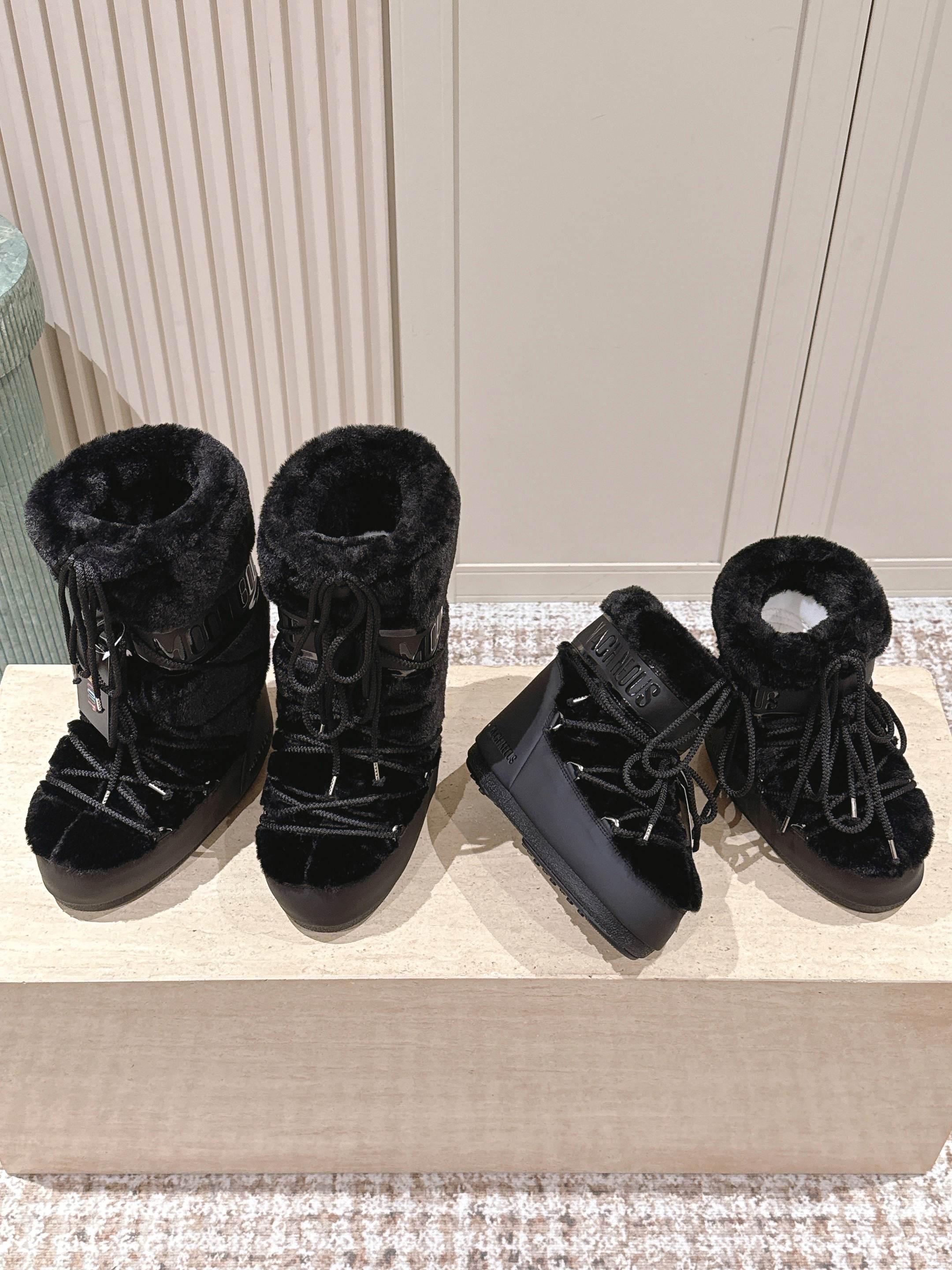 NO:559637,Purchasing agent Moon Boot 2025 vs the latest snow boots series for autumn and winter... Ugly snow short boots Forget UGG, fashionable people are wearing Moon Boot snow boots. If you find it difficult to accept the revival of UGG, then there is a more alternative snow boot that is back. It is 4 cm taller. That is the Moon Boot. It was already very popular in the millennium. Celebrities such as Paris Hilton and Victoria Beckham often wore it, and now the Y2K trend is popular again.  The same QQ show outfit worn by young children. The ugly snow boots that have been shown by thousands of people have become popular again. No matter whether they are men or women, they look slim and warm and easy to wear. Fabric: 70 cotton and 30 plastic. Lining: Silk cotton liner. Feet: Silk cotton liner. Outsole: Thermoplastic rubber. Sole thickness: 4cm.   Size#35-43 (41 42 43 customization is not returnable), snow boots, boots19860909代购级 Moon Boot2025vs秋冬最新款雪地靴系列……丑萌雪地短靴 忘了UGG吧,时髦人都在穿Moon Boot雪地靴 如果你难以接受UGG的复兴 那现在有一款更另类的雪地靴又杀回来了 内增高4 cm那就是Moon Boot月亮靴 在千禧年就已经非常火了 当年paris hilton、victoria beckham 等名人经常穿它,如今Y2K风潮再次流行 痞幼同款QQ秀穿搭 万人大秀的丑萌雪地靴重新翻红 不分男女不分左右 看着巨无霸巨显瘦还暖和好穿 面料: 70棉纶30塑料 内里: 丝绵内胆 垫脚: 丝绵内胆 大底: 热塑性橡胶 底厚:4cm Size#35-43（41 42 43定制不退换）,雪地靴,boots,Women's Shoes
