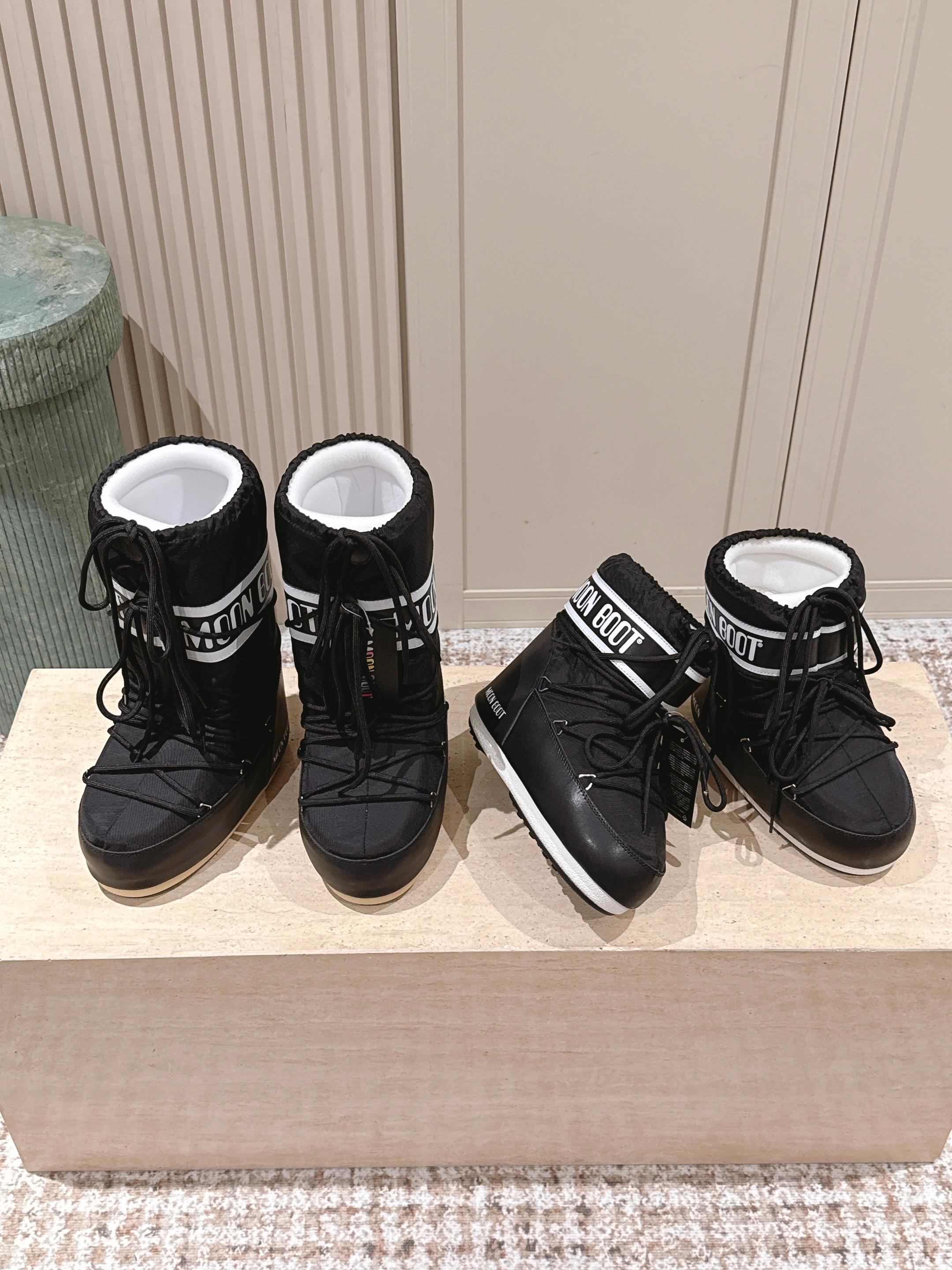 NO:559638,Purchasing-grade Moon Boot5 is the latest snow boots series for autumn and winter... Ugly snow short boots. Forget UGG, fashionable people are wearing Moon Boot snow boots. If you find it difficult to accept the revival of UGG, then there is a more alternative snow boot that is back. It is 4 cm taller. That is the Moon Boot. It was already very popular in the millennium. Paris Hilton, Victoria Beckham and other celebrities often wore it, and now the Y2K trend is popular again.  The same QQ show outfit worn by young children. The ugly snow boots that have been shown by thousands of people have become popular again. No matter whether they are men or women, they look slim and warm and easy to wear. Fabric: 70 cotton and 30 plastic. Lining: Silk cotton liner. Feet: Silk cotton liner. Outsole: Thermoplastic rubber. Sole thickness: 4cm.   Size#35-43 (41 42 43 customization is not returnable), snow boots, boots19860909代购级 Moon Boot5秋冬最新款雪地靴系列……丑萌雪地短靴 忘了UGG吧,时髦人都在穿Moon Boot雪地靴 如果你难以接受UGG的复兴 那现在有一款更另类的雪地靴又杀回来了 内增高4 cm那就是Moon Boot月亮靴 在千禧年就已经非常火了 当年paris hilton、victoria beckham 等名人经常穿它,如今Y2K风潮再次流行 痞幼同款QQ秀穿搭 万人大秀的丑萌雪地靴重新翻红 不分男女不分左右 看着巨无霸巨显瘦还暖和好穿 面料: 70棉纶30塑料 内里: 丝绵内胆 垫脚: 丝绵内胆 大底: 热塑性橡胶 底厚:4cm Size#35-43（41 42 43定制不退换）,雪地靴,boots,Women's Shoes