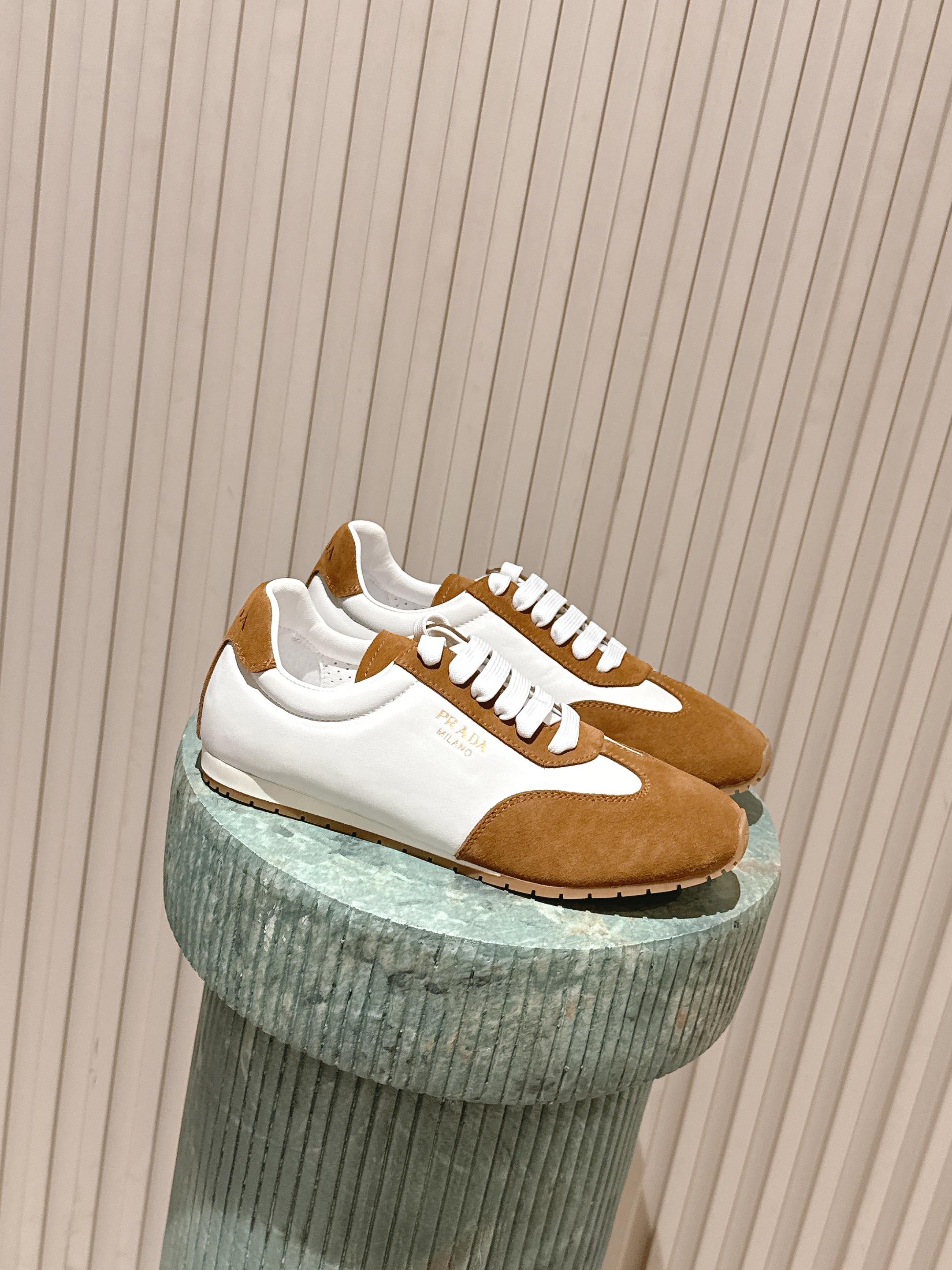 NO:559634,The top version of Prada 25ss new autumn and summer moral training shoes and casual shoes are made with precision, even stitching, leather texture is clearly visible, multi-color splicing, fashionable and elegant, soft, comfortable and breathable, decorated with PRADA letter logo on the outside. It is matched with fabric lining, silver logo cowhide foot pads, and P family's exclusive rubber outsole. The details are carefully crafted, making it a versatile item for travel!  The upper is made of original imported cowhide/mercerized cow suede, the lining is sheepskin, and the sole is original customized rubber outsole Size35-40, casual shoes/sports shoes, prada, prada, sneakers, cowhide, sheepskin19860909顶级版本Prada 普拉达 25ss秋夏新款 德训鞋 休闲鞋 精工制造,缝线均匀,皮质质感一览无余,多色拼接,时尚大方,柔软舒适透气,外侧饰有PRADA字母徽标 搭配织物内里,烫银logo牛皮脚垫,搭配P家专属橡胶大底,细节精工细作,出行百搭佳品！ 鞋面采用原版进口牛皮/丝光牛反绒 内里垫脚羊皮 鞋底原版定制橡胶大底 Size35-40,休闲鞋/运动鞋,prada,prada,sneakers,cowhide,sheepskin,Women's Shoes