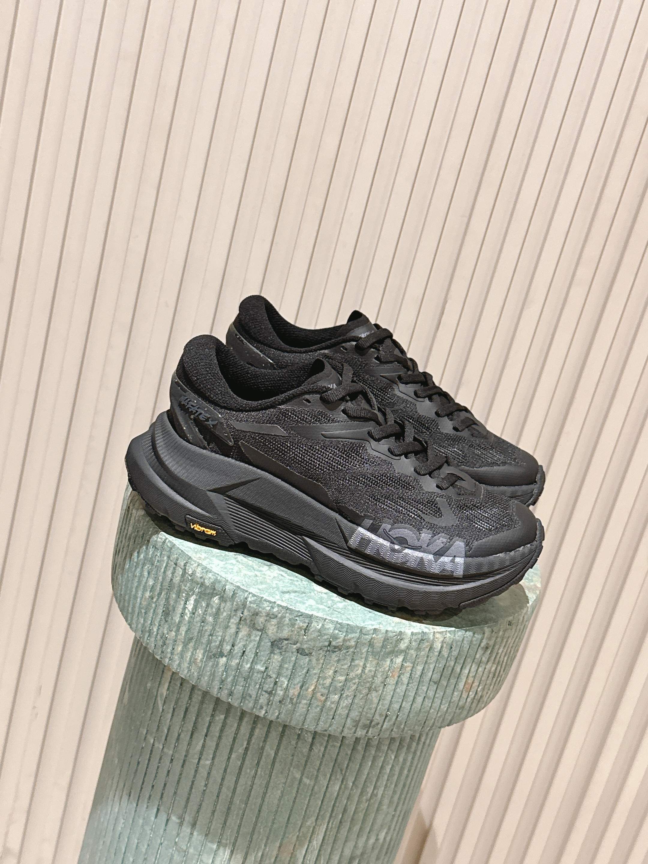 NO:559632,The top version of women's model HOKA One One Mafate X series casual sports shoes outdoor ultra-light running shoes HOKA MAFATE  The 49mm cushioning midsole and the 41mm drop in the forefoot not only retain the professional outline of cross-country running shoes, but also reshape the trend with minimalist lines. The upper is made of three-dimensional wrapped woven mesh with a dynamic support system, which is both light, breathable and full of functional wind tension; TPU reinforcement on the heel and 'pizza edge' outsole design (Vibram  Megagrip rubber), with a hint of fun and playfulness in the hard-core performance. Basic colors such as gray, black, and white are low-key and versatile, easily adaptable to outdoor functional style or urban minimalist wear. Exquisite packaging at the delivery counter. Fabric:   Original customized imported technology mesh Inner lining: Imported breathable mesh lining Sole: Original molded rubber foam material Sole thickness 5CM Size: Women's 35-40, casual shoes/sports shoes, sneakers19860909顶级版本女款 HOKA One One Mafate X 系列 休闲 运动鞋 户外 超轻 跑鞋 HOKA MAFATE X延续了系列标志性的「厚底怪兽」基因,后跟高达 49mm的缓震中底搭配前掌41mm落差,既保留了越野跑鞋的专业轮廓,又以极简线条重塑潮流感.鞋面采用立体包裹梭织网布,搭配动态支撑系统,既轻盈透气又充满机能风张力；后跟TPU加固与「披萨边」大底设计（Vibram Megagrip橡胶）,在硬核性能中透出一丝趣味俏皮.灰、黑、白等基础配色低调百搭,轻松适配户外机能风或都市极简穿搭 配送专柜精美包装 面料 : 原版定制进口科技网面 内里 : 进口透气网里 鞋底 : 原版开模橡胶发泡材质 底厚 5CM Size : 女款35-40,休闲鞋/运动鞋,sneakers,Women's Shoes