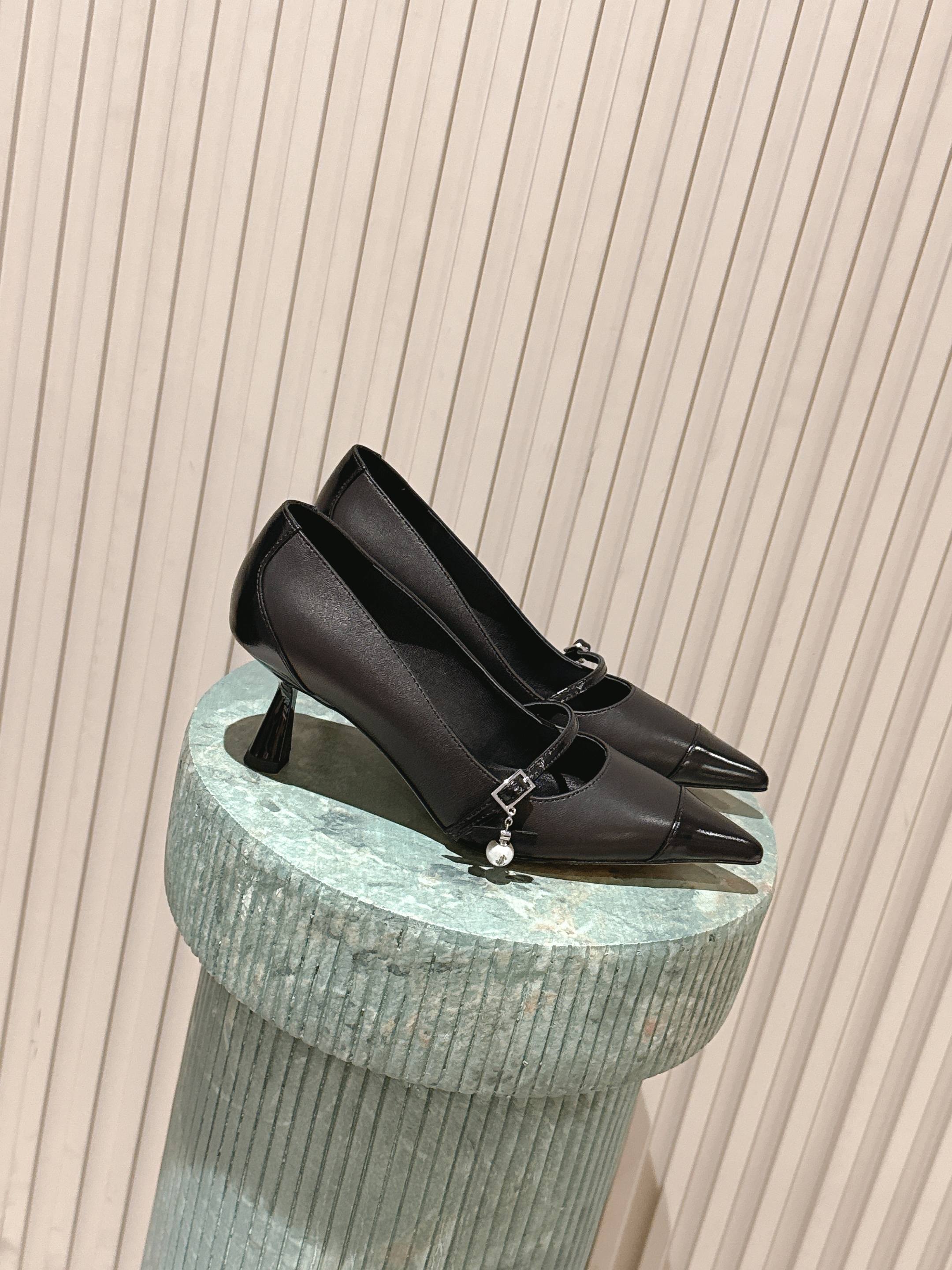 NO:559630,Top version: JIMMY CHOO JC 25/ Scarlet new pearl high-heeled shoes, original last, perfect lines, simple and elegant, thick heels that show temperament on the feet, comfortable and versatile, and can also elongate the legs, make the legs taller, slimmer and longer. JC is the best at girls, sweet, but also adds seductive sexiness. The fabric is imported first-layer cowhide, the lining is imported crystal sheepskin, the sole is Italian genuine leather, the heel height is 5cm  Size#35-42 (40.41.42 custom-made, non-returnable), high heels, jimmy choo, jimmy choo, high heels, cowhide, sheepskin, Leather soles19860909顶级版本:JIMMY CHOO吉米周 JC 25/ Scarlet 新款 珍珠高跟单鞋 原版套楦,完美的线条,简约大气上脚显气质粗跟舒适百搭,还能拉长双腿显高显瘦显腿长,JC最擅长的女生甜美,更是添加了诱惑的性感 面料进口头层牛皮 内里进口水晶羊皮 鞋底意大利真皮大底 跟高5cm Size#35-42（40.41.42订做不退换）,高跟鞋单鞋,jimmy choo,jimmy choo,high heels,cowhide,sheepskin,Leather soles,Women's Shoes