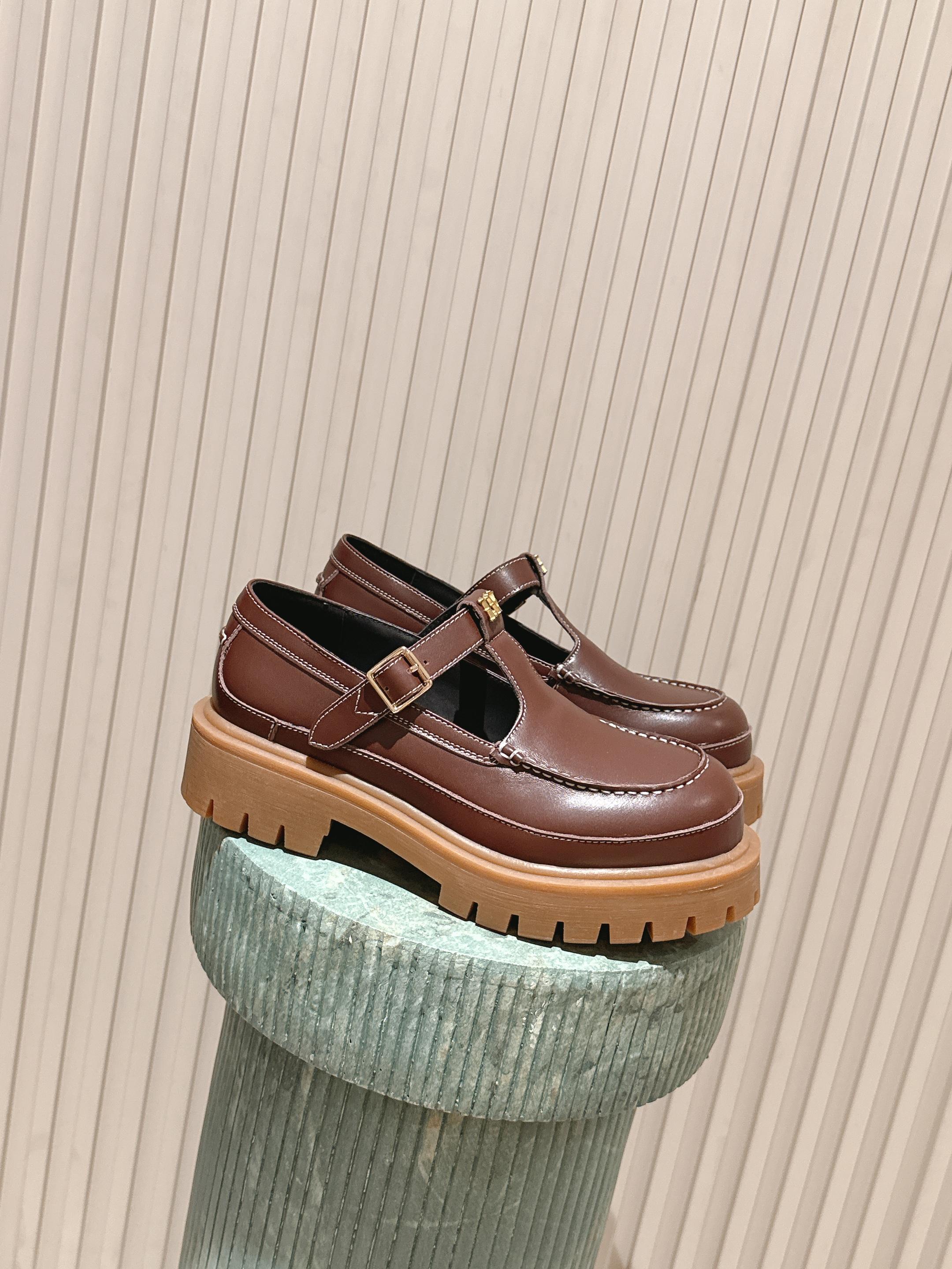 NO:559626,Top Quality::LV Louis Vuitton Runway Styles Thick Soles This collection ranges from minimalist style sneakers to eye-catching running shoes. LV stands out with its signature thick soles and modern aesthetics, while other styles use luxurious materials such as suede, leather and canvas. Some sneaker designs are futuristic, emphasizing functionality and comfort, and moving towards sports-style luxury footwear. Fabric: Cowhide Lining: Mesh Sole: Rubber combination outsole Size:  39-46 (45.46),loafers,louis vuitton,louis vuitton,loafers,sneakers,cowhide,chamois leather19860909顶级品质::LV路易威登 走秀款 厚底 此次系列包括从简约风格的运动鞋到引人注目的跑鞋.LV以其标志性的厚底和现代美学脱颖而出,而其他款式则采用了奢华的麂皮、皮革和帆布等材质.一些运动鞋设计富有未来感,强调功能性与舒适性,并向运动风格的奢华鞋履迈进 面料 : 牛皮 内里 : 网布 鞋底 : 橡胶组合大底 Size : 39-46（45.46）,乐福鞋,louis vuitton,louis vuitton,loafers,sneakers,cowhide,chamois leather,Women's Shoes