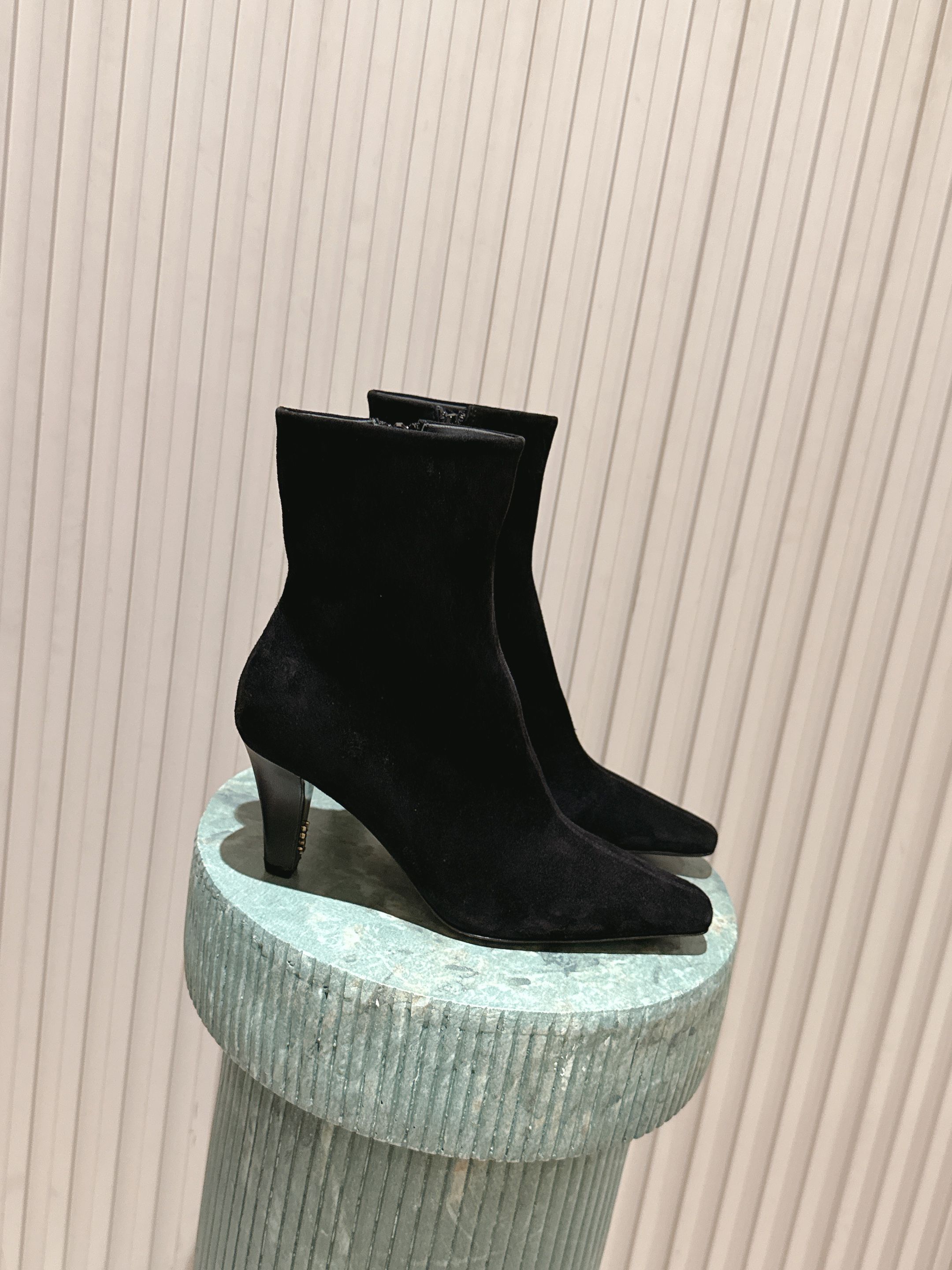 NO:559624,Purchasing agent Saint Laurent 25ss new autumn and winter style, side zipper, high heel and short boots. The whole shoe is very simple and elegant. The small square toe is more refined and fashionable. You can see that the side of our boots is designed according to the curvature of human leg shape. The upper foot is very delicate and not attractive. It lengthens the leg shape and is suitable for various occasions. It is a must-have item for autumn and winter!  The upper is made of original imported cowhide, the lining is sheepskin, the sole is original custom-made Italian leather outsole, the heel height is 7.5cm, Size35-41 (40 41, custom-made, non-returnable, boots, saint laurent, saint laurent, boots, cowhide, sheepskin, Leather soles19860909代购级 Saint Laurent 圣罗兰 25ss秋冬新款 侧拉链 高跟.短靴 整个鞋非常的简约大气 小方头更加的精致时髦 可以看到我们靴子侧面是按照人体腿型设计出来的弧度 上脚非常秀气好看不挑人 拉长腿型 适合各种场合搭配 秋冬穿搭必备单品！ 鞋面采用原版进口牛皮 内里垫脚羊皮 鞋底原版定制意大利真皮大底 跟高7.5cm Size35-41（40 41 定做不退换,靴子,saint laurent,saint laurent,boots,cowhide,sheepskin,Leather soles,Women's Shoes