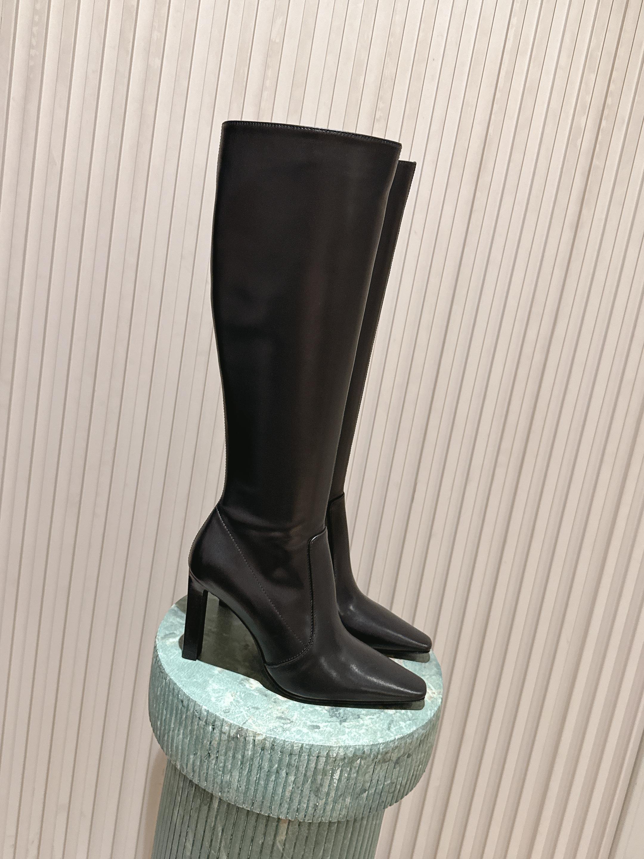 NO:559622,Purchasing agent Saint Laurent 25ss new autumn and winter style, side zipper, high heel and high boots. The whole shoe is very simple and elegant. The small square toe is more refined and fashionable. You can see that the side of our boots is designed according to the curvature of human leg shape. The upper foot is very delicate and not attractive. It lengthens the leg shape and is suitable for various occasions. It is a must-have item for autumn and winter!  The upper is made of original imported cowhide, the lining is sheepskin, the sole is original custom-made Italian leather outsole, the heel height is 10cm, Size35-41 (40 41), custom-made, non-returnable, boots, saint laurent, saint laurent, boots, cowhide, sheepskin, Leather soles19860909代购级 Saint Laurent 圣罗兰 25ss秋冬新款 侧拉链 高跟.高靴 整个鞋非常的简约大气 小方头更加的精致时髦 可以看到我们靴子侧面是按照人体腿型设计出来的弧度 上脚非常秀气好看不挑人 拉长腿型 适合各种场合搭配 秋冬穿搭必备单品！ 鞋面采用原版进口牛皮 内里垫脚羊皮 鞋底原版定制意大利真皮大底 跟高10cm Size35-41（40 41 定做不退换,靴子,saint laurent,saint laurent,boots,cowhide,sheepskin,Leather soles,Women's Shoes