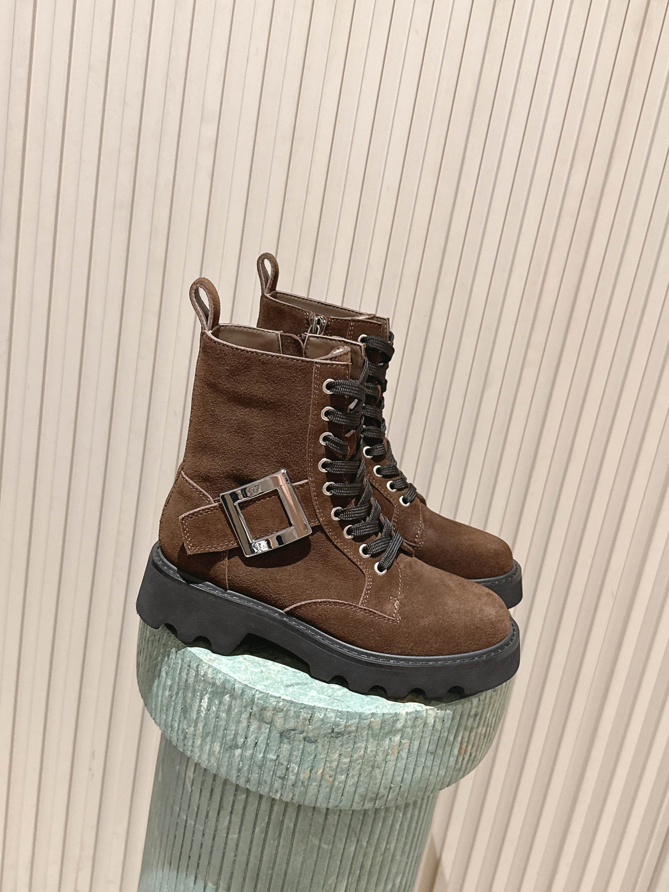 NO:559635,Top version full leather: Yang Jing: a must-have for RV in autumn and winter!  Super versatile short boots that make you look taller and slimmer!  New short boots for 25 years!  RV Viv Ranger Truck square buckle ankle boots. The first pair of short boots this autumn and winter must have these boots. The position of the boots is sweet and cool. The design can be salty or sweet. It is 5 centimeters higher and is comfortable and easy to walk. The full leather material is full of texture. size 35-41, boots, boots, sheep19860909顶级版本全皮:羊京:RV秋冬必备！超百搭的短靴,显高又显瘦！ 25年新款短靴！ RV Viv Ranger Truck 方扣及踝靴 今年秋冬的第一双短靴必备有这双靴子的位置甜酷风的设计可盐可甜,5公分增高舒适好走 全皮材质质感满满# size 35-41,靴子,boots,sheep,Women's Shoes