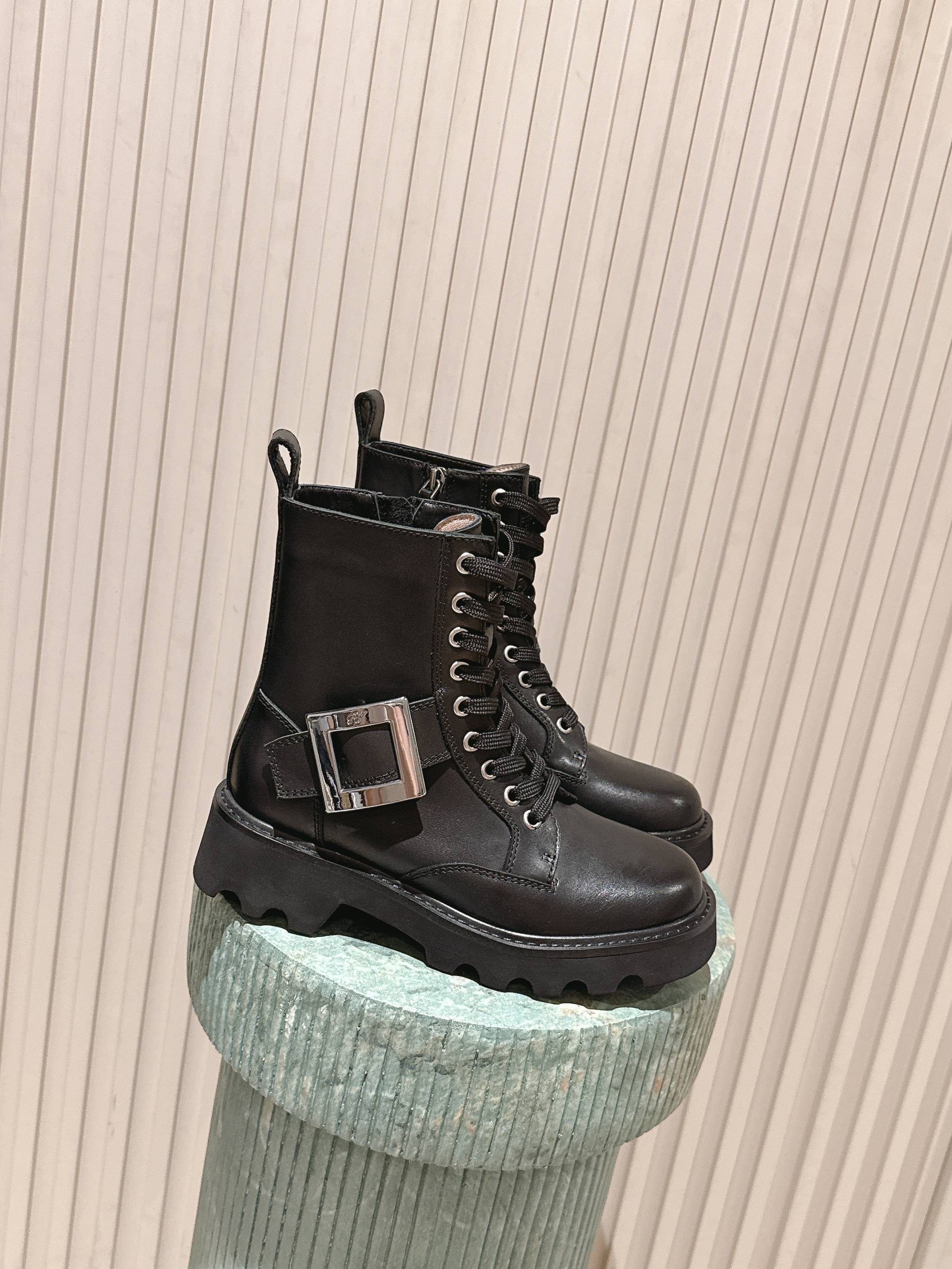 NO:559633,Top version full leather: a must-have for Yangjing RV in autumn and winter!  Super versatile short boots that make you look taller and slimmer!  New short boots for 25 years!  RV Viv Ranger Truck square buckle ankle boots. The first pair of short boots this autumn and winter must have these boots. The position of the boots is sweet and cool. The design can be salty or sweet. It is 5 centimeters higher and is comfortable and easy to walk. The full leather material is full of texture. size 35-41, boots, boots, sheep19860909顶级版本全皮:羊京RV秋冬必备！超百搭的短靴,显高又显瘦！ 25年新款短靴！ RV Viv Ranger Truck 方扣及踝靴 今年秋冬的第一双短靴必备有这双靴子的位置甜酷风的设计可盐可甜,5公分增高舒适好走 全皮材质质感满满# size 35-41,靴子,boots,sheep,Women's Shoes