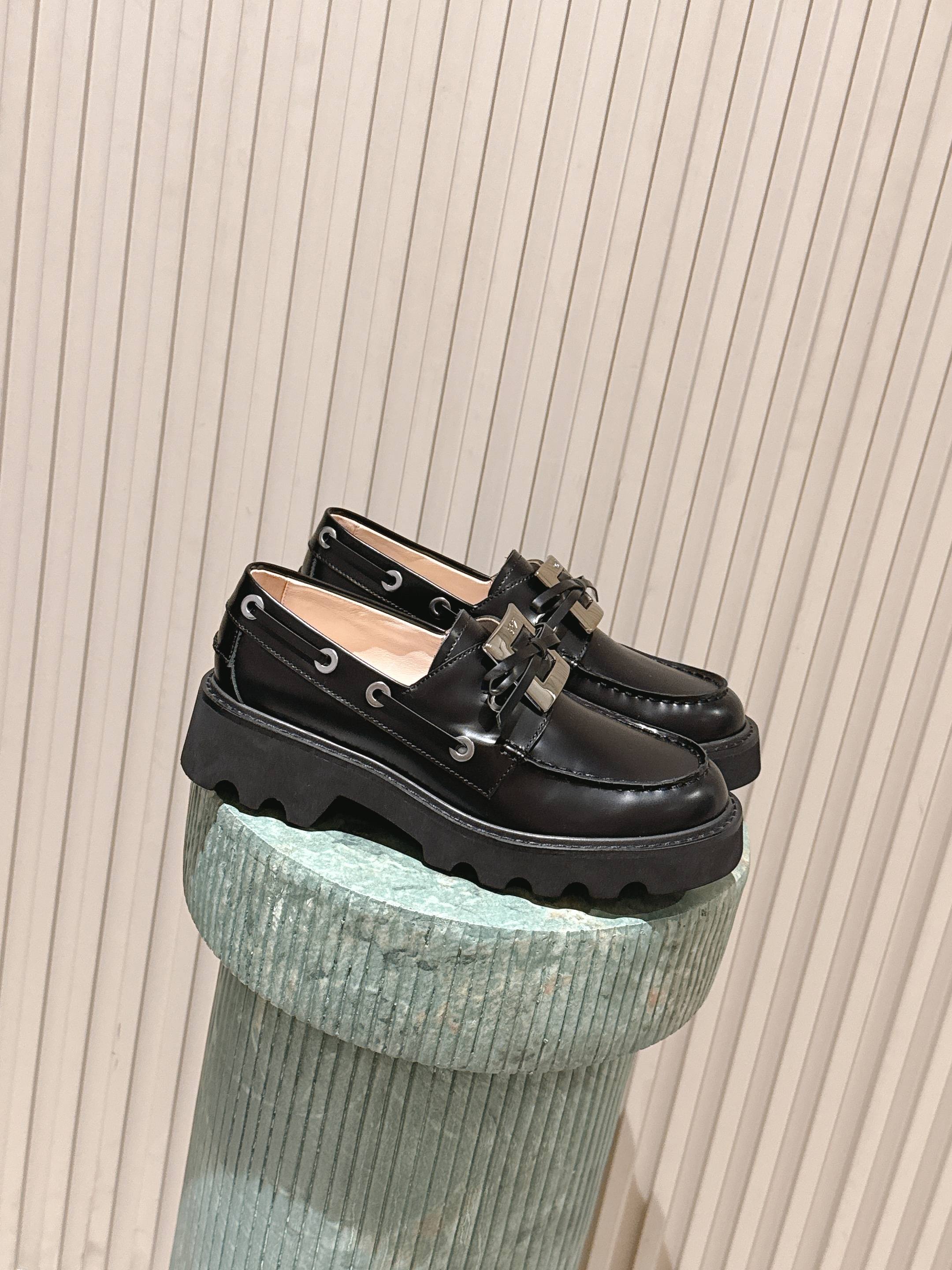 NO:559629,Top version: RV’s stylish loafers!  Love it so much!  New loafers with upgraded soles, more anti-slip and friction, metal buckle and diamond buckle options, height 4.5, increased height without tiring the feet. Calf leather material, texture and details are superb. Siz Goose 35-41, loafers, loafers, cowhide19860909顶级版本:Rv巨有型的乐福鞋！太爱了！ 新款乐福鞋 鞋底升级,更有防滑力,和摩擦力,金属扣钻扣选择,高度4.5,增高的同时又不累脚 小牛皮材质,质感细节都超咱 siz鹅35-41,乐福鞋,loafers,cowhide,Women's Shoes