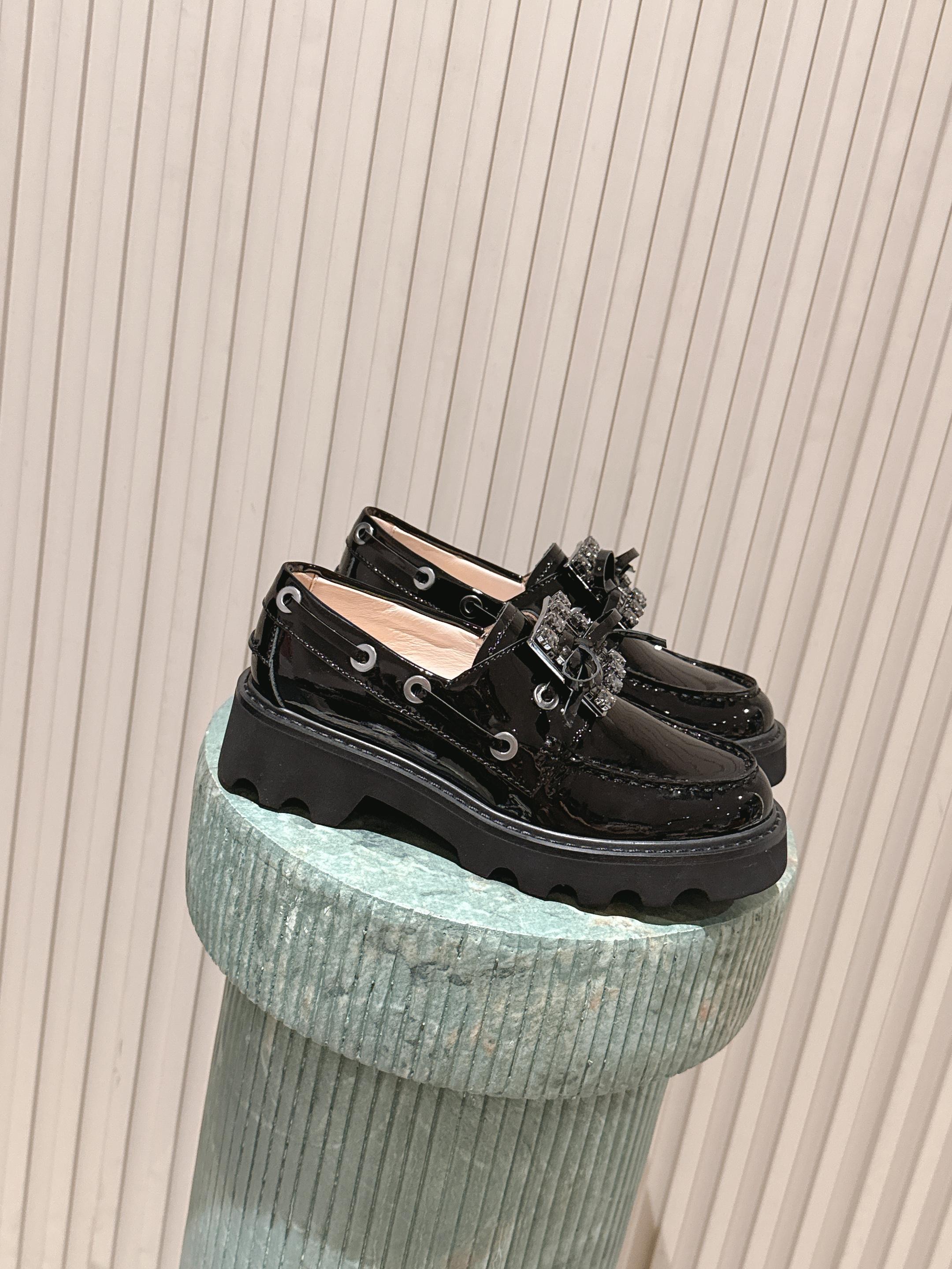 NO:559631,Top version: RV’s stylish loafers!  Love it so much!  New loafers with upgraded soles, more anti-slip and friction, metal buckle and diamond buckle options, height 4.5, increased height without tiring the feet. Calf leather material, texture and details are superb. Siz Goose 35-40, loafers, loafers, cowhide19860909顶级版本:Rv巨有型的乐福鞋！太爱了！ 新款乐福鞋 鞋底升级,更有防滑力,和摩擦力,金属扣钻扣选择,高度4.5,增高的同时又不累脚 小牛皮材质,质感细节都超咱 siz鹅35-40,乐福鞋,loafers,cowhide,Women's Shoes