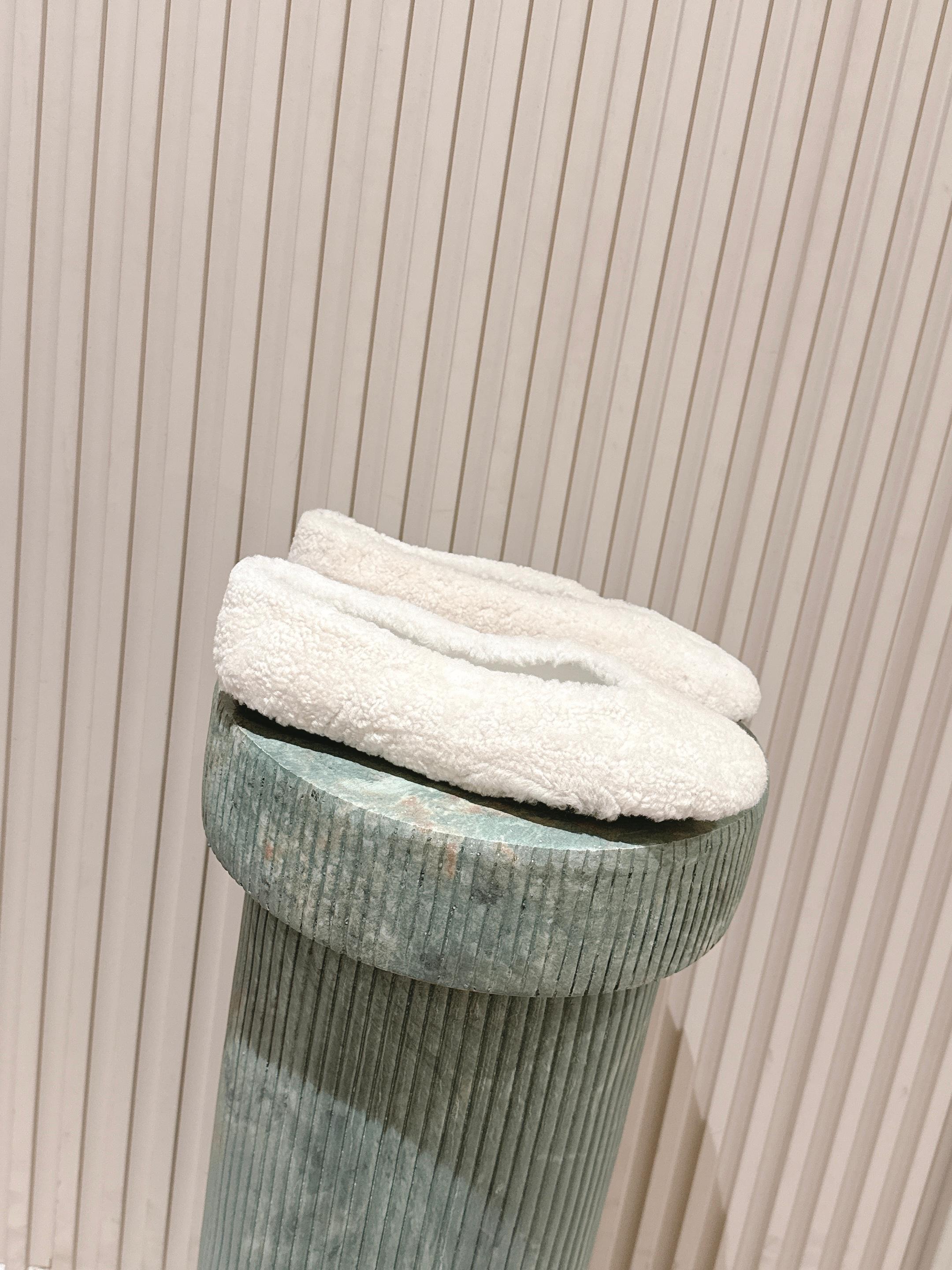 NO:559627,Top version: Bottega Venet* 25ss furry ballet slippers. Rosa is inspired by the flow and elegance of nature, such as the soft curves of waves and the natural folds on leaves, reflecting a relaxed dynamic and harmonious vitality. Live every day seriously, buy autumn clothes and look forward to the arrival of autumn. It must be wrapped in the touchable warmth of a soft waxy sweater, and also have the crisp sound of falling leaves under your feet. Wool upper, sheepskin lining, genuine leather outsole  Size35-42 (40 41 42 customized, non-returnable), fur shoes, bottega veneta, sweaters, sheepskin, Leather soles19860909顶级版本:Bottega Venet* 25ss 毛毛芭蕾舞鞋 Rosa的灵感来自大自然的流动和优雅 如波浪的柔和曲线以及树叶上的天然褶皱,体现出一种轻松自如的动感与和谐 生命力,认真过好每一天,添置秋装期待秋日的到来,它一定包裹在软糯毛衣里可触摸的温暖,也有脚下落叶清脆的声音. 鞋面羊毛 内里羊皮 鞋底真皮大底 Size35-42（40 41 42订做不退换）,毛毛鞋,bottega veneta,sweaters,sheepskin,Leather soles,Women's Shoes